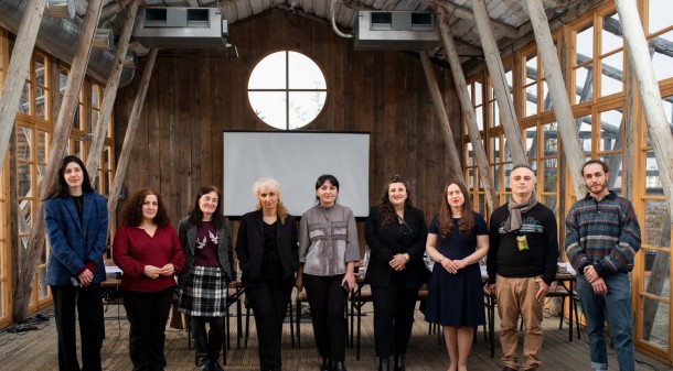 13 დეკემბერს ქარტიის ყოველწლიური, რიგით მეჩვიდმეტე
საერთო კრება გაიმართა. კრებაზე ანგარიშით წარდგნენ ქარტიის საბჭოს
თავმჯდომარე ნანა ბიგანიშვილი, სარევიზიო კომისიის თავმჯდომარე კამილა
მამედოვა და ქარტიის აღმასრულებელი დირექტორი ლია
ჩახუნაშვილი.&nbsp;
საერთო კრებაზე გამოვლინდნენ ქარტიის პრიზის 2025
გამარჯვებულებიც.
გარდა ამისა, საერთო კრებაზე, მედიის ადვოკატირების
კოალიციამ, საქართველოს ჟურნალისტური ეთიკის ქარტიასთან
თანამშრომლობით, ჟურნალისტიკის განვითარებაში შეტანილი განსაკუთრებული
წვლილისთვის პრიზი გადასცა „ბათუმელებისა“ და „ნეტგაზეთის“
დამფუძნებელს მზია ამაღლობელს.&nbsp;
ქარტიის ყოველწლიური კრების მონაწილეებმა მიიღეს
მიმართვა
ქვეყანაში მოქმედი შესაბამისი ინსტიტუციების მიმართ უკანონო
პატიმრობაში მყოფი კოლეგის, „ბათუმელებისა“ და „ნეტგაზეთის“
დამფუძნებლის, მზია ამაღლობელის, გათავისუფლების მოთხოვნით, რათა მას
მიეცეს საშუალება, კვალიფიციური სამედიცინო დახმარება
მიიღოს.&nbsp;&nbsp;&nbsp;
საერთო კრებაზე საქართველოს ჟურნალისტური ეთიკის ქარტიის
წევრებმა საბჭოს სამი ახალი წევრი აირჩიეს, თითოეული სამწლიანი
ვადით.&nbsp;
საბჭოს წევრები გახდნენ:
თბილისის ქვოტით - ნათია ამირანაშვილი („პუბლიკა“)
რეგიონების ქვოტით - ლელა დუმბაძე („ბათუმელები“,
ბათუმი) და თემო ინასარიძე (ფრილანსერი, ახალციხე).
ქარტიის საბჭოში სულ 9 წევრია, 6 წევრი რეგიონულ მედიას
წარმოადგენს, 3 კი თბილისს. საბჭოს წევრად ყოფნის ვადა ამოეწურათ
თბილისის ქვოტით ნინო რამიშვილს, ხოლო რეგიონის ქვოტით საბა
წიწიკაშვილს და ვლადიმერ&nbsp; ჩხიტუნიძეს.&nbsp;
საბჭოს თავმჯდომარედ ყოფნის ვადა ამოეწურა ნანა
ბიგანიშვილს. საბჭოს ახალმა შემადგენლობამ თავმჯდომარედ თიკო ზაზაძე
აირჩია, ერთწლიანი ვადით.&nbsp;
საბჭოს ახალი შემადგენლობა ასეთია:&nbsp;
თიკო ზაზაძე (თავმჯდომარე)
ნათია ამირანაშვილი&nbsp;
ნანა ბიგანიშვილი&nbsp;
ნინო გელაშვილი
თიკო დავაძე
ლელა დუმბაძე
თემო ინასარიძე
ნინო კაპანაძე
ირაკლი მსხილაძე
კრებაზე საქართველოს ჟურნალისტური ეთიკის ქარტიის
წევრებმა სარევიზიო კომისიის სამი ახალი წევრი აირჩიეს, თითოეული
სამწლიანი ვადით. სარევიზიო კომისიის წევრები გახდნენ თამარ რუხაძე,
ცქრიალა შერმადინი და თინათინ დვალიშვილი. სარევიზიო კომისიის წევრად
ყოფნის ვადა ამოეწურათ კამილა მამედოვას, ნინო შუბითიძეს და მალხაზ
რეხვიაშვილს. სარევიზიო კომისიის ახალმა შემადგენლობამ თავმჯდომარედ
თინათინ დვალიშვილი აირჩია.&nbsp;

