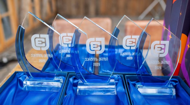 13 დეკემბერს საქართველოს ჟურნალისტური ეთიკის ქარტიამ
ქარტიის წევრთა საერთო
კრებაზე „ქარტიის პრიზი 2025“-ის გამარჯვებულები
გამოავლინა.&nbsp;
ნამუშევრები 
წინასწარ გამოცხადებული კრიტერიუმების მიხედვით შეაფასა
დამოუკიდებელმა ჟიურიმ.&nbsp;
2025 წელს ქარტიამ კონკურსი მეცამეტედ ჩაატარა და
ამჯერად ქარტიის პრიზი 4 კატეგორიაში გაიცა.&nbsp;
ფოტო/ფოტორეპორტაჟი ონლაინ და ბეჭდურ მედიაში:

მინდია გაბაძე
სტატია/მულტიმედია სტატია ონლაინ მედიაში: 
ნათია ამირანაშვილი&nbsp;
სიღრმისეული ან საგამოძიებო ნამუშევარი: 
სტუდია „მონიტორი“
ქალთა უფლებებისა და გენდერული თანასწორობის გაშუქება:

ნასტასია არაბული&nbsp;
პირველ სამ კატეგორიაში პრიზი დააწესა საკუთრივ ეთიკის
ქარტიამ, ხოლო ქალთა უფლებებისა და გენდერული თანასწორობის გაშუქებაში
პრიზი ეთიკის ქარტიამ გაეროს ქალთა ორგანიზაციასთან
თანამშრომლობით.&nbsp;
მედიის ადვოკატირების კოალიციამ, საქართველოს
ჟურნალისტური ეთიკის ქარტიასთან თანამშრომლობით, ჟურნალისტიკის
განვითარებაში შეტანილი განსაკუთრებული წვლილისთვის პრიზი გადასცა
„ბათუმელებისა“ და „ნეტგაზეთის“ დამფუძნებელს მზია
ამაღლობელს.&nbsp;
