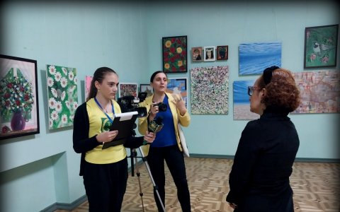 ახალი ქართული  გიმნაზია და TV ინკოგნიტოს ჟურნალისტებმა გააშუქეს მამუკა ონაშვილის ნახატების გამოფენა.
