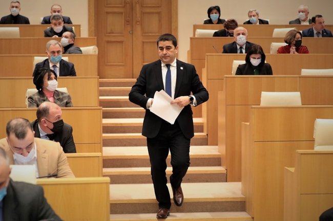 პაპუაშვილის მოხსენებისთვის პარლამენტში მხოლოდ თითო მაუწყებლიდან არაუმეტეს ორ ჯგუფს დაუშვებენ 