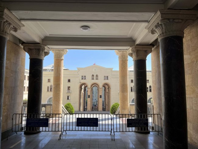 პარლამენტი ირაკლი კობახიძის მოსმენაზე ონლაინ მედიას არ დაუშვებს 