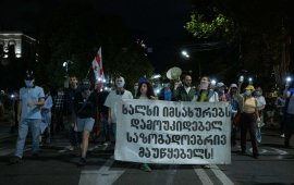 (ფოტო: მარიამ ქავშბაია / „პუბლიკა“)

„არ იქნება სამართალი? არ იქნება მშვიდობა!“; „გააშუქე
სიმართლე“; „მოუსმინეთ ხალხის ხმას! ხალხი ითხოვს სამართალს“
- ეს და არაერთი სხვა, პოლიტიკურ თუ სოციალურ საკითხთან დაკავშირებული
შეძახილი გზად საზოგადოებრივი მაუწყებლის ძველი შენობიდან
პარლამენტამდე, მე-10 თვეა ყოველ საღამოს ისმის.
საზმაუს მარშმა, რომლის მონაწილეებიც „პირველი არხის“
სარედაქციო პოლიტიკას ღიად აკრიტიკებენ, კოსტავას 68-სთან შეკრება
გასული წლის 30 ნოემბრიდან დაიწყო.

------------------------------------------------------------
2 დღით ადრე, 2024 წლის 28 ნოემბერს, „ქართული
ოცნების“ პრემიერ მინისტრმა, ირაკლი კობახიძემ თქვა, რომ საქართველოს
ევროკავშირში გაწევრიანების მოლაპარაკების პროცესს აჩერებდა, რასაც
ქვეყანაში ფართომასშტაბიანი პროევროპული საპროტესტო აქციების დაწყება
მოჰყვა. მოქალაქეები პარლამენტთან 307-ე დღეა უწყვეტად
იკრიბებიან.

------------------------------------------------------------
მაშინ საზოგადოებრივი მაუწყებლის შენობასთან შეკრებილმა
მოქალაქეებმა „პირველი არხი“ არაობიექტურ და მიკერძოებულ გაშუქებაში
დაადანაშაულეს და პირდაპირი ეთერის დათმობა მოითხოვეს. სახალხო
პროტესტის შედეგად ტელევიზიის ბადეში „საგანგებო ეთერი“ (30-45
წუთიანი გადაცემა) გაჩნდა, თუმცა არხის მენეჯმენტმა იანვრიდან ეს
ფორმატი გააუქმა. პროტესტის მონაწილეებმა კი „პირველი არხის“ ყოფილ
შენობასთან „სახალხო ეთერის“ მოწყობა და იმ თემებზე საუბარი დაიწყეს,
რასაც, მათი თქმით, სწორედ საზოგადოებრივი მაუწყებელი უნდა
აშუქებდეს.


(ფოტო: ალექსანდრე ქეშელაშვილი / „პუბლიკა“)
მარიამ დალაქიშვილი სოციოლოგი, ილიას სახელმწიფო
უნივერსიტეტის ასისტენტ-პროფესორია. ის სამსახურიდან, თითქმის
ყოველდღე საზოგადოებრივი მაუწყებლის ძველ შენობასთან მიდის და მარშის
წევრებს უერთდება.
„მახსოვს, ტელევიზორი რომ ჩავრთე და საზოგადოებრივ
მაუწყებელთან ხალხი დავინახე, მივხვდი, რომ ვერც ერთი წუთით უფრო
გვიან ვერ მივიდოდი და აქ წამოვედი. იმის მერე, ყოველდღიურად ვცდილობ
ჩემი წვლილი შევიტანო ამ პროტესტში“, - იხსენებს მარიამი ჩვენთან
საუბრისას.
მისთვის დამოუკიდებელი საზოგადოებრივი მაუწყელის იდეა
მნიშვნელოვანია და სწორედ ამიტომ იბრძვის ისეთი მაუწყებლის
არსებობისთვის, როგორიც, მისი თქმით, აქამდე არასდროს გვქონია:
„ქუჩაში ადამიანებს არბევდნენ, პროტესტის ამხელა ტალღა
იყო და საზოგადოებაში არსებული უკმაყოფილება და პროტესტი ფაქტობრივად
არ შუქდებოდა. იმის მაგივრად, რომ საუბარი ადამიანების რეალურ წუხილზე
ყოფილიყო, იანვარში მაგალითად, ყველა გადართვაზე ეთერში SpiderMan-ი
გადიოდა. დღესაც ასეა, ისე დაიწყო ეს სასწავლო წელი, საზმაუს ეთერში
ვერ მოისმენთ იმას, რომ ახლაც ძალიან ბევრ სკოლაში წყლისა და
საპირფარეშოს პრობლემა არ არის გადაჭრილი; რომ რეგიონებში
საავადმყოფოებში საშინელი გამოწვევის წინაშე დგანან ექიმები,
ფაქტობრივად შიშველი ხელებით უწევთ ყოველდღიურ პრობლემებთან
გამკლავება. ეს არის მნიშვნელოვანი, ამაზე იყოს საზოგადოებრივ
მაუწყებელზე საუბარი. საერთოდ რაზე ვსაუბრობთ, როცა ამდენი
პოლიტპატიმარი გვყავს ქვეყანაში და ის, რასაც უნდა ემსახურებოდეს,
მოსაპოვებელი და საბრძოლია.
ფონად სულ მესმის ხოლმე, რა საჭიროა საზოგადოებრივი
მაუწყებლის არსებობა?! იმ ქვეყნებში, სადაც ის თავის რეალურ ფუნქციას
ასრულებს, საზოგადოებრივი მაუწყებელი ადამიანებს საშუალებას აძლევს
ისაუბრონ თავიანთ წუხილებზე, ეხმარება მათ ერთმანეთის დანახვასა და
სოლიდარობისა და თანაგანცდის გაღვივებაში. 
ვიბრძვი იმისთვის, რომ მქონდეს ისეთი
საზოგადოერივი მაუწყებელი, როგორიც არასდროს არ გვქონია.
წლების მანძილზე რაღაცები, რაც ბრძოლის ან პროტესტის შედეგად
იცვლებოდა, ბოლომდე არასდროს არ ყოფილა ისეთი, როგორიც უნდა ყოფილიყო.
არსობრივი ამობრუნებისთვის ვიბრძვი, რომ ეს არხი მართლა თავის რეალურ
იდეას ემსახურებოდეს“.


(ფოტო: chai khana)
საზოგადოებრივ მაუწყებელთან გამართულ საპროტესტო
აქციებში პირველივე დღიდან მონაწილეობს გოტა ჭანტურია, „მოძრაობა
სოციალური დემოკრატიისთვის“ წევრი. როგორც ის გვიყვება, მარშის ფორმა
და შინაარსი ბუნებრივად ჩამოყალიბდა:
„როცა ხალხი მიდიოდა საზოგადოებრივ მაუწყებელთან
გასაპროტესტებლად, ყოველთვის რაღაც დიდი პოლიტიკური ამბები
წყდებოდა…არ გვინდოდა, რომ მოთხოვნები, რაც გვქონდა, ცარიელ
სიტყვებად დარჩენილიყო, როგორც პოლიტიკოსებს სჩვევიათ ხოლმე. როცა
რაღაც მოთხოვნას იტყოდნენ, ულტიმატუმად რამდენიმე საათს
განუსაზღვრავდნენ ადრესატს და მერე არაფერი, ისე ჩაივლიდა, თითქოს არც
თქმულა. სწორედ ამიტომ გავაგრძელეთ ეს პროცესი და შემდეგ, ბუნებრივად
ფორმირდა ეს მარში.
წინააღმდეგობაში ორი რამეა მნიშვნელოვანი: ერთი - ფორმა
და მეორე - შინაარსი. ამ პროტესტს ფორმაც შემოაქვს, მარში რომ მიდის,
შეძახილები აქვს, მანძილს გადის და საზოგადოებას აგებინებს…მსვლელობის
დროს რასაც ვაჟღერებთ, მას სოლიდარობის ელემეტებიც აქვს, სოციალური
ელემენტიც, სხვადასხვა პრობლემას ეხმიანება. ტელევიზიის კარი
ჩაიკეტა, მაგრამ ამან წინააღმდეგობის უფრო დიდი სახე მიიღო.
ყოველდღიურმა რუტინამ ბარიერები გაარღვია. მთავარი სათქმელი, რაც
შეძახილებად ფორმირდა, ადამიანების გონებაში, მეხსიერებაში ჩაჯდა, ეს
კი პროტესტისთვის უმნიშვნელოვანესია“.


(ფოტო: „მედიაჩეკერი“)
ონისე ოქრიაშვილი Stand-Up კომიკოსია. რადგან ფიქრობს,
რომ „პირველი არხი“ მოვლენებს ობიექტურად უნდა აშუქებდეს, საზმაუს
მარშს თითქმის ყოველდღე უერთდება. ონისე მიიჩნევს, რომ საზოგადოებრივ
მაუწყებელს „ქართული ოცნების“ წარმომადგენელი არ უნდა მართავდეს:
„რამდენიმე დღის წინ საზოგადოებრივი მაუწყებლის
სამეურვეო საბჭოს თავმჯდომარემ, ვასილ მაღლაფერიძემ თქვა, რომ
არაფერია დასამალი იმაში, „ქართული ოცნების“ წარმომადგენელი რომ არის.
ელემენტარულად ის მაინც გვინდა, რომ პარტიის წარმომადგენელი
არ წარმოადგენდეს არხს, რომელიც საზოგადოების ფულითაა დაფინანსებული
და საზოგადოების დაკვეთას უნდა ასრულებდეს.
გულდასაწყვეტია, რომ ბრძოლის შედეგად მოპოვებული ეთერი
გააუქმეს. მაშინ მეგონა, რომ მოვახერხებდით მის დაბრუნებას, თუ დიდ
მობილიზებას და საზოგადოებრივ მაუწყებელთან განგრძობითი ხასიათის
პროტესტს გავაგრძელებდით, თუმცა ასე აღარ გამოვიდა. მგონია, რომ
ძალიან დიდ პრობლემას უქმნიდა „ქართულ ოცნებას“ ის ეთერები. ვინც კი
უსმენდა, ყველა აღფრთოვანებული იყო იმ სტუმრებით, რომლებიც არ იყვნენ
პოლიტიკოსები, იყვნენ სხვადასხვა პროფესიის წარმომადგენლები და
საუბრობდნენ პრობლემებზე.
თუ დავაკვირდებით „ქართული ოცნების“ ნარატივს, ჩვენ ვართ
ეკონომიკის მიხედვით ერთ-ერთი პირველი ევროპაში, რაღაცაში ლუქსემბურგს
ვუსწრებთ, სადღაც გაიხსნა უფასო საცურაო აუზი და ა.შ. სიმულაციას
ქმნიან, რომ ყველაფერი კარგადაა, ყველა კარგად ცხოვრობს, არაფერი არ
გვიჭირს და გვაცადეთ ქვეყნის შენება. ამ დროს საზმაუს ეთერში,
რომელსაც მთელს საქართველოში აჩვენებს, გამოდის სკოლის მასწავლებელი,
რომელიც ჰყვება, რომ გაკვეთილზე მოსწავლე ვერ უსმენს, რადგან მას შია.
პროპაგანდით გაბრუებული ადამიანი ამას რომ მოისმენს, ფიქრობს, რას
ჰქვია ბავშვს შია. ეს ამ სიმულაციას არღვევს. ეს ადამიანები
რომ გამოდიოდნენ, პროპაგანდა მოირყა და ამიტომაც დახურეს ეს
ეთერები. თუმცა, ღრმად მწამს, რომ როცა რეჟიმს შევცლით,
საზოგადოებრივი მაუწყებელი აუცილებლად გადავა იმ ღირსეული
პროფესიონალების ხელში, ვინც იაზრებს ამ არხის მნიშვნელობას“.


(ფოტო: მარიამ ნიკურაძე / OC Media)
ლევან კალანდარიშვილი არქიტექტორია. როგორც თავად
გვიყვება, საპროტესტო მოძრაობის დაწყებამდე, პროფესიიდან გამომდინარე
საზოგადოებრივი მაუწყებლის შენობის ბედი ადარდებდა:
„ამ მოვლენებამდე, დროის რაღაც ნაწილი იმას დავუთმე, რომ
ეს შენობა დაგვეცვა, როგორც ქართული თანამედროვე არქიტექტურის
ისტორიის ძალიან საინტერესო მაგალითი და მერე, ასე აღმოჩნდა, რომ
ცხოვრებამ მარშთან დამაკავშირა“.
მისი შეფასებით, მიუხედავად იმისა, რომ საზოგადოებრივი
მაუწყებლის ფუნქცია თუნდაც ერთი განსხვავებული ხმის გაჟღერებაა, არხი
მრავალფეროვნება არ არის:
„რატომ არ შეიძლება საზოგადოებრივი მაუწყებელიც
მრავალხმიანი იყოს და ყველას ხმა ისმოდეს? ადრე იყო ასეთი
სისტემა: ვიღაც ზის, მარტო მისი ხმა ისმის და ის ჩვენი ბელადია.
ბელადების დრო აღარაა. სხვა ქვეყნის ბელადებს რომ უყურებენ, მოსწონთ?
ეს მე უკვე გავიარე, 70 წლის ვარ. ნახევარი ცხოვრება საბჭოთა
კავშირში ვიცხოვრე და იქ დაბრუნება არ მინდა. არ მინდა, რომ ეს
სიყალბე კიდევ გაგრძელდეს. უფრო კარგი ქვეყანა გვინდა, სხვა ხომ
არაფერი“.


(ფოტო: internazionale)
თათია დვალი, „მოძრაობა სოციალური დემოკრატიისთვის“
წევრი, ანთროპოლოგი და გენდერის მკვლევარია. თათიას აზრით,
საზოგადოებრივი მაუწყებელი, „იმედისგან“ და postv-სგან განსხვავებით,
რომლებიც ღიად პროპაგანდისტული მესიჯებით გამოირჩევიან, ცდილობს
მესიჯები კარგად შეფუთოს, თუმცა მისი მთავარი მიზანი „ქართული
ოცნების“ ძალაუფლების მაქსიმალურად გამყარებაა:
„საზოგადოებრივი მაუწყებელი, რომელიც „ქართული
ოცნების“ წანაზარდად იქცა, ერთადერთი არხია, რომელსაც რეიტინგზე არ
უწევს ნადირობა, რადგან ბიუჯეტიდან თანხა იმთავითვე აქვს გამოყოფილი.
თუკი ჩემი ჯიბიდან ფინანსდება ტელევიზია, რომელიც არა თუ ხალხის
ინტერესებს, არამედ ისეთ ჯგუფს ემსახურება, ვინც ყოველდღიურად ცდილობს
ქვეყანა რეპრესიებში ამყოფოს და სრულად მოაშთოს რაიმე ტიპის
დემოკრატიული ხმა, მაშინ მე, როგორც რიგით მოქალაქეს, მაქვს სრული
უფლება, ჩემი უკმაყოფილება გამოვხატო ამ არხის სარედაქციო პოლიტიკის
მიმართ.
შეიძლება ვიღაც ფიქრობდეს, რომ ამდენი ხნის მანძილზე
არაფერი შეცვლილა, მაგრამ მე ასე არ ვფიქრობ. შეიძლება ეს შედეგი ხვალ
არ დადგეს. საერთოდ არ მაქვს ის განცდა, რომ ერთ რომელიმე დღეს
სრულიად შეიცვლება ყველაფერი, მაგრამ შეუძლებელია, გაჩუმება იყოს
აქედან გამოსავალი. ამ ქვეყანაში არსებობა რომ ჯერ ისევ შეგვიძლია,
სწორედ ყოველდღიური წინააღმდეგობის დამსახურებაა. ცვლილებასაც ეს
ყოველდღიურობა მოიტანს და არა მისგან ამოგლეჯილი ერთი კონკრეტული
დღე“.
თათია ჩვენთან საუბრისას მისთვის გამორჩეულ იმ დღესაც
იხსენებს, როდესაც იგრძნო, რომ საზოგადოებისთვის საზმაუს პროტესტი
მეტად გასაგები და ახლო გახდა.
„ერთი დღე მახსოვს მკაფიოდ. იანვარი იყო. როცა
რუსთაველზე მარში მივიდა და აქციის მონაწილეები დაგვხვდნენ, ძალიან
დიდი მოლოდინი ვიგრძენი და რაღაცნაირად, ეს მოლოდინი იყო არა მხოლოდ
ის, რომ აბა, როდის მოვლენ, არამედ ის, რომ ელოდები, როდის მოვა ის
ხალხი, რომელიც უკვე მიიღე, როგორც წინააღმდეგობის ძალიან
მნიშვნელოვანი კერის ნაწილი. იმ დღეს თითქოს ნავსი გატყდა.
რუსთაველზე უამრავი პოლიტიკური გემოვნების ადამიანი
დგას. ძალიან ეკლექტურია ეს სივრცე და სწორედ ამ ეკლექტურობაში
მოსჩანს დემოკრატიის ის ჩანასახი, რომელიც დღეს წართმეული გვაქვს. ამ
ეკლექტურობაში როცა შენ ვიღაცები გელიან, მიუხედავად იმისა, რომ
შესაძლოა, პოლიტიკურად რაღაცებში არც კი გეთანხმებოდნენ, ესეც ძალიან
მნიშვნელოვანი პოლიტიკური განაცხადი მგონია. შეიძლება მე და
რუსთაველზე მდგომი რომელიმე ადამიანი, რომელიც ფარნით მხვდება, რიგ
საკითხებში არ ვეთანხმებოდეთ ერთმანეთს, ჩემთვის სრულიად სხვა იყოს
ქვეყნის მოწყობის იდეალური ჩარჩო და სრულიად სხვა იყოს მისთვის,
მაგრამ დღის ბოლოს, მემარჯვენეს თუ მემარცხენეს, ყველას ერთნაირად
ეხება და აწუხებს ზუსტად ის პრობლემები, რომლებზეც ვაპელირებთ“.


(ფოტო: „ნეტგაზეთი“)
მათ შორის, ვინც საზმაუს მარშს რუსთაველის გამზირზე,
თითქმის ყოველ დღე ხვდება, არის გვანცა ჯობავა, გამომცემლობა
„ინტელექტის“ საერთაშორისო ურთიერთობების ხელმძღვანელი და
გამომცემელთა მსოფლიო ასოციაციის პრეზიდენტი. გვანცა ფიქრობს, რომ
კოსტავას ქუჩიდან დაძრული მარში „პროტესტის გულია“: 
„ამ თვეების განმავლობაში, ის მთავარი მესიჯები, რაც ამ
მარშმა შექმნა და ყველას დაგვამახსოვრა, მათ შორის იმ ადამიანებსაც,
რომლებიც აქციის მონაწილეები სულაც არ არიან, ძალიან მნიშვნელოვანია.
მარშმა ძალიან ეფექტური გზა მოიფიქრა იმისთვის, რომ ჩვენი
გულისტკივილი იმ საზოგადოებისთვისაც, რომელიც ვერ ახერხებს ჩვენთან
ერთად ყოველდღიურად ყოფნას, ან არც აქვს სურვილი, მიეწოდებინა და
დაემახსოვრებინა. ეს ნიშნავს იმას, რომ საზმაუს მარშის წყალობით,
ჩვენი ხმა მივიდა იმ ადამიანებამდე, რომლებიც გარკვეული მიზეზების
გამო შორიდან გვიყურებენ.
აქ, პარლამენტთან რომ მოვდივართ, ჩვენი კომუნიკაცია
ადამიანებთან იწყება კითხვით - „მარში მოვიდა“? არავის არ უნდა, მისი
მოსვლა გამოტოვოს. ყველას გვინდა, რომ ვიყოთ იმ ემოციური მომენტის
მონაწილე, როდესაც მარში შეძახილებით მოდის, ჩვენ ვანთებთ ფარნებს და
მათ შეძახილებს ასე ვპასუხობთ. თუ მოხდა ისე, რომ დავაგვიანე და მარშს
ვერ შევხვდი, მგონია, რომ ჩემთვის სრულყოფილი დღე არ იყო. ამ
პროტესტით ყველანი რუტინაში ვართ, მაგრამ ყოველდღიურად გამოიარო
ამხელა მანძილი სხვადასხვა საპროტესტო შეძახილით და დადგე რუსთაველზე,
კიდევ უფრო რთული მისიაა. მათი საშუალებით ქალაქი გრძნობს,
რომ პროტესტი გრძელდება.
ადამიანებს სჭირდებათ ემოციის გამოხატვა და სწორედ მარში
გვაძლევს იმის საშუალებას, რომ დაგროვილი ემოციები გამოვხატოთ. არ
წარმომიდგენია, რომ რუსთაველზე შეიძლება დადგეს ისეთი საპროტესტო დღე,
როდესაც მარში არ მოვა. სანამ ეს ბრძოლა არის, ეს ბრძოლა არის
საზმაუს მარშთან ერთად“.


საქართველოში დამოუკიდებელ და კრიტიკულ მედიას მუშაობა რთულ
გარემოში უწევს. 2-წლიანი პატიმრობა 
მიუსაჯეს „ბათუმელები“/„ნეტგაზეთის“ დამფუძნებელსა და
დირექტორს, მზია ამაღლობელს. ის 8 თვეზე მეტია უკანონო
პატიმარია. 
„ქართულმა ოცნებამ“ ერთიმეორის მიყოლებით მიიღო
მედიის შემზღუდავი საკანონმდებლო ცვლილებები. მნიშვნელოვნად

შეიზღუდა მედიისთვის სასამართლოში მუშაობაც.
31 მაისიდან ამოქმედდა „უცხოეთის აგენტების
რეგისტრაციის აქტიც“, რომელსაც „ქართული ოცნება“ ამერიკული FARA-ს
სიტყვასიტყვით ნათარგმნს უწოდებს, სამოქალაქო საზოგადოების
ორგანიზაციები კი მიიჩნევენ, რომ ის მიზნად ისახავს დამოუკიდებელი
ორგანიზაციებისა და მედიების გაჩუმებას, დისკრედიტაციასა და
დევნას.
სატელევიზიო მაუწყებლობა შეწყვიტა ხელისუფლების
მიმართ კრიტიკულად განწყობილმა ტელეკომპანია „მთავარმა
არხმა“.
საზოგადოებრივმა მაუწყებელმა სამსახურიდან
გაათავისუფლა 
ნინო ზაუტაშვილი, ვასილ ივანოვ-ჩიქოვანი; დახურა
გადაცემები „რეალური სივრცე“, „ამ შაბათ-კვირას“ და მათი გუნდის
წევრებს, რომლებმაც ახალ შეთავაზებაზე უარი თქვეს, ხელშეკრულებები
შეუწყვიტა. ისინი რამდენიმე თვეა „პირველი არხის“ სარედაქციო
პოლიტიკას ღიად აკრიტიკებენ და პოლიტიკურ გავლენებზე
საუბრობენ.
კრიტიკული ტელევიზიების წინააღმდეგ
საჩივრებით „ქართულმა ოცნებამ“ მიმართა კომუნიკაციების კომისიასაც.
მიმართვის საფუძველი „მაუწყებლობის შესახებ“ კანონში შეტანილი ის
ცვლილებები გახდა, რომლითაც კომისიას აქამდე თვითრეგულირების სფეროში
მოქცეული საკითხების განხილვისა და მაუწყებლების დასანქცირების
შესაძლებლობა მიეცა. ComCom-მა ისინი სამართალდამრღვევებად
„მიუკერძოებლობის პრინციპის დარღვევისთვის“ 
ცნო.
ამასთან, დღემდე არ დასჯილან გასულ წელს,
პროევროპული აქციების გაშუქებისას ჟურნალისტებზე (გურამ როგავა,
ალექსანდრე ქეშელაშვილი, მაკა ჩიხლაძე, გიორგი შეწირული და სხვები)
თავდამსხმელები.
„მედიის, ინფორმაციის და სოციალური კვლევების
ცენტრმა” საქართველოში 2024 წლის მაისიდან 2025 წლის მაისამდე
პერიოდში ჟურნალისტების წინააღმდეგ მომხდარი 342 ინციდენტი

აღრიცხა.
