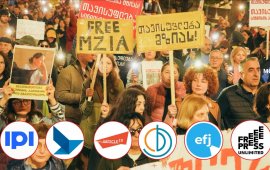 
„პრესის საერთაშორისო ინსტიტუტი“ (IPI) და MFRR-ის პარტნიორი სხვა
მედიის, ჟურნალისტთა და გამოხატვის თავისუფლების დამცველი
საერთაშორისო ორგანიზაციები საქართველოს მედია გარემოზე მომზადებულ
ანგარიშში
აღნიშნავენ, რომ 2024 წლის სადავო საპარლამენტო არჩევნების შემდეგ,
ქვეყანაში პრესის თავისუფლების ერთ-ერთი ყველაზე სწრაფი და სერიოზული
გაუარესება დაფიქსირდა, რაც კი ოდესმე ევროკავშირის წევრ ან კანდიდატ
ქვეყანაში მომხდარა.
2026 წლის მსოფლიო პრესის თავისუფლების დღესთან
დაკავშირებით 6 საერთაშორისო ორგანიზაცია კიდევ ერთხელ ამახვილებს
ყურადღებას დამოუკიდებელი მედიისა და ჟურნალისტების მდგომარეობაზე
საქართველოში, „სადაც რუსეთისადმი კეთილგანწყობილმა მმართველმა
პარტიამ ბოლო ერთი წლის განმავლობაში ზეწოლის გაძლიერება
განაგრძო“.&nbsp;
MFRR-ის პარტნიორი ორგანიზაციები განსაკუთრებულად
აღნიშნავენ „ბათუმელები“/„ნეტგაზეთის“ დამფუძნებელსა და დირექტორს,
სახაროვის პრემიის ლაურეატს, მზია ამაღლობელს, რომელიც უკვე ერთი წელი
და სამი თვეა პოლიტიკურად მოტივირებული ბრალდებებით ციხეში
იმყოფება.&nbsp;
საერთაშორისო ორგანიზაციების განცხადებით,
„ქართული ოცნების“ მიერ მედიის თავისუფლების ხელყოფა დემოკრატიული
უკუსვლის უპრეცედენტო პერიოდის მამოძრავებელი ფაქტორი გახდა
ქვეყანაში, რომელიც ფურცელზე კვლავ ევროკავშირის წევრობის კანდიდატად
რჩება.&nbsp;
„მედიის თავისუფლების სწრაფი რეაგირების“ კონსორციუმის
წევრი ორგანიზაციები კიდევ ერთხელ მოუწოდებენ ევროკავშირსა და
საერთაშორისო საზოგადოებას სასწრაფო ქმედებებისკენ, რათა მხარი
დაუჭირონ დამოუკიდებელ მედიას და&nbsp;ამ ავტოკრატიულ თავდასხმაზე
პასუხისმგებელ პირებს პასუხისმგებლობა დაეკისროთ.&nbsp;
ანგარიშის ქვეთავში, რომელიც ჟურნალისტების სამართლებრივ
და ეკონომიკურ შევიწროებას შეეხება, აღნიშნულია, რომ ევროკავშირის
კანდიდატი ქვეყნის სტატუსის მიღების შემდეგ, მედიის თავისუფლების
მონიტორინგის პლატფორმამ (Mapping Media Freedom Platform), რომელიც
ევროპაში მედიის თავისუფლებაზე თავდასხმების უდიდესმა მონაცემთა
ბაზაა, საქართველოში მედიის თავისუფლების 319 დარღვევა

დააფიქსირდა, რაც 555 ჟურნალისტსა და მედია ორგანიზაციას
შეეხო. ამან კი საქართველო ევროპაში მედიის თავისუფლების ყველაზე
სწრაფი ვარდნის მქონე ერთ-ერთ ქვეყნად აქცია.&nbsp;
დოკუმენტში მოხვდა „TV პირველისა“ და „ფორმულას“
ჟურნალისტების, მაკა ჩიხლაძისა და ლიზა ციციშვილის ანგარიშების
დაყადაღების შემთხვევებიც. ასევე,&nbsp; პროფესიული მოვალეობის
შესრულებისას „გზის ხელოვნურად გადაკეტვის“ საბაბით mediachecker-ის ჟურნალისტის
დაკავებისა და „ტაბულასა“ და
„ნეტგაზეთის“
ჟურნალისტების წინააღმდეგ დაწყებული ადმინისტრაციული საქმეები.
„მხოლოდ 2025 წელს, MFRR-მა ჟურნალისტების თვითნებური
დაჯარიმების 36 შემთხვევა 
აღრიცხა, მათ შორის 25 საპროტესტო აქციების გაშუქებას
უკავშირდებოდა“, - განცხადებაში ვკითხულობთ, რომ 25-ვე შემთხვევაში,
ჟურნალისტები აღნიშნავდნენ, რომ ისინი დააჯარიმეს მიუხედავად იმისა,
რომ პროფესიული მოვალეობის შესრულებისას, ცხადად ჩანდა, რომ პრესის
წარმომადგენლები იყვნენ.
საერთაშორისო ორგანიზაციები წერენ რეპრესიულ
კანონმდებლობაზეც და აღნიშნავენ, რომ ევროკავშირის წევრ და კანდიდატ
ქვეყნებს შორის საქართველო წარმოადგენს ყველაზე ფართომასშტაბიან
მაგალითს იმისას, თუ როგორ ბოროტად იყენებს ხელისუფლება რეპრესიულ
კანონმდებლობას, მათ შორის „უცხოური აგენტების“ კანონებს, თავისუფალი
მედიის ჩასახშობად.&nbsp;
რაც შეეხება ჟურნალისტების უსაფრთხოებას, ანგარიშის
მიხედვით, 2024 წლიდან ქვეყნის მედია გარემო სულ უფრო მტრულად
განწყობილი და სახიფათო ხდება, ჟურნალისტები კი ფიზიკური
თავდასხმებისა და სამართლებრივი ან ინსტიტუციური შევიწროების
მსხვერპლნი ხდებიან. როგორც დოკუმენტში ვკითხულობთ, Mapping Media
Freedom-მა, 2024 წლიდან, 148 ჟურნალისტზე ფიზიკური თავდასხმის 63

შემთხვევა დააფიქსირა. მათ 60%-ში კი დამნაშავეები
სამართალდამცავები და სახელმწიფო უსაფრთხოების ძალები იყვნენ, მაშინ
როცა ამ შემთხვევების აბსოლუტური უმრავლესობა გამოუძიებელი რჩება.
განცხადებაში აღნიშნულია ისიც, რომ ბოლო თვეების
განმავლობაში, ჟურნალისტებმა, მათ შორის დამოუკიდებელი მედია
ორგანიზაციის „მთის ამბების“ ჟურნალისტებმა
და დამოუკიდებელმა ჟურნალისტმა დავით ჭაბაშვილმა,
კერძო პირებისგან სიცოცხლის მოსპობის მუქარები მიიღეს.
MFRR-ის პარტნიორი ორგანიზაციებისთვის ღრმად
შემაშფოთებელია მზია ამაღლობელის პატიმრობის გაგრძელება. ისინი ხაზს
უსვამენ, რომ ამაღლობელის დაპატიმრების შემდეგ, ის და მისი
მედიასაშუალებები განუწყვეტლივ განიცდიან ცილისწამებას, დამამცირებელ
მოპყრობასა და ეკონომიკურ ზეწოლას: „მისი საქმე დამოუკიდებელი მედიის
ბრძოლის სიმბოლოდ იქცა საქართველოში მედიის თავისუფლებაზე
ფართომასშტაბიანი თავდასხმის ფონზე“.&nbsp;
ანგარიშის ბოლოს „პრესის საერთაშორისო ინსტიტუტი“ (IPI)
და MFRR-ის პარტნიორი სხვა ორგანიზაციები აღნიშნავენ, რომ უნგრეთში
ხელისუფლების ცვლილებასთან ერთად, რომელმაც „ფიდესის“ მმართველობის
პერიოდში არაერთხელ დაბლოკა ევროკავშირის სანქციები საქართველოს
წინააღმდეგ, ევროკავშირს ახლა აქვს მიზნობრივი სანქციების წინსვლის
შესაძლებლობა.&nbsp;
პრესის თავისუფლების მსოფლიო დღის აღნიშვნისას, ეს
ორგანიზაციები მოუწოდებენ ევროპას, მხედველობიდან არ გამორჩეს
საქართველოში მედიის თავისუფლების შევიწროება. ისინი ასევე,
მიმართავენ ევროკავშირს მიიღოს სასწრაფო, კოორდინირებული და ეფექტური
ზომები, მათ შორის იმ ინსტიტუტების ხელმძღვანელების დასანქცირების
სახით, რომლებიც პასუხისმგებელნი არიან ქვეყნის თავისუფალ პრესაზე ამ
ღია თავდასხმაში.&nbsp;

