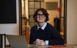 
„საქართველოს ჟურნალისტური ეთიკის ქარტია“ მოითხოვს,
დაუყოვნებლივ შეწყდეს ადმინისტრაციული საქმის წარმოება მისი
მედიაპლატფორმის „მედიაჩეკერის“ ჟურნალისტის, ნინია კაკაბაძის მიმართ
და გაუქმდეს შედგენილი ადმინისტრაციული სამართალდარღვევის ოქმი.
ქარტიის განცხადებით,
„მედიაჩეკერის“ ჟურნალისტები პროევროპული პროტესტის დაწყების დღიდან
აშუქებენ საპროტესტო აქციებს, პარლამენტის მიმდებარე ტერიტორიაზე თუ
სხვა ლოკაციებზე. ნინია კაკაბაძე 3 ნოემბერსაც პროფესიულ მოვალეობას
ასრულებდა. ის იდგა არა მანიფესტანტებთან, არამედ სხვა ჟურნალისტებთან
ერთად და კადრებს იღებდა. 
ჟურნალისტური ეთიკის ქარტია პროფესიული მოვალეობის
შესრულების დროს, ნინია კაკაბაძისა და სხვა ჟურნალისტების დაკავებას
დამოუკიდებელ მედიაზე ზეწოლის და კრიტიკული ხმების ჩახშობის მცდელობად
მიიჩნევს.
„გუშინ, 3 ნოემბერს, დაახლოებით 22:00 საათზე, პოლიციამ

დააკავა საქართველოს ჟურნალისტური ეთიკის ქარტიის
მედიაპლატფორმის „მედიაჩეკერის“ ჟურნალისტი ნინია კაკაბაძე. შსს მას,
სავარაუდოდ, გზის ხელოვნურად გადაკეტვას ედავება. ნინია კაკაბაძე
რუსთაველის გამზირიდან, სადაც ის პროფესიულ მოვალეობას ასრულებდა,
სახლში ბრუნდებოდა, რა დროსაც დააკავეს და კახეთის გზატკეცილზე
მდებარე შინაგან საქმეთა სამინისტროს შენობაში გადაიყვანეს. 
ჟურნალისტის თქმით, მას დიდი ხნის განმავლობაში არ
აძლევდნენ მცირეწლოვან შვილთან დარეკვის საშუალებას, რომელიც სახლში
მარტო იმყოფებოდა. მოგვიანებით ნინია კაკაბაძე გაათავისუფლეს.
სასამართლო მის მიმართ შედგენილ სამართალდარღვევის ოქმთან
დაკავშირებით სავარაუდოდ დღეს, 4 ნოემბერს, იმსჯელებს. 
„მედიაჩეკერის“ ჟურნალისტები პროევროპული პროტესტის
დაწყების დღიდან აშუქებენ საპროტესტო აქციებს, პარლამენტის მიმდებარე
ტერიტორიაზე თუ სხვა ლოკაციებზე. ისინი ფოტო და ვიდეოკამერაზე
ასახავენ ჟურნალისტების უფლებების დარღვევის შესაძლო ფაქტებსაც.
როგორც ვიდეოკადრებიდან
ჩანს, ნინია კაკაბაძე 3 ნოემბერსაც პროფესიულ მოვალეობას ასრულებდა.
ის იდგა არა მანიფესტანტებთან, არამედ სხვა ჟურნალისტებთან ერთად და
კადრებს იღებდა. 
ნინია კაკაბაძის და სხვა ჟურნალისტების დაკავებას
პროფესიული მოვალეობის შესრულების დროს, ჟურნალისტური ეთიკის ქარტია
დამოუკიდებელ მედიაზე ზეწოლის და კრიტიკული ხმების ჩახშობის მცდელობად
მიიჩნევს. 
ჟურნალისტური ეთიკის ქარტია მოითხოვს, დაუყოვნებლივ
შეწყდეს ადმინისტრაციული საქმის წარმოება მისი მედიაპლატფორმის
„მედიაჩეკერის“ ჟურნალისტის, ნინია კაკაბაძის, მიმართ და გაუქმდეს
შედგენილი ადმინისტრაციული სამართალდარღვევის ოქმი“ - ვკითხულობთ
ქარტიის განცხდებაში.

„გზის ხელონურად გადაკეტვის“ საბაბით 19 ოქტომბრიდან დღემდე
პოლიციამ არაერთი ჟურნალისტი დააკავა. სასამართლომ მათ
ადმინისტრაციული პატიმრობაც შეუფარდა. 24 ოქტომბერს დააკავეს
„პუბლიკას“ ჟურნალისტი ბასტი მგალობლიშვილიც, რომელსაც მოგვიანებით
უთხრეს, რომ „სხვაში შეეშალათ“. მგალობლიშვილი რუსთაველის პროტესტსაც
აშუქებს. 
ოქტომბერში „ქართულმა ოცნებამ