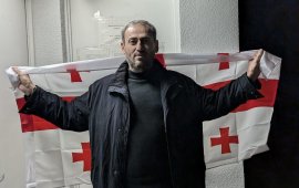 
აზერბაიჯანელმა ჟურნალისტმა, აფგან სადიგოვმა, რომელიც „გზის
ხელოვნურად გადაკეტვის“ საბაბით იყო დაკავებული, 5 ოქტომბერს, 19:16
საათზე, მარნეულის დროებითი მოთავსების იზოლატორი დატოვა.
მას 14-დღიანი ადმინისტრაციული პატიმრობა ჰქონდა შეფარდებული.
„მან [ბიძინა ივანიშვილმა] აუცილებლად უნდა მიმართოს
ექიმს, რადგან მან ვერ შეიყვარა თავისი ხალხი, ქართველი ხალხი. არც
ვიცი, ის ქართველ ხალხს თავისად თვლის თუ უცხოდ. საქართველოს და
ქართველ ხალხს მიაქანებს სიღარიბეში, უბედურებაში. ის უბრალოდ პუტინის
ბინძურ გეგმას ასრულებს საქართველოში. ჩვენ ვითხოვთ სასწრაფოდ
გაათავისუფლონ ყველა პოლიტიკური პატიმარი. ჩვენ ამისთვის ბოლომდე
ვიბრძოლებთ,“ - თქვა სადიგოვმა იზოლატორიდან გამოსვლის
შემდეგ.



აფგან სადიგოვი 22 ოქტომბერს, დაახლოებით 20:00 საათზე, სახლთან

დააკავეს. ოჯახი მას რამდენიმე საათის განმავლობაში
ეძებდა. შსს აზერბაიჯანელ ჟურნალისტს გზის ხელოვნურად გადაკეტვის 18
ოქტომბრის აქციაზე ედავებოდა. ამ საბაბით მოსამართლე ზვიად ცეკვავამ
სადიგოვს ადმინისტრაციული პატიმრობა 23 ოქტომბერს 
შეუფარდა.
„სოციალური სამართლიანობის ცენტრის“ 
ინფორმაციით, სასამართლო გადაწყვეტილების ჩაბარების
შემდეგ ორგანიზაციისთვის ცნობილი გახდა, რომ აფგან სადიგოვი დამატებით
55-ჯერ არის დაჯარიმებული 5000 ლარით - გზის სავალი ნაწილის
გადაკეტვისთვის: 
„როგორც საქმის მასალებიდან ირკვევა, შსს მას პერიოდულად
2025 წლის 29 ივლისიდან 17 ოქტომბრამდე აჯარიმებდა, თუმცა აღნიშნულის
შესახებ ამ პერიოდში მისთვის არავის შეუტყობინებია“.
ცენტრმა ეს ჯარიმები თბილისის საქალაქო სასამართლოში
უკვე გაასაჩივრა, „თუმცა არსებული სასამართლო პრაქტიკის ფონზე,
მოლოდინი იმისა, რომ სასამართლო ობიექტურად შეაფასებს მტკიცებულებებს
და ადამიანის უფლებებზე დაფუძნებულ მიდგომას გამოიყენებს, საკმაოდ
მცირეა“.
ორგანიზაციისთვის, რომელიც აზერბაიჯანელი ჟურნალისტის
ინტერესებს იცავს, ცხადია, რომ ამ პირობებში არსებობს მაღალი რისკი,
რომ „ქართული ოცნება“ ამ რეპრესიულ მექანიზმს აფგან სადიგოვის
წინააღმდეგაც გამოიყენებს.
„შეიძლება ითქვას, რომ აფგან სადიგოვის მიმართ ერთი
მხრივ სასამართლოს მიერ მიღებული გადაწყვეტილება, ხოლო მეორე მხრივ
მის წინააღმდეგ გამოწერილი ათობით ჯარიმა, ნათლად აჩვენებს მიზანს -
პროტესტში აქტიურად ჩართული აქტივისტის სამაგალითო დასჯას. ეს
ინტერესი, მათ შორის, უკავშირდება აზერბაიჯანის ხელისუფლების
ინტერესებს, რომელიც ბაქოში ჟურნალისტის ექსტრადიციას თვეების
განმავლობაში აქტიურად ითხოვდა. ექსტრადიციის პროცესის შეჩერება
მხოლოდ ევროპული სასამართლოს გადაწყვეტილების შედეგად გახდა
შესაძლებელი“, -  ვკითხულობთ SJC-ის განცხადებაში. 
აფგან სადიგოვი აზერბაიჯანელი ჟურნალისტია, რომელიც
თბილისში, აზერბაიჯანის მოთხოვნით, შარშან 
დააკავეს. სადიგოვი საექსტრადიციო პატიმრობაში თითქმის 9
თვე 
იმყოფებოდა. მან პროტესტის ნიშნად 161 დღე იშიმშილა.
„გზის ხელონურად გადაკეტვის“ საბაბით 19 ოქტომბრიდან
დღემდე პოლიციამ არაერთი ჟურნალისტი დააკავა. სასამართლომ მათ
ადმინისტრაციული პატიმრობაც 
შეუფარდა. 
24 ოქტომბერს დააკავეს „პუბლიკას“ ჟურნალისტი ბასტი
მგალობლიშვილიც, რომელსაც მოგვიანებით უთხრეს, რომ „სხვაში შეეშალათ“.
მგალობლიშვილი აშუქებს რუსთაველის პროტესტსაც. სასამართლო 12 ნოემბერს
გააგრძელებს „მედიაჩეკერის“ ჟურნალისტის, ნინია კაკაბაძის
ადმინისტრაციული საქმის განხილვასაც. კაკაბაძე, რომელიც რუსთაველის
გამზირზე პროფესიულ საქმიანობას ასრულებდა, პოლიციამ „გზის ხელოვნურად
გადაკეტვის“ საბაბით 3 ნოემბერს დააკავა და მოგვიანებით
გაათავისუფლა.
გუშინ, 5 ნოემბერს, პოლიციამ მანქანაში ძალის
გამოყენებით ჩასვა და მალევე გაათავისუფლა ტელეკომპანია „ფორმულას“
ჟურნალისტი, ლიზა
ციციშვილი, რომელიც რუსთაველის გამზირზე მიმდინარე
აქციას აშუქებდა.
ოქტომბერში „ქართულმა ოცნებამ