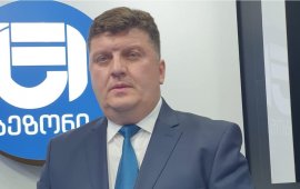 (ფოტო: სოციალური ქსელი)


გაზეთ „ასავალ-დასავალის“ ჟურნალისტისთვის, დიტო ჩუბინიძისთვის
აღკვეთის ღონისძიების შეფარდებაზე თბილისის საქალაქო სასამართლო დღეს,
17:00 საათზე იმსჯელებს. პროკურატურა, გუშინდელი განცხადების
მიხედვით, ჩუბინიძის მიმართ პატიმრობის გამოყენებას
მოითხოვს.&nbsp;
დიტო ჩუბინიძე, რომელსაც ედავებიან სამშობლოს ღალატს -
საბოტაჟს დავით გარეჯის შესახებ ცრუ და დეზინფორმაციული ცნობების
სისტემატური გავრცელებით, რითაც ხელი შეუშალა საზღვრის დელიმიტაციისა
და დემარკაციის კომისიის ფუნქციონირებას, გუშინ წარდგენილ ბრალს არ
ეთანხმება და მომხდარით გაკვირვებულია.&nbsp;
ჩუბინიძის ადვოკატი, ნონა ფილაური „მედიაჩეკერთან“
საუბრისას ამბობს, რომ ის საქმის მასალებს უკვე გაეცნო და
„სხვა მტკიცებულებები, გარდა საზღვრის დელიმიტაციისა და
დემარკაციის კომისიის წევრების გამოკითხვის ოქმებისა და დიტო
ჩუბინიძის საჯაროდ გაცხადებული პოზიციის, ინტერვიუებისა, საქმეში მეტი
არაფერი დევს“.&nbsp;
გაზეთ „ასავალ-დასავალის“ მთავარი რედაქტორი, ლაშა
ნადარეიშვილი ჟურნალისტ დიტო ჩუბინიძის დაკავებას „სამარცხვინო
შურისძიებას“ უწოდებს,
რომელიც მისი თქმით, „მოხდა მხოლოდ იმის გამო, რომ აწ
განსვენებულმა ლაზარე ჯორბენაძემ, მოქმედი ხელისუფლება დავითგარეჯის
სადაო ტერიტორიების აზერბაიჯანისათვის გადაცემაში დაადანაშაულა და
ჟურნალისტმაც აღებულ ინტერვიუში უცვლელად დააფიქსირა მისი
ნათქვამი“.&nbsp;
„თუ საქართველოს სიყვარული და მისი ერთგულება
მავანთათვის ღალატია, მაშინ პირადად მეც, „ასავალ-დასავალის“ მთავარ
რედაქტორს ლაშა ნადარეიშვილს, დაუყოვნებლივ დამადეთ ხელბორკილი! აკი,
ჩემს უკანასკნელ პოეტურ კრებულსაც სწორედ ასე ერქვა „ეშაფოტზე
წარმოსათქმელი ლექსები.“ და ვინ იცის, იქნებ იყო კიდეც ამაში მისტიური
წინაგრძნობა იმისა, რომ საქართველოში არც თუ შორეულ მომავალში კვლავ
შემოგრიალდებოდა 37&nbsp; წლის „ჩორნი ვორონი“ თავისი იაგოდებით,
ეჟოვებითა და შაშურკინებით.
ჩვენ, ასავალ-დასავალის თანამშრომლებმა, ვინც 2007 წლის
აგვისტოში, შუაღამისას, ავადსახსენებელმა სააკაშვილის რეჟიმმა
გამომცემლობა „სამშობლოდან“ გამოგვყარა, ყველაფერი გავაკეთეთ,
რათა ახალ ხელისუფლებას აღარასოდეს გაემეორებინა წარსულის შეცდომები,
მაგრამ კვლავ სადამსჯელო მანქანის წინაშე აღვმოჩნდით ერთი უწყინარი
შეკითხვის გამო – რატომ დგანან ჩიჩხიტურის კოშკთან და აღდგომის
ტაძართან უცხო ქვეყნის მესაზღვრეები და რატომ გვიკრძალავენ ამ
სიწმინდეებთან მიახლოებას?“ - წერს ლაშა
ნადარეიშვილი.&nbsp;
გაზეთ „ასავალ-დასავალის“ ჟურნალისტი დიტო ჩუბინიძე
სამშობლოს ღალატის, კერძოდ საბოტაჟის ბრალდებით, გუშინ 
დააკავეს.&nbsp;
პროკურატურის განმარტებით, „2026 წლის
თებერვლიდან დომენტი ჩუბინიძე სხვადასხვა მედია საშუალებების და
სოციალური პლატფორმების გამოყენებით, სისტემატურად ავრცელებს ცრუ და
დეზინფორმაციულ ცნობებს და გამოგონილ ფაქტებზე დაყრდნობით ამტკიცებს,
რომ საქართველოს პრემიერ-მინისტრმა მეზობელ სახელმწიფოსთან
გაფორმებული საიდუმლო ხელშეკრულებით, აზერბაიჯანის რესპუბლიკას
გადასცა დავით გარეჯის სამონასტრო კომპლექსის
ნაწილი“.&nbsp;
უწყების მტკიცებით, ამ ქმედებით ჩუბინიძემ
„განზრახ, საქართველოს სახელმწიფოს კანონიერი ინტერესების
საზიანოდ, განახორციელა საბოტაჟი, რითაც ხელი შეუშალა სახელმწიფო
უწყების და საქართველოს სახელმწიფო საზღვრის დელიმიტაციისა და
დემარკაციის სამთავრობო კომისიის ნორმალურ
ფუნქციონირებას“.&nbsp;&nbsp;
„საქართველოს ჟურნალისტური ეთიკის ქარტიის“ განცხადებით,
„ჟურნალისტის სისხლისსამართლებრივ პასუხისგებაში მიცემა სამშობლოს
ღალატის უმძიმესი მუხლით, მტკიცებულებების თვალსაზრისით განსაკუთრებით
მაღალ სტანდარტს საჭიროებს“ და მოუწოდებს პროკურატურას, „საზოგადოების
მიმართ მეტი ანგარიშვალდებულება გამოიჩინოს, ვინაიდან საქმე
ჟურნალისტურ საქმიანობას ეხება, და საქმეში არსებული მტკიცებულებები
გაასაჯაროვოს“.&nbsp;&nbsp;
„ქარტია ელის პასუხს, აქვს თუ არა პროკურატურას
საკმარისი მტკიცებულებები იმისთვის, რომ გამოკვეთოს განზრახვა და
დაასაბუთოს რეალური ზიანი. წინააღმდეგ შემთხვევაში, გამოვა, რომ დიტო
ჩუბინიძის წინააღმდეგ საქმეში მხოლოდ ჟურნალისტური ნამუშევრები,
სხვადასხვა მედიისთვის მიცემული ინტერვიუები და სოციალურ ქსელში
გავრცელებული მოსაზრებებია. მხოლოდ ამის საფუძველზე
სისხლისსამართლებრივ პასუხისგებაში ჟურნალისტის მიცემა კი საშიშ
პრეცედენტს ქმნის“.
დიტო ჩუბინიძის დაკავებას გამოეხმაურა
„მედიის ადვოკატირების კოალიციაც“.
„საზოგადოება არ არის ინფორმირებული თუ რამდენად გააჩნია
პროკურატურას უტყუარი მტკიცებულებები, რომლებიც დაადასტურებს პირდაპირ
განზრახვასა და რეალურ ზიანს. ამგვარი ინფორმაციის არარსებობის
შემთხვევაში იქმნება შთაბეჭდილება, რომ დევნა ხორციელდება მხოლოდ
ჟურნალისტური მასალებისა და გამოთქმული მოსაზრებების გამო. მიუხედავად
იმისა, თუ როგორ ფასდება კონკრეტული მედიასაშუალების სარედაქციო
პოლიტიკა ან გავრცელებული ცნობების სიზუსტე, დეზინფორმაციასთან თუ
პროფესიულ ცდომილებებთან ბრძოლისთვის არსებობს სხვა დემოკრატიული
მექანიზმები.
პროკურატურის პრაქტიკა ქმნის საშიშ პრეცედენტს,
როდესაც მომავალში ნებისმიერი ჟურნალისტური საქმიანობა, სტატია თუ
კრიტიკული პოზიცია, შესაძლოა, შეფასდეს სახელმწიფო უწყების
ფუნქციონირებაში ხელის შეშლად და გახდეს სისხლისსამართლებრივი დევნის
საფუძველი. აღნიშნული ტენდენცია ემსახურება ქვეყანაში თავისუფალი
სივრცის საბოლოოდ შეზღუდვას“, - აცხადებს
კოალიცია.&nbsp;
„ასავალ-დასავალის“ ჟურნალისტისთვის წარდგენილი ბრალდება
4 წლამდე თავისუფლების აღკვეთას ითვალისწინებს.&nbsp;&nbsp;
&nbsp;
