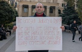 
„სოციალური სამართლიანობის ცენტრის“ 
განცხადებით, აზერბაიჯანელი
ჟურნალისტის, აფგან სადიგოვის მიმართ შესაძლოა მშვიდობიან პროტესტში
მონაწილეობის გამო სისხლის სამართლებრივი დევნა დაიწყოს.&nbsp;
ორგანიზაციის ინფორმაციით, გუშინ, 16 იანვარს, აფგან
სადიგოვს თბილისის საქალაქო სასამართლოს ადმინისტრაციულ საქმეთა
კოლეგიის მოსამართლის, ნინო ენუქიძის დადგენილება ჩაბარდა, რომლის
მიხედვითაც, სასამართლომ მის მიმართ დაწყებული ადმინისტრაციული
სამართალდარღვევის საქმის წარმოება შეწყვიტა მის ქმედებაში შესაძლო
დანაშაულის ნიშნების არსებობის გამო და საქმე შემდგომი რეაგირებისთვის
თბილისის პოლიციის დეპარტამენტს გადასცა.
აფგან სადიგოვს სასამართლომ პარლამენტის მიმდებარე
ტერიოტირაზე გზის ხელოვნურად გადაკეტვის საბაბით ადმინისტრაციული
პატიმრობა ორჯერ 
შეუფარდა. მოსამართლე ნინო ენუქიძემ მას 7-დღიანი
ადმინისტრაციული პატიმრობა 19-21 ოქტომბრის ეპიზოდზე მიუსაჯა, 18
ოქტომბრის აქციაზე გზის გადაკეტვის 
საბაბით კი 14-დღიანი ადმინისტრაციული პატიმრობა
შეუფარდეს.&nbsp;
როგორც „სოციალური სამართლიანობის ცენტრი“ წერს, შინაგან
საქმეთა სამინისტრო აფგან სადიგოვს ამჯერად 2025 წლის 17-18
დეკემბერს, ადმინისტრაციულ სამართალდარღვევათა კოდექსის 1741 მუხლის
მე-10 ნაწილით გათვალისწინებული&nbsp; სამართალდარღვევის&nbsp;
ჩადენას ედავება, რაც ტრანსპორტის ან/და ხალხის(ქვეითთა)
გადაადგილების შეფერხებისთვის&nbsp; პასუხისმგებლობას
ითვალისწინებს:
„სასამართლოს შეფასებით, ვინაიდან აფგან სადიგოვი,
აქამდე იმავე საფუძვლით უკვე 
იყო სახდელდადებული, მისი ქმედება სისხლის სამართლის
დანაშაულის ნიშნებს&nbsp; შეიცავს.
„ქართულმა ოცნებამ“&nbsp; 16 ოქტომბერს,

სისხლის სამართლის კოდექსში ცვლილებები შეიტანა და&nbsp;
სსკ-ის 347-ე მუხლით ერთ წლამდე თავისუფლების აღკვეთით დასჯადი გახდა
შსს-ის მიერ დაშლილ აქციაში მონაწილეობა, გზის სავალი ნაწილის
ხელოვნურად გადაკეტვა, ნიღბით სახის დაფარვა, დროებითი კონსტრუქციის
მოწყობა ან ცრემლსადენი საშუალების ტარება იმავე ქმედებებისთვის
სახდელდადებული პირის მიერ.
მოგვიანებით, 
12 დეკემბერს ამოქმედებული საკანონმდებლო ცვლილებებით,
“შეკრებებისა და მანიფესტაციების შესახებ” საქართველოს კანონის მე-5,
მე-10, მე-111, მე-112 და მე-13 მუხლების რედაქცია შეიცვალა იმგვარად,
რომ ახლა უკვე აიკრძალა ხალხის გადაადგილებისთვის განზრახ
დაბრკოლებების შექმნაც და განმეორებით ადმინისტრაციულ სახდელდადებული
პირის მიერ ჩადენა, კვლავ სისხლის სამართლის კოდექსით დასჯადი
დარჩა.
ამ საფუძვლით, ბოლო&nbsp; კვირებში,

სასამართლომ რამდენიმე აქტივისტის საქმეზე ადმინისტრაციული წარმოება
შეწყვიტა და საქმე რეაგირებისთვის შსს-ს
გადაუგზავნა.
ამ ეტაპისთვის უცნობია, როდის დაიწყებს შინაგან
საქმეთა სამინისტრო გამოძიებას და წაუყენებს თუ არა ბრალს მათ
მშვიდობიანი პროტესტის აქტივისტებს. თუმცა&nbsp; გზის გადაკეტვის
საფუძვლით უკვე რამდენიმე თვეა
წინასწარი პატიმრობა აქვს შეფარდებული ერთ-ერთ
აქტივისტს, რომელსაც, პროკურატურა, სწორედ სსკ-ის 347-ე მუხლით
გათვალისწინებული ქმედების ჩადენას ედავება“.
„სოციალური სამართლიანობის ცენტრის“ განცხადებით,
საქართველოს საკონსტიტუციო და ევროპულ სასამართლოებს ცალსახა პოზიცია
აქვთ, რომ მოძრაობის შეფერხების გამო ამგვარი შეზღუდვები შეკრების
თავისუფლების არსს ეწინააღმდეგება. ორგანიზაცია აღნიშნავს იმასაც, რომ
ეროვნული სასამართლოები შეფერხების „ხელოვნურობის“ დასადგენად რაიმე
განჭვრეტად სტანდარტს არ ეყრდნობიან და არც კი მსჯელობენ, თუ შეკრების
მონაწილეების რა რაოდენობაა საკმარისი სატრანსპორტო მოძრაობის
კანონიერი შეფერხებისთვის:
„შეკრების მონაწილეების დასჯის ამგვარი
პრაქტიკა არღვევს კანონის გარეშე დასჯის აკრძალვის საბაზისო და
აბსოლუტურ პრინციპსაც, რომელიც ევროპული სასამართლოს თანახმად,
მოიცავს ინდივიდუალური ბრალის (mens rea) გარეშე დასჯის აკრძალვასაც.
ამასთან, მსგავსი ქმედებისთვის პასუხისმგებლობის დამდგენ
კანონმდებლობაში ცვლილებების სიხშირიდან და ვიწრო მიზნებიდან
გამომდინარე, დარღვეულია სამართლის უზენაესობის სხვა - კანონის
სტაბილურობისა და ზოგადი ბუნების შესახებ&nbsp; -
პრინციპებიც“.
SJC-ის შეფასებით, მიმდინარე პროცესები აჩვენებს, რომ
„ქართული ოცნება“ მშვიდობიან პროტესტს ყველა საშუალებით ებრძვის და
შეკრების მონაწილეების მიმართ ფაქტობრივად სრულად საპატიმრო
სანქციებზე ორიენტირებულ დასჯის მეთოდებს ირჩევს:
„განსაკუთრებულად პრობლემურია, რომ „ქართული
ოცნების“ ხელისუფლება ადმინისტრაციულ სამართალდარღვევათა კოდექსის
ინსტრუმენტალიზების შემდეგ სულ უფრო და უფრო აქტიურად იყენებს
სისხლისსამართლებრივ მექანიზმებს პროტესტის მონაწილეების
წინააღმდეგ“.
„სოციალური სამართლიანობის ცენტრის“ ინფორმაციით,
სადიგოვისთვის გამოძიების დაწყების შესახებ ჯერჯერობით ოფიციალურად არ
უცნობებიათ.
აფგან სადიგოვი აზერბაიჯანელი ჟურნალისტია, რომელიც
თბილისში, აზერბაიჯანის მოთხოვნით, 2024 წელს დააკავეს. ის
საექსტრადიციო პატიმრობაში თითქმის 9 თვე იმყოფებოდა. სადიგოვმა
პროტესტის ნიშნად 161 დღე იშიმშილა.
&nbsp;
