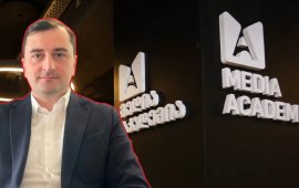 
ბრიტანეთის მიერ სანქცირებული, სამთავრობო ტელეკომპანია „იმედის“
წამყვანი, გიორგი ფუტკარაძე კომუნიკაციების კომისიასთან არსებული
„მედიააკადემიის“ აღმასრულებელი დირექტორის მოვალეობას აღარ
შეასრულებს. ფუტკარაძე „მედიააკადემიის“ აღმასრულებელი დირექტორის
მოვალეობის შემსრულებლის თანამდებობიდან 2026 წლის 1 ოქტომბრიდან, ამ
თანამდებობაზე ყოფნის ვადის ამოწურვამდე 3 თვით ადრე,
გაათავისუფლეს.&nbsp;
კომუნიკაციების კომისიის თავმჯდომარემ, გოგა
გულორდავამ გიორგი ფუტკარაძე „მედიააკადემიის“ აღმასრულებელი
დირექტორის მოვალეობის შემსრულებლად 10 თებერვალს, 1 თვით

დანიშნა, შემდეგ ვადა ჯერ 31 აგვისტოს ჩათვლით, ბოლოს კი
კიდევ 4 თვით, 2026 წლის ბოლომდე 
გაუგრძელა.&nbsp;



1 ოქტომბრიდან „მედიააკადემიის“ აღმასრულებელი დირექტორის
თანამდებობაზე&nbsp; გოგა გულორდავამ ბონდო გასვიანი 
დანიშნა. გასვიანი 2025 წლიდან კომუნიკაციების კომისიაში
ადმინისტრაციის უფროსი იყო.&nbsp;
ამ გადაწყვეტილებებთან დაკავშირებულ კითხვებზე
„მედიაჩეკერს“ კომისიიდან წერილობით უპასუხეს, რომ
„განხორციელდა ჩვეულებრივი საკადრო ცვლილებები, გიორგი
ფუტკარაძე ხელმძღვანელის მოვალეობას დროებით ასრულებდა. დღეიდან
ხელმძღვანელის პოზიციას ბონდო გასვიანი იკავებს. გიორგი ფუტკარაძე
რჩება „მედიააკადემიის“ „მედიასკოლის“ მიმართულების ხელმძღვანელად.
კომუნიკაციების კომისიის ადმინისტრაციის უფროსის მოვალეობას
შესაბამისი ჯგუფის უფროსი შეასრულებს“.
„მედიააკადემიას“ 2021 წლის სექტემბრიდან 2026 წლის 10
თებერვლამდე შორენა შავერდაშვილი ხელმძღვანელობდა. ის აღმასრულებელი
დირექტორის თანამდებობიდან გოგა გულორდავამ ComCom-ის თავმჯომარედ
არჩევიდან მალევე 
გაათავისუფლა. გიორგი ფუტკარაძე მაშინაც „მედიასკოლას“
ხელმძღვანელობდა. ის „მედიააკადემიის“ ერთ-ერთი 
მიმართულებაა.&nbsp;
კომუნიკაციების კომისიამ „საზოგადოებაში
მედიაწიგნიერების განვითარებისა და მისი ხელშეწყობის მიზნების
მისაღწევად“ ააიპ „მედია აკადემია“ 2018 წელს დააფუძნა.
კომისიას „მედია აკადემიის“ დაფინანსებაზე წლევანდელი ბიუჯეტიდან 3
853 205 ლარი 
აქვს გათვალისწინებული.&nbsp;
