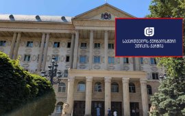 

„საქართველოს ჟურნალისტური ეთიკის ქარტია“
საქართველოს იუსტიციის უმაღლეს საბჭოს მოუწოდებს,
სასწრაფოდ განმარტოს, გეგმავს თუ არა სასამართლო ჟურნალისტებისთვის
სასამართლოს შენობაში მობილური ტელეფონების გამოყენების
აკრძალვას. 
„როგორც საქართველოს ჟურნალისტური ეთიკის ქარტიისთვის
მედიიდან გახდა ცნობილი, საერთო სასამართლოების დეპარტამენტმა 19
სასამართლოსთვის, რომელთა შორის არის თბილისის საქალაქო სასამართლო და
თბილისის სააპელაციო სასამართლო, სხვადასხვა სახის ავეჯი შეისყიდა. ამ
შესყიდვის ნაწილია კარადები მობილური ტელეფონების შესანახი ასობით
დანომრილი და საკეტიანი სათავსოთი.
იუსტიციის უმაღლესი საბჭოს 2025 წლის 17 ივლისის
დადგენილებით, სასამართლოს მანდატურს აქვს უფლება, არ დაუშვას
სასამართლო სხდომის დარბაზში ფოტო-, კინო-,  ვიდეოგადაღების,
ტრანსლაციის და აუდიოჩანაწერის ფუნქციის მქონე ნებისმიერი ტექნიკური
საშუალების შეტანა. დადგენილება აკონკრეტებს, რომ ამგვარ საშუალებებში
მოიაზრება მობილური ტელეფონიც.
ინფორმაციამ მობილური ტელეფონების შესანახი
კარადების შესყიდვის შესახებ ჟურნალისტურ თემში განსაკუთრებული 
მღელვარება გამოიწვია - გაჩნდა მოლოდინი, რომ ამ კარადების
დამონტაჟების შემდგომ ჟურნალისტებს სასამართლოში მუშაობა და 
პროცესების გაშუქება კიდევ უფრო გაუჭირდებათ.
საერთო სასამართლოების შესახებ კანონში შეტანილი
ცვლილებებით, 28 ივნისიდან სასამართლოს შენობასა და ეზოში ფოტო და
ვიდეო გადაღება და აუდიოჩაწერა აკრძალულია. თუმცა ჟურნალისტებს დღემდე
აქვთ საშუალება, სასამართლოს შენობაში შეიტანონ მობილური ტელეფონები
და ლეპტოპები და სასამართლო სხდომები ფოტო და ვიდეოგამოსახულების და
ხმის გარეშე, ლაივ რეჟიმში, ტექსტური სახით გააშუქონ.
ჟურნალისტები დიდ ძალისხმევას იღებენ იმისთვის,
რომ აუდიტორიამ მათ რეპორტაჟებში ფოტო და ვიდეო გამოსახულებისა და
ხმის დანაკლისი ნაკლებად იგრძნოს. ამის გაკეთებას ჟურნალისტები
სიზუსტის ასე ზედმიწევნით დაცვითა და ისეთი მაღალი ოპერატიულობით
ვეღარ შეძლებენ, თუკი მათ სასამართლოს დარბაზებში მხოლოდ კალმისა და
ფურცლის გამოყენების უფლებას დაუტოვებენ.
თბილისის საქალაქო სასამართლოში ახლა ბევრი ისეთი
პროცესი მიმდინარეობს, რომელთა მიმართ საზოგადოების ინტერესი მაღალია.
ჟურნალისტებისთვის სამუშაო პირობების გაუარესება საზოგადოებას მათთვის
მნიშვნელოვან ინფორმაციაზე წვდომას დააკარგვინებს“, - ვკითხულობთ
ქარტიის განცხადებაში. 
ჟურნალისტური ეთიკის ქარტია იმედს იტოვებს, რომ
ამგვარი ზომების მიღებისგან იუსტიციის უმაღლესი საბჭო თავს შეიკავებს,
ვინაიდან მსგავსი აკრძალვა არ შედის არც სასამართლოების და, რაც
მთავარია, არც საზოგადოების ინტერესებში: „საზოგადოებას უნდა
ჰქონდეს საშუალება, დროულად მიიღოს სრული ინფორმაცია მართლმსაჯულების
აღსრულების პროცესზე მისთვის სანდო მედიასაშუალების
დახმარებით“.
 
