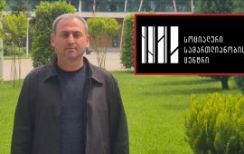 
„სოციალური სამართლიანობის ცენტრმა“ აზერბაიჯანელი ჟურნალისტის, აფგან
სადიგოვის საქმეზე ადამიანის უფლებათა ევროპულ სასამართლოში კიდევ
ერთი საჩივარი 
წარადგინა. ის 2026 წლის 5 აპრილს ფეისბუქის პოსტის გამო
სადიგოვის სამართალდამრღვევად ცნობასა და საქართველოდან აზერბაიჯანში
მის გაძევებას ეხება და ევროპული კონვენციის მე-6, მე-10 და მე-18
მუხლების დარღვევაზე მიუთითებს. როგორც ორგანიზაცია აღნიშნავს, ეს
საჩივარი დამოუკიდებელია იმ საქმისგან, რომელიც ევროპულ სასამართლოში
ამჟამად განიხილება და რომელიც საექსტრადიციო პროცედურებს,
ჟურნალისტის პატიმრობასა და კონვენციის 34-ე მუხლის შესაძლო დარღვევას
შეეხება.&nbsp;
„ფეისბუქ-პოსტის გამო, რომელიც ჩვენი მოსაზრებით,
გამოხატვის თავისფულების ფარგლებში ექცეოდა, მას ადმინისტრაციული
სამართალდარღვევათა კოდექსის 173-ე მუხლის მე-2 ნაწილით
გათვალისწინებული ყველა სანქცია ერთდროულად — 2 000 ლარის ჯარიმა,
ქვეყნიდან გაძევება და შემოსვლის აკრძალვა კანონით დადგენილი
მაქსიმალური, სამწლიანი ვადით შეეფარდა. პოსტი ეხებოდა პოლიციის
ქმედებებს მშვიდობიან აქციებზე, ანუ საჯარო ინტერესის საკითხს, და
წარმოადგენდა შეფასებით მსჯელობას, რომელსაც თან ერთვოდა ავტორის
მიერვე გადაღებული ვიდეომასალა. ამ არგუმენტებზე დაყრდნობით,
საჩივარში მივუთითეთ, რომ აღნიშნული ფეისბუქ-პოსტის გამო
სადიგოვისთვის ადმინისტრაციულ პასუხისგების დაკისრებითა და ქვეყნიდან
გაძევებით, დაირღვა მისი კონვენციის მე-10 მუხლით დაცულ გამოხატვის
თავისუფლების უფლება.
საჩივარში ასევე მივუთითეთ, მოსამართლე თორნიკე
ქოჩქიანის მიერ წარმართული თბილისის საქალაქო სასამართლოში გამართულ
ადმინისტრაციულ სამართალდარღვევის სხდომაზე სადიგოვის სამართლიანი
სასამართლოს უფლება (კონვენციის მე-6 მუხლი) დაირღვა. ადვოკატს
პროცესის შესახებ შუაღამისას აცნობეს, საქმის მასალების გასაცნობად
მხოლოდ ოცდაათი წუთი მიეცა, სხდომის გადადების შუამდგომლობა კი
დაუსაბუთებლად არ დაკმაყოფილდა. ასევე, სასამართლომ არ დაამკაყოფილა
ჩვენი შუამდგომლობები, საქმეს მტკიცებულებად დართვოდა სტრასბურგის
სასამართლოს დროებითი ღონისძიების გადაწყვეტილებები მისი
აზერბაიჯანისთვის გადაცემის აკრძალვასთან დაკავშირებით.
მესამე, ჩვენ მივუთითეთ, რომ სადიგოვის გაძევებით
დაირღვა კონვენციის მე-18 მუხლი მე-6 და მე-10 მუხლებთან
ერთობლიობაში. მოვლენათა თანმიმდევრობა ქმნის დასაბუთებულ ეჭვს, რომ
ადმინისტრაციული სამართალდარღვევის საქმე არ იყო რეალური რეაგირება
ფეისბუქ-პოსტზე, არამედ გამოყენებულ იქნა როგორც სამართლებრივი
ინსტრუმენტი ევროპული სასამართლოს დროებითი ღონისძიების გვერდის
ავლისა და ჟურნალისტის აზერბაიჯანისთვის გადაცემის მიზნით.
საქმის შემდგომმა განვითარებამ ეს ეჭვები კიდევ უფრო
გააძლიერა. აზერბაიჯანში დაბრუნების შემდეგ ჟურნალისტი არაერთხელ
დააკავეს, 26 მაისს მას ქვეყნიდან გასვლა აუკრძალეს, ხოლო 8 ივნისს
ბაქოს ბინაგადის რაიონულმა სასამართლომ გააუქმა 1 აპრილს მიღებული
დევნის შეწყვეტის გადაწყვეტილება და იმავე დღეს ჟურნალისტს წინასწარი
პატიმრობა შეეფარდა — ზუსტად იმ ბრალდებებზე, რომლებზეც ადრე
ექსტრადიცია მოითხოვებოდა. მისი პატიმრობა 2026 წლის 30 ოქტომბრამდე
გაგრძელდა“, - ვკითხულობთ SJC-ის განცხადებაში.
„სოციალური სამართლიანობის ცენტრი“ აზერბაიჯანის
ხელისუფლებას მოუწოდებს, დაუყოვნებლივ გაათავისუფლოს აფგან სადიგოვი
და უზრუნველყოს მისი დაცვა წამებისა და არასათანადო
მოპყრობისგან.&nbsp;
„აფგან სადიგოვის იმავე საქმეზე დაპატიმრება ცხადია, რომ
ქმნის გონივრულ ეჭვს, რომ საქართველოსა და აზერბაიჯანის ხელისუფლებებს
შორის ტრანსნაციონალური რეპრესიის მიზნით მაღალი დონის კოორდინაციისა
და სამართლებრივი პროცედურების ბოროტად გამოყენების შესახებ.

აღსანიშნავია, რომ ტრანსნაციონალური რეპრესია თანამედროვე
ავტორიტარული რეჟიმების ერთ-ერთ ყველაზე სახიფათო პრაქტიკად მიიჩნევა
და მოიცავს შემთხვევებს, როდესაც სახელმწიფოები საკუთარი საზღვრების
მიღმაც ცდილობენ კრიტიკული ჟურნალისტების, უფლებადამცველებისა და
პოლიტიკური ოპონენტების გადაადგილების, საქმიანობისა და უსაფრთხოების
კონტროლს. აფგან სადიგოვის საქმე სწორედ ასეთი პრაქტიკის მკაფიო
მაგალითს წარმოადგენს, რადგან მისი დევნა აღარ შემოიფარგლება მხოლოდ
ერთი სახელმწიფოს იურისდიქციით და მოიცავს სხვადასხვა სახელმწიფო
ინსტიტუტის თანმიმდევრულ მოქმედებებს, რომელთა საბოლოო შედეგი
ჟურნალისტის თავისუფლების აღკვეთა გახდა.
განსაკუთრებით საგულისხმოა, რომ საქმე ეხება იმავე
სისხლის სამართლის ბრალდებებს, რომელთა საფუძველზეც წარსულში მისი
ექსტრადიცია მოითხოვებოდა, მოგვიანებით კი თავად აზერბაიჯანის
ხელისუფლებამ დევნის შეწყვეტის გადაწყვეტილება მიიღო. ამ პირობებში
სისხლის სამართლის საქმის ხელახალი გააქტიურება და ჟურნალისტის
დაპატიმრება აჩენს სერიოზულ კითხვებს სისხლის სამართლის მექანიზმების
პოლიტიკური მიზნებისთვის გამოყენების და კონვენციური ვალდებულებების
უხეში და მიზანმიმართული დარღვევის შესახებ.
ამ ეჭვებს ჯერ კიდევ აპრილის თვეში ამძაფრებდა ის
გარემოება, რომ აფგან სადიგოვის ქვეყნიდან გაძევება დაემთხვა
აზერბაიჯანის პრეზიდენტის, ილჰამ ალიევის თბილისში ვიზიტს და ბიძინა
ივანიშვილთან 
შეხვედრას. ამასთან, მიმდინარე წლის მაისში, ასევე ცნობილი გახდა
ორმხრივი საკოორდინაციო საბჭოს პროტოკოლის შესახებ, რომლის 
თანახმადაც სრულ ექსპლუატაციაში შევიდა ბაქო–თბილისი–ყარსის ახალი
სარკინიგზო მონაკვეთი. ამასთან, გაფორმდა 20-წლიანი მთავრობათაშორისი
შეთანხმება საქართველოსა და აზერბაიჯანს შორის ელექტროენერგიის
მიწოდებისა და სატრანზიტო მიმოსვლის ძირითადი პირობების შესახებ“.
როგორც SJC-ი წერს, მოვლენათა ქრონოლოგია ქმნის
შთაბეჭდილებას, რომ სისხლის სამართლის პროცედურები წინასწარ
განსაზღვრული პოლიტიკური შედეგის მისაღწევად იქნა გამოყენებული:
„თავდაპირველად სისხლისსამართლებრივი დევნის
შეწყვეტამ შესაძლებელი გახადა საქართველოდან აფგან სადიგოვის მიმართ
მოქმედი სამართლებრივი შეზღუდვების მოხსნა და მისი ქვეყნიდან
გაძევება, ხოლო შემდგომ იმავე საქმის ხელახალმა გააქტიურებამ
აზერბაიჯანის ხელისუფლებას მისი დაუყოვნებლივი დაკავების შესაძლებლობა
მისცა. ასეთი თანმიმდევრობა კიდევ უფრო აძლიერებს ეჭვს, რომ
სამართლებრივი მექანიზმები გამოყენებული იყო არა მართლმსაჯულების
ინტერესებისთვის, არამედ კონკრეტული პოლიტიკური მიზნების
მისაღწევად.
სამწუხაროდ, საქართველო უკვე მრავალი წელია
აზერბაიჯანის მიმართ ლოიალურ დამოკიდებულებას ავლენს და, მათ შორის,
არ ერიდება ადამიანის უფლებათა დაცვის აბსოლუტური პრინციპების
უგულებელყოფას. აფგან სადიგოვის საქმეში კი საქართველომ პირველად
უახლოეს ისტორიაში ღიად და დემონსტრაციულად დაარღვია ადამიანის
უფლებათა ევროპული სასამართლოს გადაწყვეტილება და დროებითი
ღონისძიების გამოყენების შესახებ სავალდებულო გადაწყვეტილების
მიუხედავად, დევნილი ჟურნალისტი აზერბაიჯანს გადასცა“.
„სოციალური სამართლიანობის ცენტრის“ 23 სექტემბრის
განცხადებაში აღწერილია განვითარებული მოვლენების ქრონოლოგია და
საერთაშორისო რეაქციებიც. ვრცლად განცხადება იხილეთ

აქ.&nbsp;
