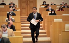
დღეს, 14 მაისს, პარლამენტში შალვა პაპუაშვილის მოხსენებისთვის
უსაფრთხოების დამატებითი ზომები იმოქმედებს და ონლაინ მედიას შენობაში
არ დაუშვებენ.
პარლამენტის 
განცხადებით, უსაფრთხოების ყვითელი დონის გამო,
შენობაში თითო მაუწყებლიდან მხოლოდ აკრედიტებულ არაუმეტეს ორ ჯგუფს
დაუშვებენ.
როგორც პარლამენტი წერს, ამ “ღონისძიების მიზანია
საქართველოს პარლამენტის სასახლეში სამუშაო და უსაფრთხო გარემოს
უზრუნველყოფა”.
პარლამენტში ონლაინ მედია არ დაუშვეს 4 თებერვალს,
მიხეილ ყაველაშვილის მოხსენების 
დროსაც.
მედიას პარლამენტისგან სპეციალური აკრედიტაციის მიღება
დასჭირდა ყაველაშვილის 
ინაუგურაციისა და პრეზიდენტად არჩევის
გასაშუქებლად.
უსაფრთხოების ყვითელი დონის მოქმედების გამო პარლამენტში
ონლაინ მედიის წარმომადგენლებს არ უშვებდნენ გასულ წელსაც. ისინი
პარლამენტში არ დაუშვეს 28 ივნისს, ირაკლი კობახიძის წლიური ანგარიშის
მოსმენისას.
ონლაინ მედიის წარმომადგენლებს საკანონმდებლო ორგანოში
შესვლა რუსული კანონის განხილვების დროსაც ეკრძალებოდათ.
