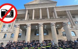 
„ქართული ოცნების“ პარლამენტი დაჩქარებული წესით, 27 ივნისამდე
მიიღებს იმ საკანონმდებლო პაკეტს,
რომლითაც მედიისთვის სასამართლოში ფოტო-ვიდეო გადაღება ფაქტობრივად
შეუძლებელი გახდება. 
„საერთო სასამართლოების შესახებ“ საქართველოს კანონში
დაგეგმილი შესაბამისი ცვლილებები
პარლამენტის ბიურომ გუშინ, 23 ივნისს დაარეგისტრირა. იმ მუხლის
განახლებული რედაქციით, რომელიც სასამართლო სხდომის მასობრივი
ინფორმაციის საშუალებებით გაშუქებას შეეხება,
სასამართლოში (სასამართლოს შენობაში, სასამართლო
სხდომის დარბაზში, სასამართლოს ეზოში) ფოტო, კინო,
ვიდეოგადაღება და ტრანსლაცია დაუშვებელი გახდება, გარდა იმ
შემთხვევისა, როდესაც ამას სასამართლო ან სასამართლოს მიერ
უფლებამოსილი პირი ახორციელებს. 
დაგეგმილი ცვლილებით, „სასამართლოს შეუძლია გაავრცელოს
თავის ხელთ არსებული სასამართლო პროცესის ფოტო, კინო და
ვიდეოგადაღების მასალები, თუ ეს არეწინააღმდეგება კანონს. 
სასამართლო სხდომის ვიდეო და აუდიო ჩაწერა დაიშვება
მხოლოდ დასაბუთებული შუამდგომლობის საფუძველზე, მოსამართლის
მიერმიღებული მოტივირებული გადაწყვეტილებით“. 
აქამდე მოქმედით კანონით, საზოგადოებრივ მაუწყებელს
სასამართლო პროცესის ფოტოგადაღება, კინო, ვიდეო, აუდიოჩაწერა
შეუზღუდავად შეეძლო, გარდა იმ შემთხვევისა, როდესაც სასამართლო სხდომა
ნაწილობრივ ან სრულად დახურული იყო. ამასთან, ის ვალდებული იყო
ჩანაწერი მასობრივი ინფორმაციის სხვა საშუალებებისთვის მათი
მოთხოვნისთანავე გადაეცა. იმ შემთხვევაში კი თუ საზოგადოებრივი
მაუწყებელი კანონით მინიჭებული უფლებით არ სარგებლობდა, გადაღების
უფლება სხვა საერთო საეთერო მაუწყებელს, სასამართლო სხდომის დაწყების
წინ საქმის განმხილველი მოსამართლისთვის წერილობითი განცხადების
წარდგენის საფუძველზე, შეეძლო. 
უქმდება კანონის ის ჩანაწერიც, რომლის მიხედვითაც
სასამართლოს ეზოსა და შენობის დერეფანში ფოტოგადაღება, კინო, ვიდეო,
აუდიოჩაწერა და ეთერში გადაცემა ყოველგვარი შეზღუდვის გარეშე იყო
ნებადართული.
კანონპროექტის ინიციატორები „ქართული ოცნებისა“ და
„ხალხის ძალის“ წარმომადგენლები: არჩილ გორდულაძე, თორნიკე ჭეიშვილი,
რატი იონათამიშვილი, ალუდა ღუდუშაური, დავით მათიკაშვილი, თენგიზ
შარმანაშვილი, ალექსანდრე ტაბატაძე, გურამ მაჭარაშვილი და აკაკი
ალადაშვილი არიან. 
ბოლო პერიოდში ჟურნალისტებს თბილისის საქალაქო
სასამართლოში მუშაობისას პროფესიულ საქმიანობაში ხელი

ეშლებოდათ, მათ რამდენჯერმე სასამართლოს შენობაში
კამერებით შესვლაც 
აუკრძალეს. 



კონტექსტი: საქართველოში დამოუკიდებელ და კრიტიკულ მედიას მუშაობა
რთულ გარემოში უწევს. „ქართულმა ოცნებამ“ ერთიმეორის მიყოლებით მიიღო
მედიის შემზღუდავი საკანონმდებლო ცვლილებები. 
31 მაისიდან ამოქმედდა „უცხოეთის აგენტების
რეგისტრაციის აქტიც“, რომელსაც „ქართული ოცნება“ ამერიკული FARA-ს
სიტყვასიტყვით ნათარგმნს უწოდებს, სამოქალაქო საზოგადოების
ორგანიზაციები კი მიიჩნევენ, რომ ის მიზნად ისახავს დამოუკიდებელი
ორგანიზაციებისა და მედიების გაჩუმებას, დისკრედიტაციასა და
დევნას. 
კრიტიკული ტელევიზიების წინააღმდეგ საჩივრებით
„ქართულმა ოცნებამ“ მიმართა კომუნიკაციების კომისიასაც. მიმართვის
საფუძველი „მაუწყებლობის შესახებ“ კანონში შეტანილი ის ცვლილებები
გახდა, რომლითაც კომისიას აქამდე თვითრეგულირების სფეროში მოქცეული
საკითხების განხილვისა და მაუწყებლების დასანქცირების შესაძლებლობა
მიეცა.
ხუთ თვეზე მეტია უკანონო პატიმარია
„ბათუმელები“/„ნეტგაზეთის“ დამფუძნებელი და დირექტორი მზია
ამაღლობელი; სატელევიზიო მაუწყებლობა შეწყვიტა ხელისუფლების მიმართ
კრიტიკულად განწყობილმა ტელეკომპანია „მთავარმა არხმა“.
საზოგადოებრივმა მაუწყებელმა სამსახურიდან გაათავისუფლა 
ნინო ზაუტაშვილი, ვასილ ივანოვ-ჩიქოვანი და დახურა გადაცემა
„რეალური სივრცე“. ისინი „პირველი არხის“ სარედაქციო პოლიტიკას ღიად
აკრიტიკებენ და პოლიტიკურ გავლენებზე საუბრობენ. 
ჟურნალისტებს ხელს უშლიან პროფესიული მოვალეობის
შესრულებისას, მათ აქციების გაშუქებისას აჯარიმებენ „გზის ხელოვნურად
გადაკეტვისთვისაც“. ამასთან, დღემდე არ დასჯილან პროევროპული აქციების
გაშუქებისას ჟურნალისტებზე (გურამ როგავა, ალექსანდრე ქეშელაშვილი,
მაკა ჩიხლაძე, გიორგი შეწირული და სხვები)
თავდამსხმელები. 
