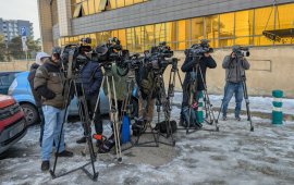 &nbsp;
სასამართლოს შენობასა და ეზოში გადაღების აკრძალვის
შემდეგ მედიის წარმომადგენლებს, განსაკუთრებით კი ოპერატორებს,
რომლებსაც შიგნით კამერებით არ უშვებენ, თბილისის საქალაქო
სასამართლოსთან მუშაობა რთულ პირობებში უწევთ.&nbsp;
მე-7 თვეა ისინი თითქმის ყოველდღე გამართულ პროცესებს
სასამართლოს ეზოს შესასვლელიდან აშუქებენ. სწორედ აქ დგას მათი
კამერები, აქ წერენ ჟურნალისტები რესპონდენტებს და ერთვებიან
ტელევიზიების პირდაპირ ეთერში. ისინი ღია ცის ქვეშ მუშაობენ ამინდისა
და ტემპერატურის მიუხედავად, ხშირად საათების განმავლობაშიც
კი.&nbsp;
--------------------------------
2025 წლის ივნისის ბოლოს „ქართული ოცნების“ პარლამენტმა
დაჩქარებული წესით 
მიიღო ,„საერთო სასამართლოების შესახებ“ კანონში
ცვლილებები, რომლითაც სასამართლოს შენობაში, სასამართლო სხდომის
დარბაზში, სასამართლოს ეზოში ფოტო-, კინო-, ვიდეოგადაღება, ტრანსლაცია
და აუდიოჩაწერა დაუშვებელი გახდა, გარდა იმ შემთხვევისა, როდესაც ამას
სასამართლო ან სასამართლოს მიერ უფლებამოსილი პირი ახორციელებს.
კონკრეტულ სასამართლო სხდომასთან დაკავშირებით
გადაღებისა და აუდიოჩაწერის დაშვება იუსტიციის უმაღლეს საბჭოს
შეუძლია. თუმცა, მედიის წარმომადგენლების არაერთი განცხადების
მიუხედავად, საბჭომ ნება აქამდე მხოლოდ ერთხელ, გასული წლის ივლისში,
სამთავრობო ტელეკომპანია „იმედს“ და საზოგადოებრივ მაუწყებელს
„თანაინვესტირების ფონდის“ ყოფილ ხელმძღვანელის, გიორგი ბაჩიაშვილის
სხდომის გადასაღებად დართო.&nbsp;
--------------------------------
„ნამდვილად ძალიან რთულ პირობებში გვიწევს
მუშაობა. ახლა - 4 გრადუსია, გაყინულია ყველაფერი. დილიდან საღამომდე
აქ ვდგავართ, შიგნით არ გვიშვებენ. ზაფხულშიც ანალოგიური სიტუაციაა:
მზეა და ელემენტარულად ხეც არაა, ჩრდილი რომ იყოს. ზაფხულში სიცხეში
ვართ, + 40 გრადუსში, ზამთარში კი - ასე, ყინვაში. დღის მანძილზე
არაერთი პროცესი ტარდება. დილით, 9-10 საათზე, გვიწევს მოსვლა და
შესაძლოა, მთელი დღე აქ ყოფნა მოგვიწოს. ზოგჯერ სამსახურის მანქანები
ვერ ახერხებენ მთელი დღით აქ დარჩენას, რადგან ცოტა მანქანაა და ბევრი
ამბავი ხდება“, - ასე აღწერს თბილისის საქალაქო
სასამართლოსთან მუშაობას ტელეკომპანია „პირველის“ ოპერატორი, დიმიტრი
ლელინი.



ამ რთული სამუშაო პირობების გამო, მედიის
წარმომადგენლებისთვის სპეციალური სივრცის მოწყობის აუცილებლობაზე
ამახვილებს ყურადღებას ტელეკომპანია „ფორმულას“ ოპერატორი, დავით
მანია:
„იმ აბსურდული გადაწყვეტილებების გამო, რომელიც
ე.წ. ხელისუფლებამ სასამართლოებთან მიმართებით მიიღო, გვიწევს ასე,
ქუჩაში დგომა და ყინვასა თუ პაპანაქება სიცხის დროს არაადამიანურ
პირობებში მუშაობა. გარშემო არანაირი სივრცე არაა, სადაც
ელემენტარული, გათბები და ადამიანად იგრძნობ თავს. საჭირო კი არა
აუცილებელიცაა, რომ მსგავსი სივრცე არსებობდეს“.



ჟურნალისტებისთვის სივრცის გამოყოფის საჭიროებაზე
საუბრობს „პალიტრანიუსის“ ჟურნალისტი ეკუნა ლემონჯავაც, რომელიც ჩვენი
იქ ყოფნის დროს, პირდაპირ ეთერში ჩასართავად სასამართლოს შენობიდან
გამოსვლისას, ეზოში, ყინულზე წაიქცა და ფეხზე ტრავმა მიიღო.&nbsp;
ლემონჯავას შეფასებით, არაადამიანურ მოპყრობასთანაც კი
არის გათანაბრებული ის პირობები, რომელშიც ჟურნალისტებს
სასამართლოსთან მუშაობა უწევთ:
„არ გვაქვს არანაირი გადახურული კონსტრუქცია,
სადაც შეიძლება თავი შევაფაროთ. ჟურნალისტებს კიდევ არა გვიშვას,
რადგან სასამართლო პროცესებზე შევდივართ, ვესწრებით და მხოლოდ
ჩართვებისთვის და სინქრონების ჩასაწერად გამოვდივართ გარეთ. თუმცა
საშინელ მდგომარეობაში არიან ოპერატორები, რომლებიც დილიდან ღამემდე
მუშაობენ იმისთვის, რომ მაყურებლებამდე მიიტანონ ამბავი, კადრი. მათ
მთელი დღის განმავლობაში ყინვაში უწევთ ყოფნა. ერთი ხეც კი არ არის,
თუნდაც თაკარა მზის დროს, ან წვიმასა და თოვლში თავი რომ
შეაფარო“.



„TV პირველის“ ჟურნალისტის, ნანუკა ქაჯაიას თქმით,
ჟურნალისტებმა მედიისთვის სივრცის გამოყოფა არაერთხელ მოითხოვეს,
თუმცა ამას ჯერჯერობით არანაირი შედეგი არ მოჰყოლია:
„ადამიანებმა, რომლებმაც კარგად იციან, რა
პირობებში ვიმყოფებით, უბრალოდ ჩვენს ადგილას საკუთარი თავი უნდა
წარმოიდგინონ და მიხვდებიან, რომ ამ პირობებში მუშაობა უბრალოდ
წარმოუდგენელია…
გადაწყვეტილებას უნდა გადახედოს, ალბათ,
იუსტიციის უმაღლესმა საბჭომ, „ქართულმა ოცნებამ“, რომ სასამართლოს
კარი გაიღოს ჩვენთვის, იმიტომ რომ ოდესღაც იყო აქ მედიისთვის
მოწყობილი სივრცე და გვქონდა შესაძლებლობა იმ ოთახში შევსულიყავით. თუ
მოგვცემენ უფლებას, რომ სასამართლოს დერეფნებში მაინც გადავიღოთ,
რადგან სხდომათა დარბაზებში არ გვიშვებენ, ამით, ალბათ, არაფერი
დაშავდება“.
მედიისთვის თბილისის საქალაქო სასამართლოსთან მუშაობის
სირთულეებზე საჯაროდ საუბრისგან თავი შეიკავეს პროსამთავრობო
ტელევიზიების წარმომადგენლებმა.&nbsp;
გეგმავს თუ არა თბილისის საქალაქო სასამართლო, რთული
სამუშაო პირობების გათვალისწინებით, მედიის წარმომადგენლებისთვის
სივრცის გამოყოფას - ამ თემით „მედიაჩეკერი“ სასამართლოს
პრესსამსახურსაც დაუკავშირდა, რაზეც გვიპასუხეს, რომ ასე ვერაფერს ვერ
გვეტყვიან და მსგავს საკითხებზე წერილობით უნდა მივმართოთ. იუსტიციის
უმაღლესი საბჭო კი რედაქციის ზარებს არ პასუხობს.


