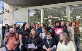 
საზოგადოებრივი მაუწყებლის გადაცემა „რეალური სივრცის“ გუნდმა
ტელევიზიის მენეჯმენტის შეთავაზებაზე: მუშაობა გაეგრძელებინათ რადიოს
დილის გადაცემაში, ვებგვერდზე, პრომოუშენის დეპარტამენტსა და
მუსიკალურ გადაცემაზე, უარი თქვა. 
„მენეჯმენტის მიერ გამოგზავნილ შეთავაზებაზე
ხელის მოწერა ნიშნავს, რომ საკუთარი ნებით მოვაწეროთ ხელი ამ
გადაცემის, ანუ იმ სივრცის დახურვას, რომელიც თქვენთვის
შევქმენით.
ამიტომ ჩვენ უარს ვამბობთ მენეჯმენტის
შემოთავაზებაზე, რომელმაც უკვე გვითხრა, რომ უარი ნიშნავს ჩვენთან
შრომითი ხელშეკრულების გაწყვეტას.
დავარქვათ ყველაფერს თავისი სახელი,
საზოგადოებრივი მაუწყებლის დღევანდელმა მენეჯმენტმა, იმ კონკრეტული
სახელებით და გვარებით, რომლებსაც შეინახავს ამ არხის საქმის
წარმოების დეპარტამენტი, დახურა 12-წლიანი ისტორიის გადაცემა -
„რეალური სივრცე“ და უკანონოდ გაუშვა მისი წამყვანი ნინო
ზაუტაშვილი“, - გუნდის გადაწყვეტილება საზოგადოებას „რეალური
სივრცის“ კორესპონდენტმა, თამარ მშვენიერაძემ დღეს გამართულ
პრესკონფერენციაზე გააცნო. 


მათი შეფასებით, მენეჯმენტის განზრახვა გუნდის
დანაწევრებაა, რათა „მისმა ვერცერთმა წევრმა ვერ მოახერხოს
იმის გაკეთება, რისი კეთების გამოცდილება და კვალიფიკაციაც აქვს, არ
აკეთოს გადაცემა, რომელიც ვფიქრობთ, ახლა განსაკუთრებით სჭირდება
საზოგადოებას, რომელიც პირდაპირ პასუხობს საზოგადოებრივი მაუწყებლის
მთავარ ფუნქციას - ისმოდეს საზოგადოების ხმა საზოგადოებრივ
მაუწყებელზე“.
საზოგადოებრივმა მაუწყებელმა გადაცემა „რეალური სივრცის“
დახურვის შესახებ თანამშრომლებს 30 აპრილს, წერილობით შეატყობინა:
„როგორც თქვენთვის ცნობილია, საზოგადოებრივი მაუწყებლის
მედიის თოქ-შოუს - „რეალური სივრცე“, ეწურება საპროექტო ვადა 1 მაისს.
იმის გათვალისწინებით, რომ 2025 წლის 11 აპრილს შრომითი ურთიერთობა
შეწყდა აღნიშნული თოქ-შოუს წამყვანთან და სახესთან, ხსენებული
თოქ-შოუს საპროექტო ვადის გაგრძელება აღარ იგეგმება“.
ნინო ზაუტაშვილის გათავისუფლებასთან ერთად, არხის
გენერალურმა დირექტორმა, თინათინ ბერძენიშვილმა „საჯარო
სივრცეში გავრცელებული განცხადებებით მაუწყებლის სარედაქციო
დამოუკიდებლობისა და მიუკერძოებლობის ეჭვქვეშ დაყენება და ამის
შედეგად, დამსაქმებლისთვის რეპუტაციული ზიანის მიყენების“ გამო
უსაყვედურა და 12 თვის განმავლობაში „ანალოგიური ან/და სხვა სახის
დარღვევის შემთხვევაში“ შესაძლო გათავისუფლების შესახებ
გააფრთხილა „რეალური სივრცის“ თანამშრომლები: თამარ
მშვენიერაძე, იოსებ კაციტაძე
და 
ტუხა კვინიკაძეც. 
11 აპრილს „პირველმა არხმა“ სამსახურიდან გაათავისუფლა
საინფორმაციო გამოშვება „მოამბის“ წამყვანი, ვასილ
ივანოვ-ჩიქოვანიც. 
ნინო ზაუტაშვილი, ვასილ ივანოვ-ჩიქოვანი და ტელევიზიის
გენერალური დირექტორის მიერ გაფრთხილებული თანამშრომლები „პირველი
არხის“ სარედაქციო პოლიტიკას ღიად აკრიტიკებენ და პოლიტიკურ
გავლენებზე საუბრობენ. 
„რეალური სივრცე“ ტელევიზიიდან რადიოს ეთერში 2024 წლის
შემოდგომიდან, ტელევიზიის ახალ შენობაში გადასვლის პროცესის
საფუძვლით, გადავიდა. 
 
 
