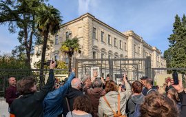 
დღეს, 14 ნოემბერს, ქუთაისის სააპელაციო სასამართლოში
„ბათუმელები“/„ნეტგაზეთის“ დამფუძნებლისა და დირექტორის, მზია
ამაღლობელის საჩივრის განხილვა განახლდება. დღევანდელ სხდომაზე
პროკურორები დასკვნით სიტყვას წარმოთქვამენ.
მზია ამაღლობელის ადვოკატები ბათუმის საქალაქო
სასამართლოს იმ განაჩენს ასაჩივრებენ, რომლითაც მას 2-წლიანი
პატიმრობა მიესაჯა, ისინი ნინო სახელაშვილის მიერ გამოტანილი
განაჩენის გაუქმებას და გამამართლებელი განაჩენის დადგენას
ითხოვენ.
ბათუმის საქალაქო სასამართლოს 6 აგვისტოს განაჩენს
ასაჩივრებს პროკურატურაც და ისევ სისხლის სამართლის კოდექსის 353¹
მუხლის პირველი ნაწილით გათვალისწინებულ სასჯელს, 4-დან 7 წლამდე
თავისუფლების აღკვეთას, ითხოვს. 
---------------------------------
„ბათუმელები”/“ნეტგაზეთის” დამფუძნებელსა და
დირექტორს ბათუმის პოლიციის უფროსისთვის, ირაკლი დგებუაძისთვის სილის
გაწვნის გამო პოლიციელზე თავდასხმას ედავებოდნენ, თუმცა მოსამართლე
ნინო სახელაშვილმა მზია ამაღლობელს ბრალი გადაუკვალიფიცირა და ის
დამნაშავედ სისხლის სამართლის კოდექსის 353-ე მუხლის პირველი ნაწილით

ცნო: 
„პოლიციის მუშაკის, სპეციალური პენიტენციური
სამსახურის მოსამსახურის ან ხელისუფლების სხვა წარმომადგენლის მიმართ
წინააღმდეგობა საზოგადოებრივი წესრიგის დაცვისთვის ხელის შეშლის, მისი
საქმიანობის შეწყვეტის ან შეცვლის მიზნით, აგრეთვე აშკარად უკანონო
ქმედებისთვის მისი იძულება, ჩადენილი ძალადობით ან ძალადობის მუქარით
– ისჯება ჯარიმით ან შინაპატიმრობით ვადით ორ წლამდე ანდა
თავისუფლების აღკვეთით ვადით ორიდან ექვს წლამდე“.
------------------------------
ქუთაისის საააპელაციო სასამართლომ მზია ამაღლობელის
საჩივრის განხილვა 11 ნოემბერს დაიწყო. საქმის მომხსენებელი
მოსამართლე ნიკოლოზ მარგველაშვილია, კოლეგიაში კი შედიან
მოსამართლეები: მარინა სირაძე და ნანა ჯოხაძე. 


11 ნოემბრის სხდომა 24-ადგილიან მცირე დარბაზში ჩატარდა.
პროცესზე დასწრების მსურველთა რაოდენობა გაცილებით მეტი იყო, თუმცა
ისინი სასამართლოს ეზოშიც არ შეუშვეს. სააპელაციო სასამართლოსთან
მყოფმა მზია ამაღლობელის კოლეგებმა და მხარდამჭერებმა მოსამართლეს
სხდომის დიდ დარბაზში გადატანისკენ მოუწოდეს. დარბაზის შეცვლის
შუამდგომლობა დააყენეს ადვოკატებმაც, თუმცა მოსამართლემ თქვა, რომ ეს
საკითხი უკვე განიხილეს და მათ თხოვნას მომდევნო სხდომისთვის
გაითვალისწინებდნენ.



სხდომას ესწრებოდა მზია ამაღლობელიც, რომელსაც საკუთარი
სიტყვის დარბაზიდან წარმოთქმის საშუალება პირველად მიეცა. აქამდე
გამართულ პროცესებზე ამაღლობელს შემინული კაბინიდან გამოსვლისა და
ადვოკატების გვერდით დაჯდომის შესაძლებლობა არ ჰქონდა. მან თქვა, რომ
ამ საქმეს არანაირი კავშირი არ აქვს სამართალთან და სამართლიანობასთან
და მისი პატიმრობა რეჟიმის პოლიტიკური გადაწყვეტილებაა.

11 ნოემბერს ხელისუფლებას მზია ამაღლობელის წინააღმდეგ საქმის
შეწყვეტისა და მისი დაუყოვნებელ გათავისუფლებისკენ მოუწოდა
„მედიის თავისუფლების სწრაფი რეაგირების“ (MFRR) კონსორციუმმა:
„დღეს, როდესაც საქართველოს სააპელაციო სასამართლო
ჟურნალისტ მზია ამაღლობელის საქმეს განიხილავს, ჩვენ კიდევ ერთხელ
ვაცხადებთ, რომ მის მიმართ წაყენებული ბრალდებები არაპროპორციული და
პოლიტიკურად მოტივირებულია. მოვუწოდებთ ხელისუფლებას, შეწყვიტოს მზიას
წინააღმდეგ საქმე და უზრუნველყოს მისი დაუყოვნებელი
გათავისუფლება“.
ამაღლობელის დაუყოვნებლივ გათავისუფლება
მოითხოვა
„პრესის საერთაშორისო ინსტიტუტმაც“: „მზიას მზიას წინააღმდეგ
წაყენებული ბრალდებები გადაჭარბებული და პოლიტიკურად მოტივირებულია და
მისი განაჩენი უნდა გაუქმდეს“.
„ბათუმელებისა“ და „ნეტგაზეთის“ დამფუძნებელი და
დირექტორი 11-12 იანვარს, ბათუმის პოლიციის მთავარ სამმართველოსთან
ორჯერ დააკავეს. პირველად მზია ამაღლობელი პოლიციამ კედელზე იმ
სტიკერის გაკვრის გამო დააკავა, რომელზეც „გაიფიცე“ ეწერა, ის
მოგვიანებით ხელწერილის საფუძველზე გაათავისუფლეს, თუმცა მალევე
მეორედ, ირაკლი დგებუაძისთვის სილის გაწვნის გამო დააკავეს.
დაკავებისას მზია ამაღლობელს ღირსების შემლახავად მოექცნენ, თუმცა
პროკურატურას საქმის გამოძიება არ დაუწყია.
სასამართლომ მზია ამაღლობელი დააჯარიმა ორ
ადმინისტრაციულ საქმეზეც. მოსამართლე სალიხ შაინიძემ ამაღლობელი
პირველ ადმინისტრაციულ საქმეზე სამართალდამრღვევად 18 მარტს ცნო და 2
000 ლარით დააჯარიმა. 18 ივნისს კი, ის სამართალდამრღვევად მოსამართლე
მარიანა ფამოევამ ცნო და 1000 ლარით დააჯარიმა. შსს ამაღლობელს
პოლიციელების სიტყვიერ შეურაცხყოფასა და  აჭარის პოლიციის
დეპარტამენტის წინ, დამხმარე ნაგებობაზე სტიკერის გაკვრის გამო
იერსახის დამახინჯებას ედავებოდა. მზია ამაღლობელის ადმინისტრაციული
დაკავების საქმის განხილვა უკვე დაიწყო სტრასბურგის ევროპულმა
სასამართლომ.
„ბათუმელები“/„ნეტგაზეთის“ დამფუძნებელი და
დირექტორი დაკავების დღიდან, 38 დღე შიმშილობდა. პატიმრობაში მას
მკვეთრად დაუქვეითდა მხედველობა. 

მზია ამაღლობელი ბოლო თვეების განმავლობაში არაერთი საერთაშორისო
ჯილდოს მფლობელი 
გახდა. მათ შორის, ამაღლობელმა მიიღო სახაროვის პრემია -
ევროკავშირის ადამიანის უფლებათა უმაღლესი ჯილდო.
