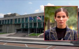 
„ფორმულას“ განცხადებით,
სახელმწიფო უსაფრთხოების სამსახურის შენობასთან პროფესიული
საქმიანობის შესრულებისას ტელეკომპანიის ჟურნალისტს, ნანო ჩაკვეტაძეს,
ტელეფონი წაართვეს, ადგილზე გადაღებული კადრები წაუშალეს და დაჭერით
დაემუქრნენ.
„სახელმწიფო უსაფრთხოების სამსახურთან მივედი ტელეფონით,
ტელეფონის შტატივით და მიკროფონით. არ მყავდა ოპერატორი და მძღოლი,
ვიყავი მარტო. როგორც კი დავიწყე გზის მეორე მხრიდან გადაღება, სუსის
თანამშრომლებმა მითხრეს, რომ გადაღება არ შემეძლო,რადგან საგამოძიებო
მოქმედებებს ვუშლიდი ხელს. ვუთხარი, იმდენად შორს ვარ, შეუძლებელია
ხელს ვუშლიდე საგამოძიებო მოქმედებებს-მეთქი. შემდეგ წამართვეს
ტელეფონი, წამიშალეს ყველაფერი. რამდენიმე წუთის განმავლობაში მათ
ჰქონდათ ტელეფონი და შემდეგ თვითონ მიღებდნენ ფოტოებს და
მეუბნებოდნენ, რომ უნდა წავსულიყავი მიუხედავად იმისა, რომ ვუხსნიდი,
რომ ჟურნალისტი ვიყავი“, - ამბობს ნანო ჩაკვეტაძე „მედიაჩეკერთან“
საუბრისას.
ჩაკვეტაძე სუსის შენობასთან ანტიკორუფციული სააგენტოს
თანამშრომლის გარდაცვალების ფაქტს აშუქებდა. უწყების ინფორმაციით,
ის საკუთარ მანქანაში ცეცხლსასროლი იარაღით მიყენებული ჭრილობით
გარდაცვლილი იპოვეს.
