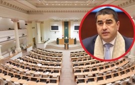 &nbsp;
„საქართველოს პარლამენტში მასობრივი ინფორმაციის
საშუალებათა წარმომადგენლების აკრედიტაციის წესში“ შესული

ცვლილებების მიხედვით, მედიასაშუალებამ ჟურნალისტისთვის
ერთჯერადი სპეციალური აკრედიტაციის მისაღებად განაცხადით პარლამენტის
თავმჯდომარეს უნდა მიმართოს:
„მედიასაშუალება ამ წესის №2 დანართით
გათვალისწინებული ფორმის დაცვით შევსებული ერთჯერადი სპეციალური
აკრედიტაციის მიღების თაობაზე განაცხადით მიმართავს საქართველოს
პარლამენტის თავმჯდომარეს“.



მან სპეციალური ფორმის დაცვით შევსებულ
განაცხადში ჟურნალისტის&nbsp;პარლამენტში შესვლის კონკრეტული მიზანი
და სასურველი თარიღიც უნდა მიუთითოს. აპარატის უფროსი კი ერთჯერადი
სპეციალური აკრედიტაციის გაცემის შესახებ გადაწყვეტილებას ამ
განაცხადის მიღებიდან არაუგვიანეს 5 სამუშაო დღეში
მიიღებს.&nbsp;
----------------------------------------
„ერთჯერადი სპეციალური აკრედიტაციის მიღების თაობაზე განაცხადში
აღნიშნული უნდა იყოს შესაბამისი იურიდიული პირის საფირმო სახელწოდება,
იურიდიული მისამართი, საიდენტიფიკაციო ნომერი, რომლითაც ის
რეგისტრირებულია მეწარმეთა და არასამეწარმეო (არაკომერციული)
იურიდიული პირების რეესტრში, საკონტაქტო ტელეფონის ნომერი, არსებობის
შემთხვევაში – ელექტრონული ფოსტის მისამართი და ვებგვერდის მისამართი,
აგრეთვე შესაბამისი ჟურნალისტის სახელი და გვარი, პირადი ნომერი, მის
მიერ დაკავებული თანამდებობა, მისი მობილური ტელეფონის ნომერი,
საქართველოს პარლამენტის სასახლეში შესვლის კონკრეტული მიზანი და
სასურველი თარიღი. ამასთანავე, ეს განაცხადი უნდა შეიცავდეს
მედიასაშუალების წარმომადგენლობის უფლებამოსილების მქონე პირის
დასტურს, რომ აღნიშნული ჟურნალისტი გაეცნო ამ წესით გათვალისწინებულ
აკრედიტებული ჟურნალისტის ქცევის
წესებს“.&nbsp;----------------------------------------

2026 წლის 1 იანვრამდე, ჟურნალისტი, რომელსაც საპარლამენტო
აკრედიტაცია არ ჰქონდა, ან მედიასაშუალება ერთჯერადი სპეციალური
აკრედიტაციის მისაღებად განცხადებას აპარატის საზოგადოებასთან
ურთიერთობისა და ინფორმაციის დეპარტამენტის უფროსს ელექტრონული ფოსტის
მისამართზე უგზავნიდა. დეპარტამენტი კი გადაწყვეტილებას მისი
მიღებიდან არაუგვიანეს 1 სამუშაო დღეში 
იღებდა.&nbsp;&nbsp;
„საქართველოს პარლამენტში მასობრივი ინფორმაციის
საშუალებათა წარმომადგენლების აკრედიტაციის წესში“ 2025 წლის 12
ნოემბერს შესული 
ცვლილებებით, მედიასაშუალებამ პარლამენტის
თავმჯდომარის სახელზე უნდა შეავსოს განაცხადი საპარლამენტო
ჟურნალისტის აკრედიტაციის (წლიური) მისაღებადაც.&nbsp;
------------------------------------------
„აპარატის უფროსი არაუგვიანეს სააკრედიტაციო წლის წინა
წლის 25 დეკემბრისა საქართველოს პარლამენტის თავმჯდომარის თანხმობით
იღებს გადაწყვეტილებას საპარლამენტო ჟურნალისტის აკრედიტაციის გაცემის
შესახებ ან მის გაცემაზე უარის თქმის თაობაზე. საპარლამენტო
ჟურნალისტის აკრედიტაცია გაიცემა მხოლოდ იმ შემთხვევაში, თუ
აკრედიტაციის მაძიებელი აკმაყოფილებს აკრედიტაციის მისაღებად ამ წესით
დადგენილ ყველა
მოთხოვნას“.&nbsp;------------------------------------------
შეიცვალა აკრედიტებული საპარლამენტო ჟურნალისტების
რაოდენობაც და 10-ის ნაცვლად,
საზოგადოებრივ ტელემაუწყებლებსა და საერთო საეთერო ეროვნული
ტელემაუწყებლებს საპარლამენტო ჟურნალისტის აკრედიტაციის მიღება
არაუმეტეს 15 გადამღები ჯგუფის დასაკომპლექტებლად საჭირო რაოდენობის
ჟურნალისტისთვის შეუძლიათ. უცვლელად, ისევ - არაუმეტეს 4
ჟურნალისტის საპარლამენტო აკრედიტაციაა დასაშვები
ონლაინგამოცემებისთვის.&nbsp;
აკრედიტაციის წესს დაემატა ზემოთ აღნიშნული ორი
დანართიც.&nbsp;
„საქართველოს პარლამენტში მასობრივი ინფორმაციის
საშუალებათა წარმომადგენლების აკრედიტაციის წესი“ შალვა პაპუაშვილის
2023 წლის 6 თებერვლის ბრძანებით დამტკიცდა. ამ წესით განსაზღვრულია
აკრედიტაციის შეჩერებისა და ვადამდე გაუქმების საფუძვლები,
აკრედიტებული ჟურნალისტის უფლებები და ვალდებულებებიც.&nbsp;ამ წესის
საფუძველზე ითხოვენ „ქართული ოცნების“ დეპუტატები ხელისუფლების მიმართ
კრიტიკულად განწყობილი ჟურნალისტებისთვის აკრედიტაციის

შეჩერებასა და მიღების უფლების 
შეზღუდვას.&nbsp;
შალვა პაპუაშვილის 2023 წლის 6 თებერვლის ბრძანებამდე
პარლამენტში უვადო აკრედიტაციების წესი არსებობდა.



