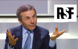  
„რეპორტიორები საზღვრებს გარეშემ“ (RSF) 2 ნოემბერთან -
ჟურნალისტების წინააღმდეგ ჩადენილ დანაშაულთა დაუსჯელობის აღმოფხვრის
საერთაშორისო დღესთან დაკავშირებით გამოქვეყნებულ „პრესის
თავისუფლების მტაცებელთა“ 2025 წლის 34-კაციან სიაში „ქართული
ოცნების“ დამფუძნებელი და საპატიო თავმჯდომარე ბიძინა ივანიშვილიც
შეიყვანა.
ბიძინა ივანიშვილთან ერთად სიაში მოხვდნენ: სი ძინპინი
(ჩინეთი), ვლადიმერ პუტინი(რუსეთი), ალექსანდრ ლუკაშენკო (ბელარუსი),
ილჰამ ალიევი (აზერბაიჯანი), ნიკოლას მადურო (ვენესუელა), ვიქტორ
ორბანი (უნგრეთი), ალექსანდრ ვუვიჩი (სერბეთი), რეჯეფ თაიფ ერდოღანი
(თურქეთი), დანიელ ორტეგა (ნიკარაგუა) და 
სხვები.
RSF-ის შეფასებით, მიუხედავად იმისა, რომ თითოული
მათგანის მედიასთან ბრძოლის მეთოდები განსხვავებულია, მიზანი ერთია -
დამოუკიდებელი მედიის ხმის ჩახშობა:
„რა აქვთ მათ
საერთო? პრესის თავისუფლების სიძულვილი. მათი მეთოდები
განსხვავებულია, მაგრამ მათი მიზნები თანხვედრაშია: დამოუკიდებელი
მედიის ხმის გაჩუმება და ახალი ამბებისა და ინფორმაციის მიღების
უფლების გათელვა“.
RSF-ის გენერალური დირექტორის, ტიბო ბრუტენის
განცხადებით, დაუსჯელობა გარდაუვალი არ არის და ვინც ინფორმაციის
თავისუფლებას არღვევს, „უნდა დასახელდნენ და პასუხისგებაში
მიეცნენ“.
„რეპორტიორების საზღვრებს გარეშე“ ივანიშვილს მილიარდელ
ოლიგარქს 
უწოდებს, რომელიც მიუხედავად იმისა, რომ ოფიციალურად
წასულია პოლიტიკური ცხოვრებიდან, საქართველოში კვლავ ძალაუფლების
ცენტრად რჩება:
„მისი
ბიზნესიმპერია  მას გადამწყვეტ გავლენას ანიჭებს, რადგან
რამდენიმე კომერციული ტელეკომპანია, მათ შორის „იმედი“ და „რუსთავი
2“, ავრცელებენ მის მიერ დაფუძნებული პარტიის - „ქართული ოცნების“
პოზიციებსა და ხედვებს.
მისი გავლენის
ქვეშ პლურალიზმი მცირდება, ხოლო დამოუკიდებელი ჟურნალისტები ხდებიან
დისკრედიტაციის, ძალადობრივი თავდასხმების, უმეტესად დაუსჯელად, 
ან სასამართლო დევნის ობიექტები“.
RSF-ი მიიჩნევს, რომ 2025 წელს ბიძინა ივანიშვილის
სახელს უკავშირდება: „ბათუმელები“/„ნეტგაზეთის“ დამფუძნებლისა და
იდრექტორის, მზია ამაღლობელის პატიმრობა; საქართველოს ევროკავშირში
გაწევრიანების ჩაშლა, პირველ რიგში, მედიის თავისუფლების გარანტიების
შეუსრულებლობის გამო; დამოუკიდებელი მედიებისა და მათ მხარდამჭერი
არასამთავრობო ორგანიზაციების შევიწროება ანტიკორუფციული ბიუროს
მეშვეობით; ოპოზიციური ტელეკომპანიების დევნა სახელმწიფოსა და
„ქართული ოცნების“ პარტიის მხრიდან.
„პრესის თავისუფლების მტაცებლების 2025 წლის სია“ RSF-ის
მიერ ყოველწლიურად გამოქვეყნებული „მსოფლიო პრესის თავისუფლების
ინდექსის“ ნაწილია. ინდექსი აფასებს პრესის თავისუფლების მდგომარეობას
მსოფლიოს მასშტაბით, „მტაცებელთა სია“ კი გამოყოფს მათ, ვინც
თავისუფალ მედიას ებრძვის. „პრესის თავისუფლების მტაცებლები“ 5
კატეგორიად არის [პოლიტიკური, ეკონომიკური, უსაფრთხოების,
სამართლებრივი და სოციალური] დაყოფილი. ბიძინა ივანიშვილი კი მათ
შორის მოხვდა, ვინც მედიებს ფინანსურად ანადგურებს.
