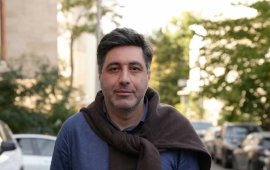 
ტელეკომპანია „ფორმულას“ წამყვანს, ვახო სანაიას სოციალურ ქსელში
გამოქვეყნებული 2 პოსტისა და ვიდეოს გამო თბილისის საქალაქო
სასამართლოს მოსამართლე თორნიკე ქოჩქიანმა 30-დღიანი ადმინისტრაციული
პატიმრობა შეუფარდა.&nbsp;
სანაიას „ქართული ოცნების“ წევრების, შალვა პაპუაშვილისა
და ლადო ბოჟაძის შეურაცხყოფის საბაბით 14-დღიანი ადმინისტრაციული
პატიმრობა ივლისში ერთხელ უკვე ჰქონდა 
შეფარდებული, მანამდე ის სასამართლომ 6 000 ლარითაც
დააჯარიმა.
ვახო სანაია ფეისბუქპოსტების გამო დაწყებული
ადმინისტრაციული საქმეებს განხილვას არ ესწრება.&nbsp;&nbsp;
შინაგან საქმეთა სამინისტრო სანაიას პოლიტიკური
თანამდებობის პირების შეურაცხყოფას ამჯერად ამ პოსტების
&nbsp;გამო ედავებოდა:


„14 დღე *ლეები არ დაუძახოთ შალვას
და ლადოს. რომ გამოვალ, მე მივხედავ მაგ ამბავს“.




„მე რომ დავწერე პაპუაშვილსა და
ბოჟაძეზე, *ლეებს ნუ დაუძახებთ-მეთქი, დამაპატიმრეს. ახლა შეკითხვა,
რომელიც ორი კვირაა არ მასვენებს: თავად შალვა პაპუაშვილმა და ბოჟაძემ
რომ დაწერონ საკუთარ თავზე, *ლეებს ნუ დაგვიძახებთო, თვითონ მაგათაც
საციხოდ გაუხდებათ საქმე ხო? შალვა, ლადო, გაბედეთ, ბიჭებო!“




ვიდეო სათაურით
- „ვეხმაურებით შალვა პაპუაშვილის მე*ლენბურგობას“.&nbsp;


სასამართლოს გადაწყვეტილების გამოცხადების შემდეგ ვახო
სანაიამ თქვა:


მას შსს-ს წარმომადგენლები, სავარაუდოდ, მოგვიანებით
დააკავებენ.&nbsp;

-------------------------------

2026 წლის 10 ივლისის სასამართლო პროცესზე, როდესაც ვახო სანაია
მოსამართლე თორნიკე ქოჩქიანმა შალვა პაპუაშვილსა და ლადო ბოჟაძის
შესახებ დაწერილი პოსტების გამო 6 000 ლარით დააჯარიმა, ცნობილი

გახდა, რომ ის პოლიტიკური თანამდებობის პირის შეურაცხყოფის
საბაბით, 4 000 ლარით იქამდეც, შსს-ს სიძულვილის ენის წინააღმდეგ
ბრძოლის სამმართველოს შექმნამდეც, ყოფილა დაჯარიმებული. სანაიას გზის
გადაკეტვის ბრალდებით&nbsp; 6-დღიანი ადმინისტრაციული პატიმრობა
ჰქონდა 
შეფარდებული 2025 წლის ოქტომბერშიც.
&nbsp;
&nbsp;
