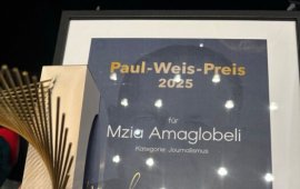 
ფოტო: „ბათუმელები“

„ბათუმელები“/„ნეტგაზეთის“ დამფუძნებელი და დირექტორი,
პატიმრობაში მყოფი მზია ამაღლობელი პაულ ვაიზის პრემიით 
დააჯილდოვეს. პაულ ვაიზის პრემია, რომელიც
სამოქალაქო საზოგადოების ინიციატივის, Courage2030-ის მიერ გაიცემა,
სიმამაცისთვის გადაეცემათ იმ პირებსა და ორგანიზაციებს, რომლებმაც
ადამიანის უფლებების დაცვაში განსაკუთრებული წვლილი შეიტანეს.
დაჯილდოების ცერემონიას, რომელიც 10 ნოემბერს, ვენაში
გაიმართა, „ნეტგაზეთის“ მთავარი რედაქტორი, ნესტან ცეცხლაძე და
„ბათუმელების“ მთავარი რედაქტორი, ეთერ თურაძე დაესწრნენ. ადამიანის
უფლებების დაცვაში შეტანილი წვლილისთვის პაულ ვაიზის პრემია წელს
მესამედ, სამ კატეგორიაში, მათ შორის ჟურნალისტიკაში

გაიცა.
6 ნოემბერს, გერმანიაში, მზია ამაღლობელს
გადაეცა თავისუფალი მედიის პრემიაც. Free Media Awards-ი
ნორვეგიული The Fritt Ord Foundation-ისა და გერმანული The Zeit
Stiftung Bucerius-ის მიერ არის ინიციირებული. ორი ევროპული ფონდი
აღნიშნავს, რომ ამაღლობელი საქართველოში დამოუკიდებელი ჟურნალისტიკის
სახე გახდა და იგი ჟურნალისტური ეთიკისა და სიმართლის მიმართ
25-წლიანი ერთგულებისთვის არის დაჯილდოებული.
„პრესის თავისუფლების კვირეულის“ ფარგლებში გამართულ
დაჯილდოების ცერემონიალზე 
წაიკითხეს მზია ამაღლობელის გზავნილიც:
„მინდა იცოდეთ, რომ ეს პრიზი მარტო მე კი არა, ეკუთვნის ჩემს
კოლეგებს, ყველა იმ ქართველ ჟურნალისტს, რომლებიც რეპრესიების
პირობებში იცავენ და იბრძვიან სიტყვის
თავისუფლებისთვის“.
ამაღლობელის გარდა, თავისუფალი მედიის პრემიის 2025 წლის
ლაურეატები 
გახდნენ: მედია-პლატფორმა Gwara Media (უკრაინა),
საგამოძიებო ონლაინ-მედია Direkt 36 (უნგრეთი), ფოტოგრაფი და
ფოტოჟურნალისტი ალექსანდრა ასტახოვა (რუსეთი), მედია არხი Belarusian
Investigative Center (ბელარუსი), ჟურნალისტი ნარგიზ აბსალამოვა
(აზერბაიჯანი). 
22 ოქტომბერს, მზია ამაღლობელს, ბელარუს პატიმარ
ჟურნალისტთან ერთად, 
გადაეცა სახაროვის პრემია. დაჯილდოების ცერემონია
16 დეკემბერს, სტრასბურგში გაიმართება. 
2025 წლის სახაროვის პრემიის ფინალისტები კი
იყვნენ: 
 „თქვენი და ჩვენი თავისუფლებისთვის
მებრძოლი პატიმრები, ანდჟეი პაჩობუტი ბელორუსიდან და მზია ამაღლობელი
საქართველოდან“;
 „სერბი სტუდენტები“;
 „ჟურნალისტები და ჰუმანიტარული
დახმარების მუშაკები პალესტინასა და ყველა კონფლიქტურ ზონაში,
რომლებსაც წარმოადგენენ პალესტინის ჟურნალისტთა სინდიკატი, წითელი
ნახევარმთვარე და UNRWA;“
ანდრეი სახაროვის სახელობის სახაროვის პრემია
ევროკავშირის უმაღლესი ჯილდოა ადამიანის უფლებების სფეროში. მას
ევროპარლამენტი ყოველწლიურად გადასცემს ფიზიკურ პირებს, ჯგუფებს ან
ორგანიზაციებს ადამიანის უფლებების, გამოხატვის თავისუფლებისა და
დემოკრატიული ღირებულებების მხარდაჭერის სფეროში მათი მოღვაწეობის
აღიარების მიზნით.
მზია ამაღლობელი გახდა 2025 წლის მსოფლიო პრესის
თავისუფლების გმირის 
ჯილდოს მფლობელიც, რომელსაც „პრესის
საერთაშორისო  ინსტიტუტი“ (IPI) „საერთაშორისო მედიის
მხარდაჭერასთან“ (IMS-სთან) პარტნიორობით ყოველწლიურად
გასცემს. 
მსოფლიო პრესის თავისუფლების გმირის ჯილდო 2025 წლის 7
გამარჯვებულს 24 ოქტომბერს, ვენაში, „პრესის საერთაშორისო ინსტიტუტის“
75-ე წლისთავისადმი მიძღვნილ მსოფლიო კონგრესზე, გადაეცა.
ამაღლობელს 
გადაეცა „ფორუმ 2000“-ის საერთაშორისო ჯილდოც. ის არის

ვაცლავ ჰაველის სახელობის ადამიანის უფლებათა პრემიის 2025
წლის ფინალისტთა სიაშიც.
„ბათუმელებსა“ და მის დამფუძნებლებს, მზია ამაღლობელსა
და ეთერ თურაძეს ასევე გადაეცათ „ილია ჭავჭავაძის ეროვნული პრემია -
საზოგადოების განვითარებისთვის გაწეული განსაკუთრებული
ღვაწლისთვის“.
„ბათუმელები“/„ნეტგაზეთის“ დამფუძნებელსა და
დირექტორს, მზია ამაღლობელს 6 აგვისტოს, ბათუმის საქალაქო სასამართლოს
მოსამართლე ნინო სახელაშვილმა 2-წლიანი პატიმრობა 
მიუსაჯა. ის მე-10 თვეა უკანონო პატიმარია.
„ბათუმელები“/„ნეტგაზეთის“ დამფუძნებელი და დირექტორი დაკავების
დღიდან, 38 დღე შიმშილობდა. პატიმრობაში მას მკვეთრად დაუქვეითდა
მხედველობა.
