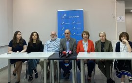 
პრესის თავისუფლების მსოფლიო დღესთან დაკავშირებით
განცხადებას ავრცელებს „მედიის ადვოკატირების კოალიცია“ და კიდევ
ერთხელ უხდის მადლობას დამოუკიდებელი მედიის თითოეულ წარმომადგენელს
პროფესიული მოვალეობის შესრულებისა და საზოგადოების ინტერესების
დაცვისთვის ამ მნიშვნელოვან პერიოდში.
„მიმდინარე წელსაც საქართველოში დამოუკიდებელ მედიას
საქმიანობა განსაკუთრებით მძიმე ფონზე უწევს. Reporters Without
Borders-ის 2026 წლის მონაცემებით, საქართველო განაგრძობს პოზიციების
დაკარგვას: მხოლოდ მიმდინარე წელს 21 ადგილით დაქვეითდა, ხოლო ბოლო
რამდენიმე წლის განმავლობაში ჯამურად 75-პოზიციანი ვარდნა განიცადა.
აღნიშნული მონაცემები მედიის თავისუფლების სისტემურ გაუარესებაზე
მიუთითებს.
მზია ამაღლობელი კვლავ პატიმრობაში რჩება. მას ორი წლით
თავისუფლების აღკვეთა მიესაჯა, ხოლო ვადაზე ადრე გათავისუფლებაზე უარი
ეთქვა. საქმის გარემოებების გათვალისწინებით, ეს საქმე პოლიტიკურად
მოტივირებულია და ნათლად აჩვენებს მართლმსაჯულების სისტემის
გამოყენებას მედიის წარმომადგენლებზე ზეწოლის ინსტრუმენტად.
ბოლო ერთი წლის განმავლობაში დაფიქსირებული 300-ზე მეტი
ინციდენტი ადასტურებს, რომ მედიის მიმართ ზეწოლა ინტენსიურ ხასიათს
ატარებს. შემთხვევები მოიცავს ჟურნალისტების დაკავებასა და
ადმინისტრაციულ პატიმრობას, დაჯარიმებას პროფესიული საქმიანობის
შესრულებისას, ფიზიკურ ძალადობას, სიტყვიერ შეურაცხყოფასა და
დისკრედიტაციას, ჟურნალისტურ საქმიანობაში უკანონო ჩარევას,
დეზინფორმაციას და ა.შ. ეს დაღვევები შესაბამისი გამოძიებისა და
სამართლებრივი რეაგირების გარეშე რჩება.
განსაკუთრებით საყურადღებოა რეპრესიული საკანონმდებლო
ტენდენციები, რაც ზღუდავს მედიის ოპერირების სივრცეს და აძლიერებს
„მსუსხავი ეფექტის“ რისკს ჟურნალისტურ საქმიანობაზე. პრობლემურია
მედიისთვის სასამართლო პროცესების აუდიო-ვიზუალური გადაღების
აკრძალვა, რაც ზღუდავს კონტროლის შესაძლებლობას და ამცირებს
მართლმსაჯულების ანგარიშვალდებულებას საზოგადოების წინაშე.
მიუხედავად აღნიშნული გამოწვევებისა, ქართული მედია
აგრძელებს მუშაობას და პროფესიული მოვალეობის შესრულებას,
უზრუნველყოფს საზოგადოების ინფორმირებას. ეს გარემოება განსაკუთრებულ
აღიარებასა და სოლიდარობას საჭიროებს“, - წერს კოალიცია.&nbsp;
ჟურნალისტებს, ვინც იბრძვის პროფესიისთვის, ღირსებისთვის
და ევროპული საქართველოსთვის სოლიდარობა 
უცხადებს „საქართველოს ჟურნალისტური ეთიკის ქარტია“.&nbsp;

