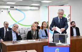 
კომუნიკაციების კომისიის ახალი თავმჯდომარე 3 წლის ვადით, „ქართული
ოცნების“ ყოფილი დეპუტატი, გოგა გულორდავა გახდა. ComCom-ის 
ინფორმაციით, გულორდავას კანდიდატურას მხარი,
ფარული კენჭისყრით ჩატარებულ არჩევნებში, კომისიის წევრების სრულმა
შემადგენლობამ დაუჭირა.&nbsp;
კომუნიკაციების კომისიაში გულორდავას უფლებამოსილება 26
იანვრიდან დაიწყო. ის ComCom-ის წევრად „ქართული ოცნების“ პარლამენტმა
2025 წლის დეკემბერში 
დაამტკიცა.
კომისიამდე, 2023 წლიდან, გულორდავა სამთავრობო
ტელეკომპანია „იმედში“&nbsp; ფინანსური მონიტორინგისა და
აუდიტორულ-საკონსულტაციო საქმიანობას ეწეოდა.
იყო „საქართველოს სახელმწიფო ელექტროსისტემის“ შიდა აუდიტის
დირექტორიც. 2016-2020 წლებში გოგა გულორდავა „ქართული ოცნების“
მაჟორიტარი დეპუტატი იყო, 2013-2016 წლებში კი - წალენჯიხის
მუნიციპალიტეტის გამგებელი.
კომუნიკაციების კომისიაში უფლებამოსილების ვადა კახი
ბექაურს 
ამოეწურა. ბექაური კომუნიკაციების კომისიის
თავმჯდომარე 2017 წლიდან იყო. ის მესამე ვადით 2023 წლის იანვარში
აირჩიეს. მანამდე, 2014-2017 წლებში ბექაური კომისიის წევრი იყო, 2012
წელს კი, ტელეკომპანია „მეცხრე არხს“ ხელმძღვანელობდა. აღსანიშნავია,
რომ 2019 წლამდე&nbsp; ერთი და იმავე პირის თავმჯდომარედ ორჯერ არჩევა
შეუძლებელი იყო. 2019 წელს მიღებული ცვლილებით
კი, ეს შეზღუდვა გაუქმდა.
„სანქცირებული კახა ბექაურის მძიმე მემკვიდრეობა“ - ამ
სათაურით გამოაქვეყნა „მედიის ადვოკატირების კოალიციამ“ 
განცხადება, რომელშიც კომუნიკაციების კომისიაში
კახი ბექაურის უფლებამოსილების ვადაა შეჯამებული.&nbsp;
კოალიცია, რომელიც ადამიანის უფლებების დამცველ და
მედიის საკითხებზე მომუშავე ორგანიზაციებს აერთიანებს, წერს, რომ
ბექაურის ფორმალური კონტროლის ქვეშ მყოფი მარეგულირებელი
წლების განმავლობაში დამოუკიდებელი მედიის წინააღმდეგ შერჩევით,
მიზანმიმართულ გადაწყვეტილებებს იღებდა:
„კახა ბექაურის მემკვიდრეობა კომუნიკაციების ეროვნულ
კომისიაში არ უკავშირდება მედიისთვის სტაბილური, თავისუფალი და
ნდობაზე დაფუძნებული გარემოს შექმნას. მისი თავმჯდომარეობის პერიოდში
კომისია ჩამოყალიბდა პოლიტიკურად მიკერძოებულ ინსტიტუტად, რომლის
აქტიურობა განსაკუთრებით თვალსაჩინო იყო „ქართული ოცნების“
ინტერესების სასარგებლოდ. კომისია ვერ გაძლიერდა ინსტიტუციურად – ვერც
დამოუკიდებლობის, ვერც პროფესიული ავტორიტეტის და ვერც საზოგადოების
ნდობის თვალსაზრისით, რადგან მისი გავლენა მეტწილად სანქცირების
შესაძლებლობასა და შერჩევით აღსრულებას ეფუძნებოდა და არა
თანმიმდევრულ, გამჭვირვალე და სამართლიან
რეგულირებას“.&nbsp;
კომუნიკაციების კომისია 5 წევრისგან შედგება: ვახტანგ
აბაშიძე, ნათია კუკულაძე, ეკატერინე იმედაძე, ივანე მახარაძე და გოგა
გულორდავა. მათი უფლებამოსილების ვადა 6 წლითაა განსაზღვრული. პირის
კომისიის წევრად არჩევა 2-ზე მეტი ვადით არ შეიძლება. კომუნიკაციების
კომისიის 2026 წლის ბიუჯეტი კი 24 825 200 
ლარია.&nbsp;
--------------------------------
საქართველოში დამოუკიდებელ მედიას მუშაობა რთულ
გარემოში უწევს. „ქართულმა ოცნებამ“ ერთიმეორის მიყოლებით მიიღო
მედიის შემზღუდავი საკანონმდებლო ცვლილებებიც.&nbsp;
2025 წელს, „მაუწყებლობის შესახებ“ კანონში შესული
ცვლილებებით, კომუნიკაციების კომისიას აქამდე თვითრეგულირების სფეროში
მოქცეული საკითხების განხილვისა და მაუწყებლების დასანქცირების
შესაძლებლობა მიეცა. მათ საფუძველზე ComCom-მა „უცხოური ძალისგან“
დაფინანსების მიღების შეწყვეტა 
დაავალა ტელე და რადიო მაუწყებლებს: „ფორმულა“, „ფორმულა
მულტიმედია“, „ჟურნალისტთა კავშირი ხალხის ხმა“(რადიო „მარნეული),
„რადიო-ტვ ნორი“ და „სისტემა გამა“. კომისიამ რადიო „მარნეული“
წერილობით 
გააფრთხილა ამერიკული ორგანიზაცია „დემოკრატიის ეროვნული
ფონდიდან“ (NED) შემოსავლის სახით 32 541.60 ლარის მიღების გამოც.
„ქართული ოცნების“ საჩივრების საფუძველზე კომუნიკაციების კომისიამ
კრიტიკული ტელევიზიები სამართალდამრღვევებად 
ცნო „მიუკერძოებლობის პრინციპის
დარღვევისთვისაც“.&nbsp;
&nbsp;
&nbsp;
