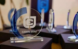 
„საქართველოს ჟურნალისტური ეთიკის ქარტიამ“ „ქარტიის პრიზი 2025-ის”
მოსაპოვებლად განაცხადების მიღება დაიწყო.
ყოველწლიური კონკურსის მიზანი ეთიკური ჟურნალისტიკის განვითარების
ხელშეწყობა და პროფესიული სტანდარტების დამკვიდრებაა. 
ორგანიზაცია კონკურსს ოთხ ნომინაციაში აცხადებს:  

- სტატია/მულტიმედია სტატია ონლაინ
მედიაში. 

- სიღრმისეული ან საგამოძიებო
ნამუშევარი. 

- ფოტო/ფოტორეპორტაჟი ონლაინ ან ბეჭდურ
მედიაში. პრიზი გაიცემა ნამუშევრისთვის, რომელიც საუკეთესოდ ასახავს
საზოგადოების ძალისხმევას ქვეყანაში დემოკრატიული უკუსვლის
შესაჩერებლად და დემოკრატიული ღირებულებებისა და ინსტიტუციების
დასაცავად. 

- ქალთა უფლებებისა და გენდერული
თანასწორობის გაშუქება. პრიზი ამ ნომინაციისთვის გაეროს ქალთა
ორგანიზაციამ დააწესა. 
დამატებით, „მედიის ადვოკატირების კოალიცია“ გასცემს
სპეციალურ პრიზს სიტყვის თავისუფლების დაცვისა და ჟურნალისტიკის
განვითარებაში შეტანილი განსაკუთრებული წვლილისთვის. 
კონკურსში მონაწილეობის მსურველებმა უნდა წარადგინონ
მედიაპროდუქტი, რომელიც 2024 წლის 15 ნოემბრიდან 2025 წლის 5
ნოემბრამდე პერიოდში გამოქვეყნდა. საკონკურსოდ მასალის წარდგენა
შეუძლია როგორც ჟურნალისტს ინდივიდუალურად, ისე მედიასაშუალებას.
თითოეულმა აპლიკანტმა მხოლოდ ერთი ნამუშევარი უნდა წარადგინოს ოთხი
კატეგორიიდან ერთ-ერთში.
საკონკურსო ნამუშევრების მიღების ბოლო ვადაა 2025 წლის
27 ნოემბერი, 18:00 საათი. გამარჯვებული კი დეკემბერში
გამოვლინდება.   
განაცხადის შესავსებად უნდა გადახვიდეთ ბმულზე:
https://forms.gle/RWTz1sgL82aj1tR8A
ნამუშევრების
შეფასებისა და კრიტერიუმების შესახებ ვრცლად კი იხილეთ
აქ.„საქართველოს
ჟურნალისტური ეთიკის ქარტია“ წევრობაზე დაფუძნებული დამოუკიდებელი
ორგანიზაციაა, რომლის ხელმომწერიც 300-ზე მეტი
ჟურნალისტია.