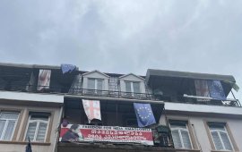 
„ბათუმელები/ნეტგაზეთმა“ დღეს, 22 ივლისს, მკითხველის მხარდაჭერით,
დავალიანების ძირი თანხა - 47 ათასი ლარი დაფარა. სწორედ ამ ოდენობის
დავალიანება - ძირი თანხა ჰქონდა ორგანიზაციას ბიუჯეტის წინაშე.
„ბათუმელების“ 
ინფორმაციით, გამოცემას ამ ეტაპზე გადასახდელი
რჩება ძირ თანხაზე დარიცხული საურავი - 126 ათასი ლარი და ჯარიმა –
109 ათასი ლარი.
„ინკასო, როგორც ინსტრუმენტი ხელისუფლებამ გამოიყენა
მზია ამაღლობელის განაჩენის ეტაპზე. შესაბამისად, მივიჩნევთ, რომ
ინკასო და უახლეს მომავალში დაგეგმილი ყველა სხვა ოპერაცია მიმართულია
მზია ამაღლობელის წინააღმდეგ, პერსპექტივაში კი მის მიერ შექმნილი
მედიაორგანიზაციის გასანადგურებლად.
ამის მარტივი დადასტურებაა ერთი მაგალითი: შემოსავლების
სამსახურის 2025 წლის 21 მაისის ოფიციალური ინფორმაციით, ტელეკომპანია
„იმედის“ დავალიანება ბიუჯეტის წინაშე არის 17 მილიონი ლარი. „რუსთავი
2-ს“ კი 25 მილიონი ლარი აქვს ბიუჯეტისთვის გადასახდელი“, - წერს
გამოცემა. 
„ბათუმელებს“ სახელმწიფოს წინაშე არსებული დავალიანება
აღიარებული ჰქონდა და მის დასაფარად თანხას ყოველთვიურად იხდიდა.
-------------------------------------------
გუშინ, 21 ივლისს, გამოცემამ გაავრცელა ინფორმაცია,
რომ შემოსავლების სამსახურმა „ბათუმელების“ ანგარიშებს ინკასო დაადო.
„ბათუმელების“ ინფორმაციით, 1 ივლისს შემოსავლების სამსახურიდან
აცნობეს, რომ ვალი ჰქონდათ, რომელიც 5 დღეში უნდა გადაეხადათ,
წინააღმდეგ შემთხვევაში გამოცემის ანგარიშებს ინკასოს დაადებდნენ,
შემდეგ კი ქონებას დააყადაღებდნენ და აღსრულება
დაიწყებოდა. 
მოსალოდნელი ინკასოს შესახებ მიღებული ინფორმაციის
შემდეგ, „ბათუმელებმა“ შემოსავლების სამსახურს ოფიციალურად მიმართა და
საგადასახადო კოდექსის გათვალისწინებით, ვალის გადასახდელად გრაფიკის
შეთავაზება ითხოვა, რაზეც უარი უთხრეს, 17 ივლისს კი მათ ანგარიშებს
ინკასო 
დაადეს.
-------------------------------------------
დღესვე, ფინანსთა სამინისტროს შემოსავლების სამსახურმა
გაავრცელა განცხადება და გამოთქვა
მზადყოფნა, რომ საგადასახადო შეთანხმების შემთხვევაში, „ბათუმელების“
ანგარიშებს ყადაღას მოუხსნის და შესაბამისი გრაფიკის მიხედვით,
სახელმწიფო ბიუჯეტის წინაშე არსებული დავალიანების დაფარვის
საშუალებას მისცემს.
შემოსავლების სამსახურის განმარტებით, „საგადასახადო
დავალიანების ანაზღაურების უზრუნველყოფის ღონისძიება (ანგარიშებზე
ყადაღის დადება) ხდება ავტომატურ რეჟიმში, ელექტრონულ სისტემაში
ინტეგრირებული რისკების შეფასების ინდიკატორებზე დაყრდნობით“.
შემოსავლებმის სამსახურმა ივნისის ბოლოს ინკასო დაადო
რეგიონულ ტელეკომპანიის „თრიალეთისა“ და რადიოჰოლდინგ „ჰერეთის“
[აერთიანებს სამ რადიოს: თბილისში - „თბილისი“, კახეთში - „ჰერეთი“ და
ბათუმში - „ციტრუსი“] 
ანგარიშებსაც.

კონტექსტი: საქართველოში დამოუკიდებელ და კრიტიკულ
მედიას მუშაობა რთულ გარემოში უწევს. „ქართულმა ოცნებამ“ ერთიმეორის
მიყოლებით მიიღო მედიის შემზღუდავი საკანონმდებლო ცვლილებები.
მნიშვნელოვნად 
შეიზღუდა მედიისთვის სასამართლოში მუშაობაც.
31 მაისიდან ამოქმედდა „უცხოეთის აგენტების
რეგისტრაციის აქტიც“, რომელსაც „ქართული ოცნება“ ამერიკული FARA-ს
სიტყვასიტყვით ნათარგმნს უწოდებს, სამოქალაქო საზოგადოების
ორგანიზაციები კი მიიჩნევენ, რომ ის მიზნად ისახავს დამოუკიდებელი
ორგანიზაციებისა და მედიების გაჩუმებას, დისკრედიტაციასა და
დევნას. 
კრიტიკული ტელევიზიების წინააღმდეგ
საჩივრებით „ქართულმა ოცნებამ“ მიმართა კომუნიკაციების კომისიასაც.
მიმართვის საფუძველი „მაუწყებლობის შესახებ“ კანონში შეტანილი ის
ცვლილებები გახდა, რომლითაც კომისიას აქამდე თვითრეგულირების სფეროში
მოქცეული საკითხების განხილვისა და მაუწყებლების დასანქცირების
შესაძლებლობა მიეცა. ComCom-მა ისინი სამართალდამრღვევებად
„მიუკერძოებლობის პრინციპის დარღვევისთვის“ 
ცნო. 
ექვს თვეზე მეტია უკანონო პატიმარია
„ბათუმელები“/„ნეტგაზეთის“ დამფუძნებელი და დირექტორი მზია
ამაღლობელი; სატელევიზიო მაუწყებლობა შეწყვიტა ხელისუფლების მიმართ
კრიტიკულად განწყობილმა ტელეკომპანია „მთავარმა არხმა“.
საზოგადოებრივმა მაუწყებელმა სამსახურიდან გაათავისუფლა 
ნინო ზაუტაშვილი, ვასილ ივანოვ-ჩიქოვანი და დახურა გადაცემა
„რეალური სივრცე“. ისინი „პირველი არხის“ სარედაქციო პოლიტიკას ღიად
აკრიტიკებენ და პოლიტიკურ გავლენებზე საუბრობენ. 
ჟურნალისტებს ხელს უშლიან პროფესიული მოვალეობის
შესრულებისას, მათ აქციების გაშუქებისას აჯარიმებენ „გზის ხელოვნურად
გადაკეტვისთვისაც“. ამასთან, დღემდე არ დასჯილან პროევროპული აქციების
გაშუქებისას ჟურნალისტებზე (გურამ როგავა, ალექსანდრე ქეშელაშვილი,
მაკა ჩიხლაძე, გიორგი შეწირული და სხვები)
თავდამსხმელები. 

