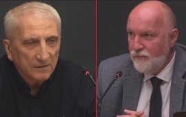 
პარლამენტმა საზოგადოებრივი მაუწყებლის სამეურვეო საბჭოს წევრობის 3
ვაკანტურ პოზიციაზე 2 ახალი წევრი აირჩია, ერთი კი ვაკანტური
დარჩა.&nbsp;
საპარლამენტო უმრავლესობის წარდგინებით საზოგადოებრივი
მაუწყებლის მეურვე მეორე ვადით გია მურღულია იქნება, საპარლამენტო
ოპოზიციის ერთი კვოტით კი სამეურვეო საბჭოს წევრი გახდა დავით
ქართველიშვილი - „ხალხის ძალის“ წარდგინებით. ისინი საქმიანობას 2
ივლისიდან შეუდგებიან.&nbsp;
გია
მურღულია საზოგადოებრივი მაუწყებლის სამეურვეო საბჭოს
წევრი პირველად 2020 წელს 
გახდა. 2024 წლის 1 თებერვლიდან კი სამეურვეო საბჭოს
თავმჯდომარის, ვასილ მაღლაფერიძის მოადგილე იყო.&nbsp;
დავით
ქართველიშვილი „ხალხის ძალის“ წარმომადგენელია.
სამთავრობო მედიები მას, როგორც ანალიტიკოსს ხშირად
ციტირებენ.&nbsp;
ფრაქცია „საქართველოსთვის“ წარდგენილი 3 კანდიდატიდან:
თეონა გეგელია, ელისო გაბადაძე, თეიმურაზ კეკელიძე საჭირო 76 ხმა
ვერცერთმა ვერ დააგროვა, შესაბამისად სამეურვეო საბჭოს წევრობის 1
პოზიცია ვაკანტური დარჩა.
შალვა პაპუაშვილის თქმით, ფრაქციას - „საქართველოსთვის“
1 ივლისიდან პირდაპირ 1 კანდიდატის დასახელების შესაძლებლობა ექნება,
რომელსაც პარლამენტი უყრის კენჭს.
&nbsp;
&nbsp; &nbsp; &nbsp; &nbsp; &nbsp; &nbsp; &nbsp; &nbsp; &nbsp;
&nbsp; &nbsp; &nbsp; &nbsp; &nbsp; &nbsp; &nbsp; &nbsp; &nbsp;
&nbsp; &nbsp; &nbsp; &nbsp; &nbsp;
&nbsp;&nbsp;„პარლამენტის რეგლამენტის“ შეტანილი
ცვლილებებით, 1 ივლისიდან საზოგადოებრივი მაუწყებლის სამეურვეო საბჭოს
წევრის არჩევის წესი იცვლება. მეურვის კანდიდატურა ღია კონკურსით აღარ
შეირჩევა, უქმდება წევრობის კანდიდატების შემრჩევი საკონკურსო
კომისიის შექმნის პროცედურაც. პარლამენტს საზოგადოებრივი მაუწყებლის
სამეურვეო საბჭოს წევრობის კანდიდატს შესაბამისი კვოტის მქონე
სუბიექტი წარუდგენს. მეურვის 1 თანამდებობაზე პირის ასარჩევად
პარლამენტს მეურვეობის მხოლოდ 1 კანდიდატი წარედგინება.&nbsp;

&nbsp; &nbsp; &nbsp; &nbsp; &nbsp; &nbsp; &nbsp; &nbsp; &nbsp;
&nbsp; &nbsp; &nbsp; &nbsp; &nbsp; &nbsp; &nbsp; &nbsp; &nbsp;
&nbsp; &nbsp; &nbsp; &nbsp; &nbsp; &nbsp; &nbsp;&nbsp;
საზოგადოებრივი მაუწყებლის სამეურვეო საბჭოდან
უფლებამოსილების ვადა სამს: ზაზა აბაშიძეს, ბონდო მძინარაშვილსა და
გია მურღულიას ამოეწურა. სამეურვეო საბჭოს სხვა წევრები არიან: გია
იაკობაშვილი, იზაბელა ოსიპოვა, სოსო სტურუა, გია კოხრეიძე, თამილა
დოლიძე, ლაშა ტუღუში, ლიკა ბასილაია-შავგულიძე და 
ვასილ მაღლაფერიძე, რომელიც საბჭოს თავმჯდომარედ მეორე
ვადით არის არჩეული.&nbsp; &nbsp;
საზოგადოებრივი მაუწყებლის&nbsp; მეურვეობის 3
კანდიდატის შესარჩევად გამოცხადებულ ღია კონკურსში თავდაპირველად 10
მსურველი მონაწილეობდა, თუმცა მოგვიანებით დოდო შონავამ კანდიდატურა
მოხსნა.&nbsp;
პარლამენტის მიერ დამტკიცებულ საზოგადოებრივი მაუწყებლის
სამეურვეო საბჭოს წევრობის კანდიდატების შესარჩევ საკონკურსო
კომისიაში კი იყვნენ: გივი აბესაძე, მარიამ გვიდიანი, როზეტა
გუჯეჯიანი,&nbsp; თამარ კეკენაძე, დავით მაღლაფერიძე, ერმილე მესხია,
ნინო მეუნარგია,&nbsp; სოფიო ნიკოლაიშვილი და შორენა შავერდაშვილი
იყვნენ. ამ 9-წევრიანი კომისიიდან 3 ბრიტანეთის მიერ სანქცირებული
„იმედის“ 
თანამშრომელია.
საზოგადოებრივი მაუწყებლის სამეურვეო საბჭო 11 წევრისგან
შედგება, პარლამენტი ორ მეურვეს საქართველოს სახალხო დამცველის
წარდგინებით ირჩევს, სამს – საპარლამენტო უმრავლესობაში შემავალი
ფრაქციის/ფრაქციების, სამს – საპარლამენტო ოპოზიციაში შემავალი იმ
ფრაქციების წარდგინებით, რომლებშიც ყველაზე მეტი პარლამენტის წევრია
გაერთიანებული, სამს კი აჭარის ავტონომიური რესპუბლიკის უმაღლესი
საბჭოს წარდგინებით. &nbsp;&nbsp;
საზოგადოებრივი მაუწყებლის სამეურვეო საბჭოს
შემადგენლობის ერთი მესამედი 2 წელიწადში ერთხელ, როტაციის წესით
იცვლება. საბჭოს თითოეულ წევრს 6 წლის ვადით ირჩევენ. სამეურვეო
საბჭოს თავმჯდომარის ჰონორარი 8 817 ლარია (დარიცხული), მისი
მოადგილის - 6 798 ლარი (დარიცხული), საბჭოს სხვა წევრების კი - 6 085
ლარი (დარიცხული).


