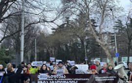
„მედიის, ინფორმაციის და სოციალური კვლევების ცენტრმა” საქართველოში
2024 წლის მაისიდან 2025 წლის მაისამდე პერიოდში ჟურნალისტების
წინააღმდეგ მომხდარი 342 
ინციდენტი აღრიცხა. 

„ოქტომბრის საპარლამენტო არჩევნების დღეს – 67
ინციდენტი;
28 ნოემბრიდან პროევროპული პროტესტის პერიოდში  –
169 ინციდენტი;

ბოლო ერთ წელიწადში მედიის წარმომადგენლების მიმართ
ფიზიკური ძალადობის 112 შემთხვევა დაფიქსირდა, აქედან:

ოქტომბრის საპარლამენტო არჩევნების დღეს – 10
ინციდენტი;
პროევროპული პროტესტის დღიდან- 85 ინციდენტი;
ერთი წლის განმავლობაში ჟურნალისტებს გადაღება 77-ჯერ
აუკრძალეს, აქედან:
ოქტომბრის საპარლამენტო არჩევნების დღეს – 46
ინციდენტი;
პროევროპული პროტესტის დღიდან – 22 
ინციდენტი;
ბოლო ერთ წელიწადში, სხვადასხვა საფუძვლით, უკანონოდ
დააკავეს მედიის 13 წარმომადგენელი, აქედან მზია ამაღლობელი დღემდე
პატიმრობაშია, აქედან:
პროევროპული პროტესტის დროს – 11  დაკავება;
პროევროპული პროტესტის გაშუქების პროცესში,  გზის
გადაკეტვის საფუძვლით პროფესიული მოვალეობის შესრულებისას
ჟურნალისტების დაჯარიმების  34 შემთხვევა აღირიცხა. 
(ჯარიმების უმეტესობა გასაჩივრებულია, მცირე ნაწილს მოეხსნა ჯარიმა,
უმრავლესობა წარმოების პროცესშია, ერთმა ჟურნალისტმა გადაიხადა
ჯარიმა);

2024 წლის 28 ნოემბრიდან დღემდე, პროევროპული პროტესტის
პერიოდში, სხვადასხვა ტიპის რეპრესიის სამიზნე გახდა – მედიის 193
წარმომადგენელი”, - წერს CMIS-ი 3 მაისთან დაკავდირებით. 
3 მაისი პრესის თავისუფლების მსოფლიო დღეა.
 
