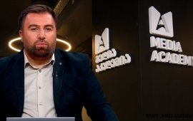 
ბრიტანეთის მიერ სანქცირებული, სამთავრობო ტელეკომპანია
„იმედის“ წამყვანს, გიორგი ფუტკარაძეს კომუნიკაციების კომისიასთან
არსებული „მედიააკადემიის“ აღმასრულებელი დირექტორის მოვალეობის
შემსრულებლად ვადა ამჯერად 31 დეკემბრის ჩათვლით
გაუგრძელეს.&nbsp;
კომუნიკაციების კომისიის თავმჯდომარემ, გოგა გულორდავამ
ფუტკარაძე „მედიააკადემიის“ აღმასრულებელი დირექტორის მოვალეობის
შემსრულებლად 10 თებერვალს, 1 თვით 
დანიშნა, შემდეგ ვადა ჯერ 31 აგვისტოს ჩათვლით, ახლა კი
კიდევ 4 თვით, 2026 წლის ბოლომდე გაუგრძელა.
გულორდავამ „მედიააკადემიის“ აღმასრულებელი დირექტორი,
შორენა შავერდაშვილი თანამდებობიდან კომუნიკაციების კომისიის
თავმჯდომარედ არჩევიდან მალევე გაათავისუფლა. ფუტკარაძე მაშინ
„მედიასკოლას“ ხელმძღვანელობდა, რომელიც „მედიააკადემიის“ ერთ-ერთი

მიმართულებაა.




კომუნიკაციების კომისიის თავმჯდომარე 2023 წლიდან
„იმედში“ მუშაობდა, ის მონიტორიგის და აუდიტის ხელმძღვანელი იყო.
გულორდავამ 2025 წელს, ამ ტელეკომპანიისგან ხელფასის სახით (ხელზე
ასაღები) 166 428 ლარი აიღო.&nbsp;
აპრილში კომუნიკაციების კომისიის წევრი 
გახდა „იმედის“ იურიდიული დეპარტამენტის უფროსიც, ანი
ვაზაგაშვილი.&nbsp;
დიდმა ბრიტანეთმა „იმედი“, POSTV-სთან ერთად, 2026 წლის
თებერვლის ბოლოს 
დაასანქცირა. სანქციის მიზეზად ორივე ტელევიზიის
შემთხვევაში რუსეთის მიერ უკრაინაში სრულმასშტაბიანი შეჭრის შესახებ
განზრახ გავრცელებული შეცდომაში შემყვანი ინფორმაციები

დასახელდა.&nbsp;
კომუნიკაციების კომისიამ „საზოგადოებაში
მედიაწიგნიერების განვითარებისა და მისი ხელშეწყობის მიზნების
მისაღწევად“ ააიპ „მედია აკადემია“ 2018 წელს 
დააფუძნა. კომისიას „მედია აკადემიის“ დაფინანსებაზე
წლევანდელი ბიუჯეტიდან 3 853 205 ლარი აქვს გათვალისწინებული.



