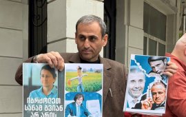 
„სოციალური სამართლიანობის ცენტრის“ ხელმძღვანელი, თამთა მიქელაძე
სოციალურ ქსელში წერს,
რომ აზერბაიჯანელი ჟურნალისტის, აფგან სადიგოვის პატიმრობა
ოფიციალურად დადასტურდა.
როგორც მიქელაძე აცხადებს, სადიგოვი იმ საქმეზე
დააკავეს, რის საფუძველზეც ითხოვდა აზერბაიჯანი მის ექსტრადიციას:
„იმავე საქმეზე, რომლის საფუძველზეც აზერბაიჯანი მის
ექსტრადიციას ბაქოში ითხოვდა და რომელიც აშკარად ფაბრიკაციული იყო და
ჟურნალისტის პოლიტიკური დევნის ნიშნებს შეიცავდა, გამოძიება და დევნა
განახლდა, თითქოს დაზარალებულის მიერ სასამართლოსთვის მიმართვის
საფუძველზე.
შეგახსენებთ, რომ აპრილის დასაწყისში აზერბაიჯანის
ოფიციალური პოზიცია იყო, რომ ამ საქმეზე ჟურნალისტის მიმართ გამოძიება
და დევნა შეწყვეტილი იყო და, შესაბამისად, ექსტრადიციის მოთხოვნაც
შეჩერდა, რადგან ამის სამართლებრივი საფუძველი აღარ
არსებობდა.
ახლა კი, აზერბაიჯანში დეპორტაციიდან 65 დღეში, ის
იმავე საქმეზე, იმავე საფუძვლით დააკავეს“.
თამთა მიქელაძის შეფასებით, აფგან სადიგოვის დაკავება
ძალიან კარგად აჩვენებს, რომ ეს პროცესი წინასწარ დაგეგმილი,
კოორდინირებული და ფაბრიკაციული სპეცოპერაცია იყო, რომელშიც „ქართული
ოცნების“ რეჟიმიც ღიად მონაწილეობდა.
„შეგახსენებთ, რომ მანამდეც აფგან სადიგოვი ამ
საქმეზე არაერთხელ შეაჩერა აზერბაიჯანის პოლიციამ და ყოველ ჯერზე
ჰპირდებოდნენ, რომ ეს ტექნიკური პრობლემა იყო და მისი შეჩერების
მიზეზი მხოლოდ ის გახლდათ, რომ ბაზებში მონაცემები უნდა
განახლებულიყო.
რა ელის ახლა აფგან სადიგოვს ციხეში, სადაც უმძიმესი
პირობებია და პოლიტიკური პატიმრების მიმართ მოპყრობა კიდევ უფრო
სასტიკი და არაადამიანურია?
რამდენი წელი მოუწევს მას ციხეში ყოფნა? რა ბედი
ელის მის ოჯახს, რომელიც ევროპაშია გახიზნული და სრულიად მარტო რჩება?
სტრასბურგის სასამართლოს გადაწყვეტილებისთვის დალოდებაც კი არ
მოინდომა აზერბაიჯანმა და ორ თვეში ჟურნალისტი იმავე საქმეზე, იმავე
საფუძვლით დააკავა.
აზერბაიჯანი და საქართველო მოქმედებდნენ ბოროტი
განზრახვით, კონვენციური ვალდებულებების საწინააღმდეგოდ, და ეს
აუცილებლად გახდება ევროპული სასამართლოს უმძიმესი გადაწყვეტილების
საფუძველი.
აფგან სადიგოვის საქმე უკვე დიდი ხანია გასცდა ერთი
ჟურნალისტის ინდივიდუალური ისტორიის საზღვრებს. ეს არის ტესტი იმისა,
რამდენად (არა)ეფექტიანად მუშაობს ადამიანის უფლებების საერთაშორისო
დაცვის სისტემა მაშინ, როდესაც ორი სახელმწიფო ერთდროულად მოქმედებს
პოლიტიკური დევნისა და ფუნდამენტური უფლებების შეზღუდვის ინტერესით და
ტრანსნაციონალურ რეპრესიას მიმართავს.
არ ვიცი, რა ვუსურვო სადიგოვების ოჯახს, გარდა
გაძლებისა და ისტორიის ჩარხის მიმართ იმედის არდაკარგვისა. იმედისა,
რომ დიქტატორები აუცილებლად მთავრდებიან“, - წერს მიქელაძე.
საქართველოდან გაძევებული ჟურნალისტის აზერბაიჯანში
დაკავების შესახებ ინფორმაცია გუშინ, საღამოს გაავრცელა
აფგან სადიგოვის ცოლმა, სევინჩ სადიგოვამ.&nbsp;
თბილისში მცხოვრები აზერბაიჯანელი ჟურნალისტი, აფგან
სადიგოვი 4 აპრილის ღამეს დააკავეს, შსს მას სოციალურ ქსელში
პოლიციელის შეურაცხყოფას ედავებოდა. სადიგოვის წინააღმდეგ სასამართლო
სხდომა თბილისის საქალაქო სასამართლოში ნაშუაღამევს დაინიშნა, მისი
ქვეყნიდან გაძევების შესახებ გადაწყვეტილება კი მოსამართლე თორნიკე
ქოჩქიანმა გამთენიისას, დაახლოებით 04:00 საათზე, 
გამოაცხადა. სასამართლომ მას შეუფარდა 2000 ლარის
ოდენობით ჯარიმა და საქართველოში შემოსვლის აკრძალვა 3 წლის
ვადით.&nbsp;
სადიგოვის გაძევებიდან მეორე დღეს, 6 აპრილს,
აზერბაიჯანის პრეზიდენტი ილჰამ ალიევი მეუღლესთან, ვიცე-პრეზიდენტ
მეჰრიბან ალიევასთან ერთად საქართველოს ეწვია.&nbsp;
აფგან სადიგოვი თბილისში, აზერბაიჯანის მოთხოვნით 2024
წელს დააკავეს. ის საექსტრადიციო პატიმრობაში თითქმის 9 თვე
იმყოფებოდა. სადიგოვმა პროტესტის ნიშნად 161 დღე იშიმშილა. ის 2025
წელს ორჯერ 
დააკავეს „გზის ხელოვნურად გადაკეტვისთვისაც“.&nbsp;
&nbsp;
