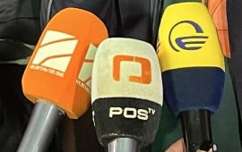 &nbsp;
სამთავრობო ტელეკომპანიებმა: Postv-იმ, „იმედმა“ და
„რუსთავი 2-მა“ Facebook რეკლამებისთვის 90 დღეში $100 000-ზე მეტი
დახარჯეს, საიდანაც უმეტესობა Postv-ზე მოდის.&nbsp;
Meta-ს რეკლამების ბიბლიოთეკის (Ad Library) მიხედვით,
პროპაგანდისტულმა Postv-იმ 2025 წლის 5 ოქტომბრიდან 2026 წლის 2
იანვრამდე პერიოდში, Facebook-ის 6 სხვადასხვა გვერდზე 3 744 პოსტი
დაასპონსორა, რაშიც ჯამურად $76 918 დახარჯა:


„POSTV-ანალიტიკა“: 727 პოსტი - $33 971;


POSTV News: 2 881 პოსტი - $31 499;


„ევროკრატია-ყოფილი ევროპა“: 58 პოსტი - $7 098;


„ევროპის დაისი“: 15 პოსტი - $2 131;


„ლიბერალიზმის ანატომია“: 26 პოსტი - $1 860;


„კონსერვატორია“: 37 პოსტი - $359;



Postv-ს, რომლის 52%-იანი წილის მფლობელიც
პარლამენტარი ვიქტორ ჯაფარიძეა, 2020 წლის აგვისტოდან [Meta-ს
რეკლამების ბიბლიოთეკა ამ დროიდან მოქმედებს] 2026 წლის 2 იანვრამდე,
Facebook-ის სხვადასხვა გვერდზე, ჯამში 490 000 დოლარზე მეტი
ღირებულების პოსტები აქვს დასპონსორებული.&nbsp;

სამთავრობო ტელეკომპანია „იმედმა“ კი ანალოგიურ პერიოდში
(2025 წლის 5 ოქტომბრიდან 2026 წლის 2 იანვრამდე) Facebook-ის 2
გვერდზე 53 პოსტი დაასპონსორა, რაშიც ჯამურად 13 815 დოლარი
დახარჯა:

tv imedi: 51 პოსტი - $13
485;


„იმედის კვირა“: 2 პოსტი -
$330;



სამთავრობო „იმედს“, რომლის მფლობელიც ბიზნესმენი ირაკლი
რუხაძეა, 2020 წლის აგვისტოდან 2026 წლის 2 იანვრამდე, Facebook-ის
სხვადასხვა გვერდზე, ჯამში 219 000 დოლარზე მეტი ღირებულების პოსტები
აქვს დასპონსორებული.

რაც შეეხება „რუსთავი 2-ს“, სამთავრობო არხმა Meta-ს
რეკლამების ბიბლიოთეკის (Ad Library) მიხედვით, 2025 წლის 5
ოქტომბრიდან 2026 წლის 2 იანვრამდე პერიოდში, არხმა Facebook გვერდზე
117 პოსტი დაასპონსორა, რაშიც ჯამურად $9 572 დახარჯა.

„რუსთავი 2-ს“, რომლის 60%-იანი წილის მფლობელიც
ქიბარ ხალვაშია, 40%-იანი წილის მფლობელი კი - შპს პანორამა, 2020
წლის აგვისტოდან [Meta-ს რეკლამების ბიბლიოთეკა ამ დროიდან მოქმედებს]
2026 წლის 2 იანვრამდე, Facebook-ის სხვადასხვა გვერდზე, ჯამში 14 000
დოლარზე მეტი ღირებულების პოსტები აქვს დასპონსორებული.&nbsp;

რეკლამების ბიბლიოთეკა არჩევნების, სოციალური და
პოლიტიკური საკითხების შესახებ დასპონსორებულ პოსტებს აერთიანებს და
Meta-ს კუთვნილ პლატფორმებზე განთავსებული ყველა იმ რეკლამის შესახებ
მოიცავს ინფორმაციას, რომელიც განმათავსებლის მიერ მონიშნული იქნა
სოციალურ/პოლიტიკურ რეკლამად ან თავად პლატფორმამ მიიჩნია
ასეთად.&nbsp;


