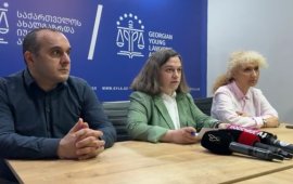 

„საქართველოს ახალგაზრდა იურისტთა ასოციაციამ“, „სტუდია მონიტორმა“,
„საქართველოს ამბებმა” და მათმა ხელმძღვანელებმა 15 მაისს,
საკონსტიტიციო სასამართლოში წარადგინეს სარჩელი, რომლითაც „უცხოეთის
აგენტების რეგისტრაციის აქტის“ გაუქმება და დავის დასრულებამდე
კანონის შესაბამისი მუხლების მოქმედების შეჩერებაა
მოთხოვნილი. 
„ქართულმა ოცნებამ” 1 აპრილს მიიღო „უცხოეთის აგენტების
რეგისტრაციის აქტი“, რომელსაც ამერიკული FARA-ს სიტყვასიტყვით
ნათარგმნს უწოდებენ. მოსარჩელეების 
განცხადებით, ე.წ. FARA საქართველოს კონსტიტუციას
არღვევს და მიზნად ისახავს დამოუკიდებელი სამოქალაქო საზოგადოების
ორგანიზაციებისა და მედიების გაჩუმებას, დისკრედიტაციასა და დევნას,
მათ შორის, სისხლისსამართლებრივი პასუხისმგებლობის დაკისრების
გზით. 
„„ქართული ოცნება“ ამ კანონს ამერიკული FARA-ს („Foreign
Agents Registration Act“) ანალოგად მიიჩნევს, თუმცა, სინამდვილეში
ამერიკული FARA 1938 წელს მიღებული კანონია, რომელიც, ისტორიული
კონტექსტის გათვალისწინებით, ამერიკის შეერთებული შტატების იუსტიციის
დეპარტამენტისა და დამოუკიდებელი სასამართლოების განმარტებების
შესაბამისად, მიზნად ისახავს არა დამოუკიდებელი საზოგადოებრივი და
მედია ორგანიზაციების შეზღუდვას, არამედ მტრულად განწყობილი უცხო
ქვეყნის ძალების აგენტების საქმიანობის გამოაშკარავებას. ამასთან,
აღნიშნული რეგულირება მიემართება ისეთ შემთხვევებს, როდესაც
უცხოეთიდან დაფინანსებული პირები ავტონომიურად არ მოქმედებენ და
სრულად ექვემდებარებიან პრინციპალის მითითებებს“.
ორგანიზაცია განმარტავს, რომ მნიშვნელოვანია, ქართულმა
საზოგადოებამ იცოდეს, რომ კანონმდებლობის რეალური შინაარსი არ
განისაზღვრება მხოლოდ მისი ტექსტით, ხოლო სხვა ქვეყნებში მოქმედი
კანონმდებლობის პირდაპირ გადმოტანა მის იდენტურ ფუნქციონირებას ვერ
უზრუნველყოფს.
„სამართლებრივი ნორმა, რომელსაც შეიძლება ჰქონდეს ერთი
და იგივე ფორმულირება, სხვადასხვა იურისდიქციასა და სხვადასხვა დროში,
შესაძლოა, სრულიად განსხვავებულ შედეგებს იწვევდეს, რაც
განპირობებულია სამართლებრივი სისტემის სტრუქტურით, პოლიტიკური
გარემოთი და ინსტიტუციური მექანიზმებით. 
ამერიკის შეერთებული შტატები საქართველოსაგან
განსხვავებით წარმოადგენს საერთო სამართლის ქვეყანას. საერთო
სამართლის ქვეყნებს ახასიათებს ფართოდ ფორმულირებული ტერმინები,
ვინაიდან ამ სამართლებრივ სისტემაში სამართალია ის, რასაც სასამართლო
დაადგენს (Marbury v. Madison, 5 U.S. 137 (1803). კონტინენტური
სამართლის ქვეყნებში, როგორიც საქართველოა, თავად კანონის ტექსტი უნდა
იძლეოდეს სამართლებრივი ვალდებულების დადგენის შესაძლებლობას. ჩვენი
სისტემა ფუნდამენტურად გამორიცხავს იმგვარი ზოგადი ნორმის მიღების
შესაძლებლობას, სადაც კანონმდებლის ფუნქციას მოსამართლე კისრულობს. ეს
განსაკუთრებით ეხება იმ ნორმებს, რომლითაც სისხლისსამართლებრივი
პასუხისმგებლობის დადგენა ხდება. შესაბამისად, როდესაც ჩვენს
სისტემაში ხდება საერთო-სამართლის ინსტიტუტების გადმოღება, არ არის
საკმარისი საერთო სამართლის ქვეყნის კანონის თარგმნა. აუცილებელია
მხედველობაში იქნეს მიღებული საერთო სამართლის ქვეყნის სასამართლო
პრაქტიკა. აშშ-ს სასამართლო პრაქტიკის თანახმად, დონორისაგან
დაფინანსების მიღების ფაქტი, თავისთავად, არ აქცევს მის მიმღებს
დონორის მითითების ან კონტროლის ქვეშ მყოფ სუბიექტად. ასეთ
შემთხვევაში სუბსიდიის მიმღებს არ მოეთხოვება დონორის აგენტად
რეგისტრაცია. კორპორაციები, რომლებიც იღებენ უცხოელი
პრინციპალებისაგან ფინანსურ დახმარებას, ისე რომ არ ექვემდებარებიან
უცხოური პრინციპალის კონტროლს, არ არიან აგენტები FARA-ს
მიზნებისათვის“. 
წარდგენილ საკონსტიტუციო სარჩელში დასაბუთებულია, რომ
ბუნდოვანი ნორმების პარალელურად, კანონის აღმსარულებელ სუბიექტებს
(ანტიკორუფციული ბიურო, პროკურატურა, სასამართლო) მინიჭებული აქვთ
დაუბალანსებელი უფლებამოსილებები, რაც კანონის თვითნებური გამოყენების
რისკებს ზრდის. 
„ასეთ რეალობაში, განსაკუთრებით მაშინ, როდესაც
,,ქართული ოცნება” სრულად აკონტროლებს ანტიკორუფციულ ბიუროს,
სასამართლოსა და პროკურატურას, არსებობს რეალური საფრთხე, რომ FARA-ს
ყოველგვარი ფაქტობრივი და სამართლებრივი წინაპირობების არარსებობის
მიუხედავად, გამოიყენებს დამოუკიდებელი სამოქალაქო ორგანიზაციებისა და
მედიების წინააღმდეგ, რომლებიც ეხმარებიან საზოგადოების სხვადასხვა
დაჩაგრულ ჯგუფს, ეწინააღმდეგენიან სისტემურ წამებას, ამხელენ
,,ქართული ოცნების” ანტი-ევროპულ კურსს, კორუფციულ გარიგებებს,
აშუქებენ მიმდინარე პოლიტიკურ მოვლენებს, ადამიანის უფლებათა
დამაზიანებელ პრაქტიკებს და სხვა“.
მოსარჩელეები მიიჩნევენ, რომ ,,ქართული ოცნების” ფარას
დებულებები იმდენად ბუნდოვანია, რომ ქმნის რეალურ საფრთხეს, ის
დამოუკიდებელი ორგანიზაციებისა და ფიზიკური პირების გასაჩუმებლად და
დასასჯელად გამოიყენონ. 
„ამას ადასტურებს ის ფართო ინტერპრეტაციებიც, რომლებიც
ამ კანონთან მიმართებით ბოლო ორი დღის განმავლობაში ანტიკორუფციული
ბიუროს ხელმძღვანელმა გააკეთა. იმისათვის, რომ თავიდან იქნეს
აცილებული კანონის ამოქმედებიდან წარმოშობილი მყისიერი და
გამოუსწორებელი ზიანი, საკონსტიტუციო სასამართლო ვალდებულია შეაჩეროს
გასაჩივრებული ნორმები“. 
სარჩელის ავტორებს არ გვაქვს მოლოდინი, რომ
საკონსტიტუციო სასამართლო  სწრაფად და კონსტიტუციის შესაბამისად
იმოქმედებს, თუმცა, მიიჩნევენ, რომ კონსტიტუციით მონიჭებული უფლებების
დასაცავად სამართლებრივი ბრძოლის ყველა ფორმა უნდა
გამოიყენონ. 

დამატებით იხილეთ „მედიაჩეკერის“
მასალები:

FARA სამოქალაქო და მედია ორგანიზაციებზე არ ვრცელდება -
SJC 

„არალეგიტიმური მთავრობა ქართველი ხალხის დევნის აქტს იღებს,“ -
სამოქალაქო საზოგადოების განცხადება

