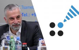 
კახი ბექაურს კომუნიკაციების კომისიაში უფლებამოსილების
ვადა ამოეწურა. დღეიდან 6 წლის ვადით ComCom-ის წევრი გოგა
გულორდავაა, ახალ თავმჯდომარეს კი კომისია საკუთარი შემადგენლობიდან
ფარული კენჭისყრით წესით, 3 წლის ვადით, 29 იანვარს
აირჩევს.&nbsp;
„სანქცირებული კახა ბექაურის მძიმე მემკვიდრეობა“ - ამ
სათაურით გამოაქვეყნა „მედიის ადვოკატირების კოალიციამ“

განცხადება, რომელშიც კომუნიკაციების კომისიაში
კახა ბექაურის უფლებამოსილების ვადაა შეჯამებული.&nbsp;
„კახა ბექაურის 12-წლიანი უფლებამოსილების ვადა ამოიწურა&nbsp;კომუნიკაციების
კომისიაში - უწყებაში, რომელსაც ის წლების განმავლობაში
ხელმძღვანელობდა და რომელიც დამოუკიდებელი მედიის წინააღმდეგ
რეპრესიულ ინსტრუმენტად იქცა. კომისიის სადამსჯელო საქმიანობა
არ იყო ერთჯერადი ან სპონტანური. ბექაურის ფორმალური კონტროლის ქვეშ
მყოფი მარეგულირებელი წლების განმავლობაში იღებდა შერჩევით,
მიზანმიმართულ გადაწყვეტილებებს დამოუკიდებელი მედიის
წინააღმდეგ.
კომუნიკაციების კომისიაში მუშაობამდე კახა ბექაურს
მედიის სფეროში მრავალწლიანი გამოცდილება ჰქონდა. ის ხელმძღვანელობდა
არაერთ მაუწყებელს, მათ შორის იყო ბიძინა ივანიშვილის ოჯახის კუთვნილი
მე-9 არხის 
დირექტორი. ბექაური კომისიის წევრი 2014 წელს
გახდა, ხოლო თავმჯდომარის პოსტს 2017 წლიდან იკავებდა. მის
საკვალიფიკაციო შესაბამისობასთან დაკავშირებით არაერთი ლეგიტიმური
კითხვა 
დაისვა, რამაც კომისიის ხელმძღვანელის
ლეგიტიმაციას სერიოზული ჩრდილი მიაყენა. 2019 წელს, ბექაურის კომისიის
წევრად მეორედ არჩევამდე, „მაუწყებლობის შესახებ“ კანონში შევიდა
სადავო ცვლილება, რომელმაც ერთი და იმავე კომისიონერის ერთზე მეტი
ვადით თავმჯდომარედ არჩევის აკრძალვა გააუქმა. ცვლილება ფართო
კრიტიკის საგანი გახდა და გააჩინა ლეგიტიმური ეჭვი, რომ კანონი
კონკრეტულად კახა ბექაურზე იყო 
მორგებული.
კახა ბექაურის ხელმძღვანელობის პერიოდში კომისიის
რეპრესიული საქმიანობა არაერთი ადგილობრივი და საერთაშორისო
ორგანიზაციის მწვავე კრიტიკის ობიექტი გახდა. უწყებამ რადიკალურად
შეცვალა მიდგომა პოლიტიკური რეკლამის რეგულირების მიმართ და
დამკვიდრებული პრაქტიკის საპირისპიროდ დაიწყო მედიის დაჯარიმება
არასაარჩევნო პერიოდში პოლიტიკური რეკლამის განთავსების გამო.
2024 წლის წინასაარჩევნო პერიოდში კრიტიკული მაუწყებლები „ქართული
ოცნების“ სარეკლამო ვიდეორგოლების ეთერში განუთავსებლობის გამო
დასანქცირდნენ. აღნიშნული რეკლამები არაერთი შეფასებით შეიცავდა
მანიპულაციურ, არაეთიკურ და სიძულვილის შემცველ გზავნილებს, მათ შორის
უკრაინელი ხალხის ტრაგედიის სპეკულაციურ გამოყენებას საარჩევნო
მიზნებისთვის. მიუხედავად ამისა, კომისიამ მაუწყებლების არგუმენტები
არ გაიზიარა. აღნიშნული რეკლამა ევროპის კავშირის პარლამენტმაც
დაგმო.&nbsp;
ბექაურის აქტიური ჩართულობით, კომისიამ სცადა
საზოგადოებრივი აზრის კვლევების შეზღუდვაც.
მარეგულირებელმა მაუწყებლებს გაუგზავნა წერილი, რომელშიც მათგან
კვლევების „სანდოობის გადამოწმებას“ მოითხოვდა და სანქციებით
ემუქრებოდა. ეს ქმედებები ფართოდ შეფასდა როგორც კვლევების ფაქტობრივი
აკრძალვისა და წინასაარჩევნო თვითცენზურის დამკვიდრების მცდელობა.
ტელეკომპანია „მთავარი არხის“ ერთ-ერთ გადაცემასთან
დაკავშირებით მიღებული გადაწყვეტილებით კომისიამ სიუჟეტის შინაარსი
უხამსობად შეაფასა და ფაქტობრივად სარედაქციო შინაარსის შეფასების
უფლებამოსილება საკუთარ თავზე 
აიღო. ეს გადაწყვეტილება მკაფიო სიგნალი იყო იმისა,
რომ კომისია მზად იყო შინაარსობრივი კონტროლის ფუნქციის აღებისთვის,
მიუხედავად იმისა, რომ მსგავსი შეფასებები თვითრეგულირების
მექანიზმებს ან სასამართლოს კომპეტენციას განეკუთვნება. 2021 წელს ამ
პრაქტიკას დაემატა ბექაურის საჯარო განცხადებები
მედიის დამატებითი რეგულირების აუცილებლობის შესახებ, რაც პოლარიზებულ
მედიაგარემოში აღიქმებოდა არა ნეიტრალურ ანალიზად, არამედ კრიტიკული
მედიის მიმართ ინსტიტუციურ უნდობლობად.
2025 წელს „ქართული ოცნების“ მიერ კომუნიკაციების
კომისიაში შეტანილი საჩივრის დაკმაყოფილებით, ბიძინა ივანიშვილის
პარტიამ მედიისთვის კონკრეტული ტერმინების გამოყენების აკრძალვა
დაისახა 
მიზნად. ამ შემთხვევაში კომისია არ
მოქმედებდა როგორც ნეიტრალური არბიტრი, არამედ როგორც „ქართული
ოცნების“&nbsp; ინტერესების გამტარებელი ორგანო.
დამოუკიდებელი მედიის წინააღმდეგ მიმართული რეპრესიების
სისტემურმა მხარდაჭერამ განაპირობა კახა ბექაურის დასანქცირება

ლიეტუვის და უკრაინის
მიერ, როგორც პირის, რომელიც აქტიურად მონაწილეობდა მედიის
თავისუფლების შეზღუდვასა და მარეგულირებლის პოლიტიკურ ინსტრუმენტად
ქცევაში. 2025 წლის თებერვალში ევროპარლამენტმა მიიღო
რეზოლუცია
საქართველოს შესახებ, რომელშიც მოითხოვს “ქართულ ოცნებასთან”
დაკავშირებული ელიტისთვის, მათ შორის ბექაურისთვის სანქციების
დაწესებას.
მარეგულირებელში კომისიონერის პოზიციაზე შერჩევა
პრაქტიკულად დახურული იყო გარე, დამოუკიდებელი 
კანდიდატებისთვის. შერჩევის პროცესი წლების
განმავლობაში ფორმალურ ხასიათს ატარებდა და უპირატესობა ენიჭებოდა
მოქმედ კომისიონერებსა და თანამშრომლებს – განსაკუთრებით იმ პირებს,
რომლებიც ბექაურის გავლენის ქვეშ იმყოფებოდნენ ან მის მიმართ
ლოიალურად იყვნენ განწყობილნი. ამან კიდევ უფრო დაასუსტა ინსტიტუციის
პროფესიული დამოუკიდებლობა და გააძლიერა თავმჯდომარის პერსონალური
გავლენა კომისიის შიგნით.
კახა ბექაურის ქონებრივი მდგომარეობა კომისიაში
საქმიანობის პერიოდში მკვეთრად გაუმჯობესდა. მაღალანაზღაურებადი
საჯარო სამსახურის 
პარალელურად, ის სუპერმარკეტების ქსელის „ორი
ნაბიჯი“ თანამესაკუთრეა, რაც მისთვის მილიონობით ლარის ოდენობით
შემოსავალი მოაქვს.&nbsp;
კახა ბექაურის მემკვიდრეობა კომუნიკაციების
ეროვნულ კომისიაში არ უკავშირდება მედიისთვის სტაბილური, თავისუფალი
და ნდობაზე დაფუძნებული გარემოს შექმნას. მისი თავმჯდომარეობის
პერიოდში კომისია ჩამოყალიბდა პოლიტიკურად მიკერძოებულ ინსტიტუტად,
რომლის აქტიურობა განსაკუთრებით თვალსაჩინო იყო „ქართული ოცნების“
ინტერესების სასარგებლოდ. კომისია ვერ გაძლიერდა ინსტიტუციურად – ვერც
დამოუკიდებლობის, ვერც პროფესიული ავტორიტეტის და ვერც საზოგადოების
ნდობის თვალსაზრისით, რადგან მისი გავლენა მეტწილად სანქცირების
შესაძლებლობასა და შერჩევით აღსრულებას ეფუძნებოდა და არა
თანმიმდევრულ, გამჭვირვალე და სამართლიან რეგულირებას“, -
ვკითხულობთ კოალიციის განცხადებაში.&nbsp;
კახი ბექაური კომუნიკაციების კომისიის თავმჯდომარე 2017
წლიდან იყო. ის მესამე ვადით 2023 წლის იანვარში აირჩიეს. მანამდე,
2014-2017 წლებში ბექაური კომისიის წევრი იყო, 2012 წელს კი,
ტელეკომპანია „მეცხრე არხს“ ხელმძღვანელობდა. აღსანიშნავია, რომ 2019
წლამდე&nbsp; ერთი და იმავე პირის თავმჯდომარედ ორჯერ არჩევა
შეუძლებელი იყო. 2019 წელს მიღებული ცვლილებით
კი, ეს შეზღუდვა გაუქმდა.
ახლა კომუნიკაციების კომისიის წევრები არიან: ვახტანგ
აბაშიძე, ნათია კუკულაძე, ეკატერინე იმედაძე, ივანე მახარაძე და გოგა
გულორდავა. ComCom-ის წევრის ვაკანტურ თანამდებობაზე „ქართული
ოცნების“ ყოფილ მაჟორიტარ დეპუტატს, გოგა გულორდავას „ქართული
ოცნების“ პარლამენტმა მხარი 2025 წლის დეკემბერში,

დაუჭირა.
&nbsp;
