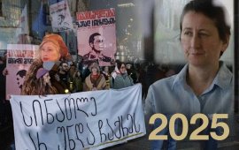 „მედიის ადვოკატირების კოალიცია“, რომელიც ადამიანის
უფლებების დამცველ და მედიის საკითხებზე მომუშავე ორგანიზაციებს
აერთიანებს, მადლობა უხდის დამოუკიდებელ მედიას გამბედაობისა და
საზოგადოებრივი ინტერესის ერთგულებისთვის და 2025 წელს
აჯამებს:
„2025 წელს მედია გარემო საქართველოში უკიდურესად
რეპრესიული გახდა. არსებული გამოწვევები „ქართული ოცნების“
მიზანმიმართული პოლიტიკის შედეგია, რომლის მიზანი დამოუკიდებელი
მედიის, როგორც დემოკრატიის, საზოგადოებრივი კონტროლისა და თავისუფალი
სიტყვის ფუნდამენტური საყრდენის, სრული განადგურებაა. მიუხედავად
არსებული სირთულეებისა, დამოუკიდებელი მედია აგრძელებს მუშაობას და
საზოგადოების ინფორმირებას.
მიმდინარე წელს დამოუკიდებელი მედიის წარმომადგენლები
არა ერთხელ გახდნენ სისტემური ძალადობის, დევნის, უკანონო დაკავებისა
და პატიმრობის, ფულადი ჯარიმების სამიზნეები; არსებულ პრაქტიკას კიდევ
უფრო ამყარებს და ახალისებს მოძალადეთა და კანონის დამრღვევთა
დაუსჯელობა. ამ მძიმე და საშიშ რეალობაში სიმტკიცის,
პროფესიონალიზმის, პატრიოტიზმისა და სოლიდარობის სიმბოლოდ იქცა მზია
ამაღლობელი – ქვეყნის დამოუკიდებლობის აღდგენის შემდეგ პირველი ქალი
ჟურნალისტი პოლიტპატიმარი. მზია ამაღლობელის უკანონო პატიმრობა
წარმოადგენს „ქართული ოცნების“ მკაფიო პოლიტიკურ შეტევას დამოუკიდებელ
ხმაზე. ეს არის გზავნილი ყველა ჟურნალისტისთვის: ვინც საუბრობს
სიმართლეზე, იცავს საზოგადოებრივ ინტერესს და არ ემორჩილება ზეწოლას –
ის დაისჯება.
განსაკუთრებით მძიმე იყო ვითარება საპროტესტო პროცესების
გაშუქებისას, სადაც ჟურნალისტები ისჯებიან მხოლოდ იმის გამო, რომ
ასრულებენ პროფესიულ მოვალეობას. იზრდება ძალადობის შემთხვევები,
უცხოელ ჟურნალისტებს ხშირად გაუმართლებლად და დაუსაბუთებლად
ეუბნებიან&nbsp; უარს&nbsp; ქვეყანაში შესვლაზე, მიმდინარეობს
დისკრედიტაციის ორგანიზებული კამპანიები, მორალური და ფსიქოლოგიური
ზეწოლა. ე.წ. ხელისუფლებამ მიიღო არაერთი რეპრესიული საკანონმდებლო
აქტი, რომლებიც მნიშვნელოვნად ზღუდავენ მედიისა და გამოხატვის
თავისუფლებას, ჟურნალისტურ საქმიანობას.
მიუხედავად ამ უკიდურესად მძიმე გამოწვევებისა და
საფრთხეებისა, დამოუკიდებელი მედია საქართველოში არ ჩერდება.
ჟურნალისტები განაგრძობენ მუშაობას, აგრძელებენ საზოგადოების
ინფორმირებას, იცავენ პროფესიულ ღირსებას და დემოკრატიულ
ღირებულებებს. სწორედ მათ თავდადებასა და სიმტკიცეზე დგას დღეს
საქართველოს დემოკრატიული სივრცე.
„ქართული ოცნების“ მიერ განხორციელებული რეპრესიების
პირობებში დამოუკიდებელი მედია დღეს ისეთივე კრიტიკულად
მნიშვნელოვანია, როგორც არასდროს – ეს არის თავისუფლების,
სამართლიანობის და ქვეყნის ღირსეული მომავლისთვის ბრძოლის მთავარი
დასაყრდენი.
მედიის ადვოკატირების კოალიცია განსაკუთრებულ მადლობას
უხდის და სოლიდარობას უცხადებს ყველა დამოუკიდებელ მედიას, თითოეულ
ჟურნალისტს და მედიასექტორში მომუშავე ყველა ადამიანს მათი
გამბედაობისა და საზოგადოებრივი ინტერესის ერთგულებისთვის