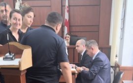 
დღეს, 6 აგვისტოს, ბათუმის საქალაქო სასამართლოს მოსამართლე ნინო
სახელაშვილმა მზია ამაღლობელს ბრალი გადაუკვალიფიცირა და მას 2-წლიანი
პატიმრობა მიუსაჯა. 

--------------------------------------------
„ბათუმელები”/“ნეტგაზეთის” დამფუძნებელსა და
დირექტორს ბათუმის პოლიციის უფროსისთვის, ირაკლი დგებუაძისთვის სილის
გაწვნის გამო პოლიციელზე თავდასხმას ედავებოდნენ და ბრალი სისხლის
სამართლის კოდექსის 353¹ მუხლის პირველი ნაწილით ჰქონდა
წარდგენილი.
მოსამართლემ კი ბრალი გადააკვალიფიცირა და მზია
ამაღლობელი დამნაშავედ სისხლის სამართლის კოდექსის 353-ე მუხლის
პირველი ნაწილით ცნო: 
„პოლიციის მუშაკის, სპეციალური პენიტენციური
სამსახურის მოსამსახურის ან ხელისუფლების სხვა წარმომადგენლის მიმართ
წინააღმდეგობა საზოგადოებრივი წესრიგის დაცვისთვის ხელის შეშლის, მისი
საქმიანობის შეწყვეტის ან შეცვლის მიზნით, აგრეთვე აშკარად უკანონო
ქმედებისთვის მისი იძულება, ჩადენილი ძალადობით ან ძალადობის მუქარით
– ისჯება ჯარიმით ან შინაპატიმრობით ვადით ორ წლამდე ანდა
თავისუფლების აღკვეთით ვადით ორიდან ექვს წლამდე“.

--------------------------------------------
ნინო სახელაშვილმა მზია ამაღლობელის განაჩენის
გამოცხადებისას თქვა: 
„სასამართლომ დაადგინა, რომ მზია ამაღლობელის მიმართ
საქართველოს სისხლის სამართლის კოდექსის 353-ე პრიმა მუხლის პირველი
ნაწილით წარდგენილი ბრალდება გადაკვალიფიცირდეს საქართველოს სისხლის
სამართლის კოდექსის 353-ე მუხლის პირველ ნაწილზე.
მზია ამაღლობელი ცნობილ იქნას დამნაშავედ
საქართველოს სისხლის სამართლის კოდექსის 353-ე მუხლის პირველი ნაწილით
გათვალისწინებული დანაშაულის ჩადენისათვის და სასჯელის სახედ და ზომად
განესაზღვროს თავისუფლების აღკვეთა 2 წლის ვადით.
მზია ამაღლობელის მიმართ შეფარდებული აღკვეთის
ღონისძიება პატიმრობა გაუქმდეს.
მზია ამაღლობელს სასჯელის მოხდის ვადის ათვლა
დაეწყოს დაკავების დღიდან – 2025 წლის 12 იანვრიდან. განაჩენი
რეაგირებისთვის გადაეგზავნოს სასჯელაღსრულების შესაბამის
დაწესებულებას.
ნივთიერი მტკიცებულებად ამოღებული მობილური
ტელეფონი, გასაღები და საბანკო ბარათი დაუბრუნდეს მფლობელს.
განაჩენი შეიძლება გასაჩივრდეს ქუთაისის სააპელაციო
სასამართლოს სისხლის სამართლის საქმეთა პალატაში“.
ამით ბათუმის საქალაქო სასამართლოში მზია ამაღლობელის
სისხლის სამართლის საქმის განხილვა დასრულდა.
„ბათუმელებისა“ და „ნეტგაზეთის“ დამფუძნებელი და
დირექტორი 11-12 იანვარს, ბათუმის პოლიციის მთავარ სამმართველოსთან
ორჯერ დააკავეს. პირველად მზია ამაღლობელი პოლიციამ კედელზე იმ
სტიკერის გაკვრის გამო დააკავა, რომელზეც „გაიფიცე“ ეწერა, ის
მოგვიანებით ხელწერილის საფუძველზე გაათავისუფლეს, თუმცა მალევე
მეორედ, ირაკლი დგებუაძისთვის სილის გაწვნის გამო
დააკავეს. 
სასამართლომ მზია ამაღლობელი დააჯარიმა ორ
ადმინისტრაციულ საქმეზეც. მოსამართლე სალიხ შაინიძემ ამაღლობელი
პირველ ადმინისტრაციულ საქმეზე სამართალდამრღვევად 18 მარტს ცნო და 2
000 ლარით დააჯარიმა. 18 ივნისს კი, ის სამართალდამრღვევად მოსამართლე
მარიანა ფამოევამ ცნო და 1000 ლარით დააჯარიმა. შსს მზია ამაღლობელს
პოლიციელების სიტყვიერ შეურაცხყოფასა და  აჭარის პოლიციის
დეპარტამენტის წინ, დამხმარე ნაგებობაზე სტიკერის გაკვრის გამო
იერსახის დამახინჯებას ედავებოდა.
„ბათუმელები“/„ნეტგაზეთის“ დამფუძნებელი და
დირექტორი დაკავების დღიდან, 38 დღე შიმშილობდა. პატიმრობაში მას
მკვეთრად დაუქვეითდა მხედველობა.
 
 
 
 
