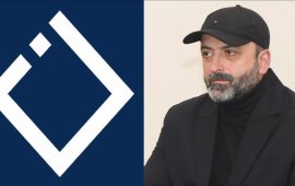 
„საზოგადოებრივი მაუწყებლის აჭარის ტელევიზიისა და რადიოს“
დირექტორობა ბათუმის თოჯინებისა და მოზარდ მაყურებელთა სახელმწიფო
თეატრის ხელმძღვანელს, ირაკლი კიკვაძეს სურს. კიკვაძის თქმით, მისთვის
ტელევიზია „ძალიან ახლო ორგანიზმია“.&nbsp;
„ძალიან დიდი გამოცდილება მაქვს ტელევიზიებთან
თანამშრომლობის და გადავწყვიტე, მიმეღო მონაწილეობა ამ კონკურსში
იმიტომ, რომ დიდი ხანია უკვე რაღაცა გამოცდილებები მიგროვდება
ცხოვრების მანძილზე და ვფიქრობ, რომ მზად ვარ მივიღო მონაწილეობა და
გამოწვევები.
ჩემი სამომავლო გეგმა არის ის, რომ ტელევიზია იყოს მეტად
გამჭვირვალე და მეტად საზოგადოების სამსახურში. ასევე, გვაქვს
ტექნოლოგიური მიმართულებით რაღაცა სიახლეები, ინოვაციები, რომლებსაც
წარმოვადგენ ჩემი კონცეფციის დროს და ძალიან ბევრი რაღაც ისეთი
საინტერესო პროექტი, რომელიც ვფიქრობ, რომ საზოგადოებრივ არხს
წაადგება“, - ამბობს ის „მედიაჩეკერთან“ საუბრისას.&nbsp;
კიკვაძე „აჭარის ტელევიზიის“ დირექტორის თანამდებობის
დასაკავებლად მესამედ გამოცხადებული კონკურსის ერთადერთი მონაწილეა.
საზოგადოებრივი მაუწყებლის სამეურვეო საბჭო პირველ ტურს ორშაბათს, 26
იანვარს გამართავს.&nbsp;
„საზოგადოებრივი მაუწყებლის აჭარის ტელევიზიისა და
რადიოს“ დირექტორის თანამდებობის დასაკავებლად გამოცხადებული კონკურსი
ორჯერ ჩაიშალა.&nbsp;
წინა ჯერზე „აჭარის ტელევიზიის“ დირექტორობის
კანდიდატები იურისტი აკაკი ბერიძე და მომღერალი, საზოგადოებრივი
მაუწყებლის დილის გადაცემის წამყვანი, ანი კეკუა 
იყვნენ. 2025 წლის 24 ნოემბრის სამეურვეო საბჭოს
სხდომაზე საზოგადოებრივი მაუწყებლის იურისტმა, ელენე მიხაილოვამ
განმარტა, რომ ანი კეკუას საბუთებმა „მაუწყებლობის შესახებ“ კანონის
მოთხოვნები ვერ დააკმაყოფილა „განათლების და სამუშაო გამოცდილების
ნაწილში“ და მის კანდიდატურას დისკვალიფიკაცია მიეცა. აკაკი ბერიძეს
კი მეორე ტურში გადასასვლელად საზოგადოებრივი მაუწყებლის სამეურვეო
საბჭომ მხარი არ 
დაუჭირა.
აკაკი ბერიძე ნიკოლოზ მეგრელიშვილთან ერთად,

პირველად, გასული წლის აგვისტოში, გამოცხადებულ
კონკურსშიც მონაწილეობდა. მაშინ კანდიდატები მეორე ტურშიც გადავიდნენ,
თუმცა კენჭისყრის დროს სამეურვეო საბჭოს წევრების ვერცერთი ხმა ვერ
მიიღეს.
„მაუწყებლობის შესახებ“ კანონით, „აჭარის ტელევიზიის“
დირექტორს თანამდებობაზე საზოგადოებრივი მაუწყებლის სამეურვეო საბჭო
ღია კონკურსის წესით, 3 წლის ვადით ნიშნავს.&nbsp;
„საზოგადოებრივი მაუწყებლის აჭარის ტელევიზიისა და
რადიოს“ დირექტორი ვლადიმერ ტატიშვილი იყო, რომელმაც თანამდებობა 2025
წლის 1 სექტემბერს, მის ადგილზე კონკურსის გამოცხადების შემდეგ,

დატოვა. ტატიშვილს დირექტორობის ვადა გასული
წლის ნოემბერში ეწურებოდა.
&nbsp;
