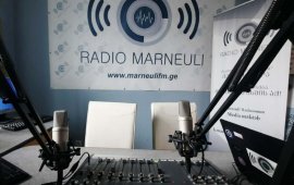 
კომუნიკაციების კომისიამ რადიო „მარნეული“ 2025 წლის III
კვარტალში, ამერიკული ორგანიზაცია „დემოკრატიის ეროვნული ფონდიდან“
(NED) შემოსავლის სახით 32 541.60 ლარის მიღების გამო წერილობით

გააფრთხილა.
ComCom-ის დასაბუთებით, „ვინაიდან „დემოკრატიის
ეროვნული ფონდი“ (NED) დაფუძნებულია ამერიკის შეერთებულ შტატებში, იგი
წარმოადგენს უცხოურ ძალას, ხოლო მისგან მიღებული თანხა - უცხოური
ძალისგან პირდაპირ დაფინანსებას“.
კომისია წერს, რომ „აღნიშნული თანხა მიღებული იყო
საგრანტო პროექტის ფარგლებში“ და არ წარმოადგენდა „მაუწყებლობის
შესახებ“ კანონით განსაზღვრულ გამონაკლისს, როგორიცაა კომერციული
რეკლამა, ტელეშოპინგი, სპონსორობა ან პროგრამაში პროდუქტის
განთავსება.&nbsp;
--------------------------------------
„მაუწყებლობის შესახებ“ კანონში 2025 წლის 1 აპრილს
შეტანილი ცვლილებებით, მაუწყებლებს „უცხოური ძალისგან“ პირდაპირი ან
არაპირდაპირი დაფინანსების (ფულადი თანხის ან ქონებრივი ღირებულების
სხვა სახის მატერიალური სიკეთის) მიღება აეკრძალათ. აიკრძალა „უცხოური
ძალის“ მიერ მაუწყებლის მომსახურების შესყიდვა (გარდა კომერციული
რეკლამისა და პროდუქტის განთავსებისა) ან/და პროგრამის მომზადების
ან/და ეთერში გადაცემის პირდაპირი ან ირიბი დაფინანსება ან
თანადაფინანსებაც.&nbsp;
---------------------------------------
რადიო „მარნეულის“ დამფუძნებლისა და დირექტორის, კამილა
მამედოვას თქმით, მათ NED-თან პროექტი შეწყვეტილი აქვთ, ეს თანხა კი 4
თვის განმავლობაში 12 ადამიანზე იყო გათვლილი.&nbsp;
„კანონში ცვლილება ზუსტად იმას ეძღვნებოდა, როცა
იღებდნენ, რომ რეგიონულმა მედიებმა შევწყვიტოთ მუშაობა. იმიტომ რომ
იცოდნენ ყოველთვის, რომ ერთადერთი შესაძლებლობა გვემუშავა არის ის,
რომ იყო გრანტები და მათი მხარდაჭერით ჩვენ გვქონდა შესაძლებლობა
გვეარსება, ახლა არის შეწყვეტილი. არანაირი შესაძლებლობა რომ
გავაგრძელოთ მუშაობა, არ გვაქვს. არსებობს კომერციული შემოსავალი,
რომელიც 3 თვეში ერთხელ 1000 ლარს არ აჭარბებს და ამითი მინიმალური
გუნდის შენახვაც კი შეუძლებელია“, - ამბობს მამედოვა „მედიაჩეკერთან“
საუბრისას.&nbsp;
კომუნიკაციების კომისიამ რადიო „მარნეული“ 2025 წლის
ოქტომბერში „დოიჩე ველესგან“ შემოსავლის სახით 7 821.60 ლარის მიღების
გამოც გააფრთხილა და „უცხოური ძალისაგან“ დაფინანსების მიღების
დაუყოვნებლივ შეწყვეტა 
დაავალა.
კომუნიკაციების კომისიამ „მაუწყებლობის შესახებ“ კანონის
ამავე მუხლის დარღვევისთვის გააფრთხილა და „უცხოური ძალისგან“
დაფინანსების მიღების შეწყვეტა 
დაავალა რადიომაუწყებლებსაც: „რადიო-ტვ ნორი“,
„სისტემა გამა“ [რადიო „პოზიტივი“] და ტელემაუწყებლებს: „ფორმულა“,
„ფორმულა მულტიმედია“.&nbsp;
„საქართველოს ახალგაზრდა იურისტთა ასოციაციის“ კვლევის -
„კანონები სიტყვის წინააღმდეგ“ 
მიხედვით, ამგვარი შეზღუდვა მაუწყებლებს იმ
მნიშვნელოვან რესურსზე წვდომის გარეშე ტოვებს, რომელიც, შესაძლოა,
გამოყენებული იყოს სარედაქციო დამოუკიდებლობის შენარჩუნების,
საგამოძიებო შესაძლებლობებისა და ფინანსური მდგრადობის
უზრუნველსაყოფად: „შესაბამისად, აკრძალვა იწვევს მაუწყებლების,
გაერთიანებების, გამოხატვის თავისუფლების დარღვევას და არის
გაუმართლებელი ბარიერი მათი საქმიანობისთვის“.
