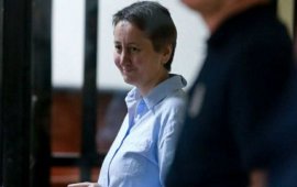 
კონკურსის – „ევროკავშირის პრიზი ჟურნალისტიკაში 2025“ დაჯილდოების
ღონისძიებაზე
„ბათუმელები/ნეტგაზეთის“ დირექტორის მოადგილემ, თამარ რუხაძემ, მზია
ამაღლობელის სიტყვა წაიკითხა.

მზია ამაღლობელის
სიტყვა სრულად:
„მოგესალმებით,
ჩემთვის ძალიან ამაღელვებელია იმ სივრცეში ყოფნა, თუნდაც
ვირტუალურად, სადაც მეტ სიტყვისა და გამოხატვის თავისუფლებაზე, მის
მნიშვნელობასა და როლზეა საუბარი. მადლობა ამ შესაძლებლობისთვის. ეს
შეხვედრა განსაკუთრებით ღირებული და წონადი მგონია იმის გამოც, რომ ის
ევროკავშირის ორგანიზებულია – გაერთიანების, რომელიც იყო და მჯერა
მომავალშიც იქნება მსოფლიოს უსაფრთხოების, სამართლიანობის,
თანასწორობისა და კეთილდღეობის კომპასი.
აუდიტორიას გახსოვთ ალბათ 20 წლის მუსიკოსი ბიჭი,
ერთ-ერთი იმ პოლიტპატიმრებს შორის, ვინც ქუჩაში ევროპული მომავლის
მოთხოვნით გამოვიდა და დააკავეს. გახსოვთ, რა სიტყვებით დატოვა მათე
დევიძემ სასამართლო დარბაზი განაჩენის გამოტანის შემდეგ: „მივდივარ
სინათლის საძიებლად წყვდიადში“.
ციხე – ადგილი, სადაც გამოკეტილი ვართ, მართლაც წყვდიადს
ჰგავს. აი, სინათლე კი ამ ბნელ უსასრულობაში ჩემთვის ინფორმაციაა, ის
ამბები, რომელსაც თქვენ – კრიტიკული მედია ქმნით და როგორც სინათლე და
მზის სხივი ისე შემოდის ჩემამდე. მადლობა ამისთვის.
ვფიქრობ, ამ დარბაზში ბევრი იდეალისტი უნდა იყოს – ჩემი
ნაცნობ-მეგობარი ჟურნალისტების მსგავსად. მათ რიგებში ვხედავდი
საკუთარ თავს, ოღონდ მანამდე, სანამ დამაპატიმრებდნენ. დაპატიმრებამდე
ვიყავი მიუკერძოებელი გამოცემების – „ბათუმელებისა“ და „ნეტგაზეთის“
წარმომადგენელი. მას შემდეგ კი, რაც ხელბორკილები დამადეს და
საზოგადოებისთვის საშიშ პირად, სისხლის სამართლის დამნაშავედ
გამომაცხადეს, ასე მგონია პროფესიაც წამართვეს.იძულებული გავხდი სხვის
ისტორიებსა და ფაქტებზე კი არა, საკუთარ თავზე მელაპარაკა.
მხარედმაქციეს.
დიახ, როცა შენს უფლებებსა და თავისუფლებაზე გიწევს
საუბარი, როცა უსამართლობასთან, უკანონობასა და უთანასწორობასთან
გიწევს ბრძოლა, როგორც მოქალაქეს და არა როგორც ჟურნალისტს, იქ მხარე
ხარ.&nbsp;
დღეს ჩემი კოლეგების – ჟურნალისტების ყოველდღიურობა კი
დანაღმულ ველზე სიარულს დაემსგავსა. კრიმინალიზებულია ყველა ის ჯგუფი,
რომელიც იბრძვის თავისუფალი და ეთიკური ჟურნალისტიკის
გადასარჩენად.
არ იქნება გადაჭარბებული, ალბათ, თუ ვიტყვი, რომ რეჟიმს
თავისი რეპრესიული და მტრული დამოკიდებულებებით ჩვენი პროფესიის –
ჟურნალისტიკის მკვლელობა აქვს დაგეგმილი.
დაუშვებს კი ამას ქართული საზოგადოება? მაგრამ მათაც ხომ
ოლიგარქიის რეჟიმი პოლიტიკურად ავიწროებს, განათლების შესაძლებლობას
უზღუდავს, სულიერი სამყაროსგან იზოლირებულ ცხოვრებას უგეგმავს,
საქართველოს მოქალაქეების ვალდებულებად საყოფაცხოვრებო, სამომხმარებლო
ინტერესებს გვიტოვებს.
რა იქნება ხვალ? – არ ვიცი. წესით უნდა იყოს ის, რაც
ქართველ ხალხს გვინდა და არა ოლიგარქიის რეჟიმს და პუტინის რუსეთს.
ქართველ ხალხს თავისუფლება და ევროპული მომავალი უნდა. მომავალი,
რომელსაც არავინ გვაჩუქებს – ის ჩვენ უნდა შევქმნათ და მოვიპოვოთ.
ღირს ამისთვის ბრძოლა.
მადლობა.
მზია ამაღლობელი“.
-------------------------------------------
მზია ამაღლობელი 1 წელზე მეტია უკანონო პატიმარია. 2025
წლის 6 აგვისტოს, მას ბათუმის საქალაქო სასამართლოს მოსამართლე ნინო
სახელაშვილმა 2-წლიანი პატიმრობა 
მიუსაჯა. „ბათუმელები“/„ნეტგაზეთის” დამფუძნებელსა და
დირექტორს ბათუმის პოლიციის უფროსისთვის, ირაკლი დგებუაძისთვის სილის
გაწვნის გამო პოლიციელზე თავდასხმას ედავებოდნენ, თუმცა მოსამართლემ
ამაღლობელს ბრალი გადაუკვალიფიცირა და ის დამნაშავედ სისხლის
სამართლის კოდექსის 353-ე მუხლის პირველი ნაწილით ცნო. მზია
ამაღლობელისთვის გამოტანილი განაჩენი ძალაში 
დატოვა ქუთაისის სააპელაციო სასამართლომაც.
„ბათუმელებისა“ და „ნეტგაზეთის“ დამფუძნებელი და
დირექტორი 11-12 იანვრის ღამით, ბათუმის პოლიციის მთავარ
სამმართველოსთან ორჯერ დააკავეს. პირველად მზია ამაღლობელი პოლიციამ
კედელზე იმ სტიკერის გაკვრის გამო დააკავა, რომელზეც „გაიფიცე“ ეწერა,
ის მოგვიანებით ხელწერილის საფუძველზე გაათავისუფლეს, თუმცა მალევე
მეორედ, ირაკლი დგებუაძისთვის სილის გაწვნის გამო დააკავეს.
დაკავებისას მზია ამაღლობელს ღირსების შემლახავად მოექცნენ, თუმცა
პროკურატურას საქმის გამოძიება არ დაუწყია.
სასამართლომ მზია ამაღლობელი დააჯარიმა ორ
ადმინისტრაციულ საქმეზეც. მოსამართლე სალიხ შაინიძემ ამაღლობელი
პირველ ადმინისტრაციულ საქმეზე სამართალდამრღვევად 18 მარტს ცნო და 2
000 ლარით დააჯარიმა. 18 ივნისს კი, ის სამართალდამრღვევად მოსამართლე
მარიანა ფამოევამ ცნო და 1000 ლარით დააჯარიმა. შსს ამაღლობელს
პოლიციელების სიტყვიერ შეურაცხყოფასა და&nbsp; აჭარის პოლიციის
დეპარტამენტის წინ, დამხმარე ნაგებობაზე სტიკერის გაკვრის გამო
იერსახის დამახინჯებას ედავებოდა.&nbsp;
„ბათუმელები“/„ნეტგაზეთის“ დამფუძნებელი და დირექტორი
დაკავების დღიდან, 38 დღე შიმშილობდა. მზია ამაღლობელი ბოლო თვეების
განმავლობაში არაერთი საერთაშორისო ჯილდოს მფლობელი 
გახდა. მათ შორის, ამაღლობელმა მიიღო სახაროვის
პრემია - ევროკავშირის ადამიანის უფლებათა უმაღლესი ჯილდო.

