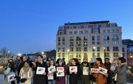 
12 იანვარს, ღამით, პოლიციამ ბათუმში უკანონოდ დააკავა
ონლაინგამოცემების „ბათუმელების“ და „ნეტგაზეთის“ დამფუძნებელი და
დირექტორი მზია ამაღლობელი.
დამოუკიდებელი მედიასაშუალებების, პროფესიული და მედიის უფლებების
დამცველი ორგანიზაციების წარმომადგენლები მივიჩნევთ, რომ მზია
ამაღლობელის დაკავება და მისი სისხლის სამართლის პასუხისგებაში მიცემა
არის წინასწარ დაგეგმილი დანაშაულებრივი პროვოკაცია.  
ბათუმის პოლიციის უფროსი ირაკლი დგებუაძე, რომელიც გუშინ
განვითარებული მოვლენების დროს განსაკუთრებული აგრესიით გამოირჩეოდა,
ჯერ კიდევ 16 დეკემბერს დაემუქრა “ბათუმელების” თანადამფუძნებელსა და
რედაქტორს, ეთერ თურაძეს.
მზია ამაღლობელი 11 იანვარს, პირველად, უკანონოდ, კანონმდებლობით
დადგენილი საპროცესო მოქმედებების უხეში დარღვევით დააკავეს, მაშინ,
როცა მან აჭარის პოლიციის სამმართველოს შესასვლელის ღობეზე გააკრა
სტიკერი 15 იანვარს დაგეგმილ საყოველთაო გაფიცვასთან დაკავშირებით.
დაკავებისას მზია ამაღლობელისთვის არავის განუმარტავს დაკავების
საფუძველი და სამართლებრივი ნორმები, რასაც პოლიციას კანონმდებლობა
ავალდებულებს. მზია ამაღლობელი ხელწერილით მალევე გაათავისუფლეს.
სამმართველოს შენობიდან გამოსვლის შემდეგ მზია ამაღლობელი დარჩა
მიმდინარე აქციაზე. მის გვერდით იმყოფებოდა ორი ახლობელი, ორივე
მათგანი პოლიციამ სრულიად უკანონოდ დააკავა. თვითმხილველების მიერ
მოწოდებული ინფორმაციით, დაძაბულობის დროს, მზია ამაღლობელი და
„ბათუმელების“ რედაქტორი ეთერ თურაძე მოჰყვნენ ჭყლეტაში. ბათუმის
პოლიციის უფროსმა ირაკლი დგებუაძემ მზია ამაღლობელს შეაგინა.
შემდეგ მოხდა მზიას უკანონო დაკავება. მზია ამაღლობელი სისხლის
სამართლის კოდექსის 353-ე პრიმა მუხლის პირველი ნაწილითაა დაკავებული,
რაც 4-დან 7 წლამდე ითვალისწინებს თავისუფლების აღკვეთას.
“ქართული ოცნების” პროპაგანდისტული მედიის მიერ
გავრცელებული ვიდეომასალა, რომელზეც მზია ამაღლობელის დაკავებაა
აღბეჭდილი, არ არის სრულყოფილი, დამუშავებულია და არ ასახავს ადგილზე
განვითარებული მნიშვნელოვანი მოვლენების ნაწილს.
„ბათუმელების“ და „ნეტგაზეთის“ დამფუძნებელი პოლიციელებმა ფიზიკური
ძალის გამოყენებით შეიყვანეს სამმართველოს შენობაში.  დაკავების
შემდეგ მზია ამაღლობელის მიმართ ადგილი ჰქონდა არასათანადო მოპყრობას,
რასაც ასევე კრიტიკული მედიის მიმართ ანგარიშსწორებად, სამაგალითო
დასჯად მივიჩნევთ.  არაერთი მოთხოვნისა და საჯარო მოწოდებების
მიუხედავად, დაკავებულთან სამ საათზე მეტი ხნის განმავლობაში არ
უშვებდნენ ადვოკატებს, რითაც დაარღვიეს მისი დაცვის კონსტიტუციური
უფლებები.
საქართველოს დამოუკიდებელი მედიასაშუალებების, პროფესიული და
მედიის უფლებების დამცველი ორგანიზაციების წარმომადგენლები მოვითხოვთ
და მოვუწოდებთ:

შინაგან საქმეთა სამინისტროს - მზია ამაღლობელის
დაუყოვნებლივ გათავისუფლებას;
სპეციალურ საგამოძიებო სამსახურს - მზია ამაღლობელის მიმართ
არასათანადო მოპყრობისა და უკანონოდ დაკავების ფაქტების სასწრაფო
გამოძიებას;
შინაგან საქმეთა სამინისტროს - ბათუმის პოლიციის უფროსის,
ირაკლი დგებუაძისთვის ამ ეტაპზე სამსახურებრივი უფლებამოსილების
შეჩერებას; მისი მხრიდან აგრესიული, უკანონო ქმედებების
აღკვეთას.
საერთაშორისო ორგანიზაციებსა და დიპლომატიურ კორპუსს - მზია
ამაღლობელის საქმით დაუყოვნებლივ დაინტერესებას, უწყვეტ
მონიტორინგს და შესაბამის შეფასებას.

 

გელა მთივლიშვილი - მთის ამბები / საქართველოს ამბების
დამფუძნებელი და რედაქტორი;
ნატა ძველიშვილი - ინდიგოს დირექტორი;
ლია ჩახუნაშვილი - საქართველოს ჟურნალისტური ეთიკის ქარტიის
დირექტორი
ნინო ზურიაშვილი - ,,სტუდია მონიტორის” დამფუძნებელი და
რედაქტორი
ნანა ბიგანიშვილი - საქართველოს ჟურნალისტური ეთიკის ქარტიის
საბჭოს თავმჯდომარე , ,,სტუდია მონიტორის” დამფუძნებელი და
რედაქტორი
მაია მეცხვარიშვილი, სტუდია მონიტორი, რედაქტორი
ხატია ლომიძე - “მედიაჩეკერის” რედაქტორი
გულო კოხოძე- ,, მედია სახლი-სამხრეთის კარიბჭის