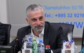 კომუნიკაციების კომისიის თავმჯდომარეს, 
კახი ბექაურს უფლებამოსილების ვადა ეწურება.
„მაუწყებლობის შესახებ“ კანონის შესაბამისად,
ბექაურის უფლებამოსილების ვადის გასვლამდე 100 დღით ადრე, მთავრობამ
კომუნიკაციების კომისიის წევრის ერთი ვაკანტური თანამდებობის
დასაკავებლად ღია კონკურსი 
გამოაცხადა. კომისიის წევრობაზე კანდიდატურის
დასახელების უფლება ყველას აქვს, შესაბამის საბუთებს მთავრობის
ადმინისტრაცია 15 ნოემბრის ჩათვლით მიიღებს.
--------------------
კახი ბექაური კომუნიკაციების კომისიის თავმჯდომარე 2017
წლიდან არის. ის მესამე ვადით 2023 წლის იანვარში აირჩიეს. მანამდე,
2014-2017 წლებში ბექაური კომისიის წევრი იყო, 2012 წელს კი,
ტელეკომპანია „მეცხრე არხს“ ხელმძღვანელობდა. აღსანიშნავია, რომ 2019
წლამდე  ერთი და იგივე პირის თავმჯდომარედ ორჯერ არჩევა
შეუძლებელი იყო. 2019 წელს მიღებული ცვლილებითკი,
ეს შეზღუდვა გაუქმდა.
21 ბინა,
14 მიწის ნაკვეთი, 7 მანქანა, 5 ცეცხლსასროლი იარაღი - რა ქონებას
ფლობს კახი ბექაურის ოჯახი - წაიკითხეთ „მედიაჩეკერის“
მასალა ვრცლად.
--------------------
„მაუწყებლობის შესახებ“  კანონით, ComCom-ის
წევრობის კანდიდატი უნდა იყოს საზოგადოებრივი აღიარებისა და ნდობის
მქონე პირი, რომელსაც აქვს ეკონომიკის, ფინანსების, საჯარო
ადმინისტრირების, ბიზნესადმინისტრირების, სამართლის, ელექტრონული
კომუნიკაციების ან ჟურნალისტიკის მაგისტრის ან მასთან გათანაბრებული
აკადემიური ხარისხი და არანაკლებ 10 წლის მუშაობის გამოცდილება, მათ
შორის, მმართველ თანამდებობაზე - არანაკლებ 3 წლისა.
საბუთების მიღების ვადის ამოწურვიდან 10 დღეში
კანდიდატთა სია და წარდგენილი საკონკურსო დოკუმენტები მთავრობის
ოფიციალურ ვებგვერდზე  გამოქვეყნდება, შემდეგ მთავრობა არანაკლებ
სამ კანდიდატურას პრეზიდენტს  წარუდგენს, პრეზიდენტი კი -
პარლამენტს.
კომუნიკაციების ეროვნული კომისია 5 წევრისგან შედგება, მათი
უფლებამოსილების ვადა 6 წლითაა განსაზღვრული. პირის კომისიის წევრად
არჩევა 2-ზე მეტი ვადით არ შეიძლება. კომისიის თავმჯდომარეს კი ფარული
კენჭისყრით კომისია საკუთარი შემადგენლობიდან, 3 წლის ვადით
ირჩევს.
 
 
კომუნიკაციების კომისიის თავმჯდომარეს, 
კახი ბექაურს უფლებამოსილების ვადა ეწურება.
„მაუწყებლობის შესახებ“ კანონის შესაბამისად,
ბექაურის უფლებამოსილების ვადის გასვლამდე 100 დღით ადრე, მთავრობამ
კომუნიკაციების კომისიის წევრის ერთი ვაკანტური თანამდებობის
დასაკავებლად ღია კონკურსი 
გამოაცხადა. კომისიის წევრობაზე კანდიდატურის
დასახელების უფლება ყველას აქვს, შესაბამის საბუთებს მთავრობის
ადმინისტრაცია 15 ნოემბრის ჩათვლით მიიღებს.
--------------------
კახი ბექაური კომუნიკაციების კომისიის თავმჯდომარე 2017
წლიდან არის. ის მესამე ვადით 2023 წლის იანვარში აირჩიეს. მანამდე,
2014-2017 წლებში ბექაური კომისიის წევრი იყო, 2012 წელს კი,
ტელეკომპანია „მეცხრე არხს“ ხელმძღვანელობდა. აღსანიშნავია, რომ 2019
წლამდე  ერთი და იგივე პირის თავმჯდომარედ ორჯერ არჩევა
შეუძლებელი იყო. 2019 წელს მიღებული ცვლილებითკი,
ეს შეზღუდვა გაუქმდა.
21 ბინა,
14 მიწის ნაკვეთი, 7 მანქანა, 5 ცეცხლსასროლი იარაღი - რა ქონებას
ფლობს კახი ბექაურის ოჯახი - წაიკითხეთ „მედიაჩეკერის“
მასალა ვრცლად.
--------------------
„მაუწყებლობის შესახებ“  კანონით, ComCom-ის
წევრობის კანდიდატი უნდა იყოს საზოგადოებრივი აღიარებისა და ნდობის
მქონე პირი, რომელსაც აქვს ეკონომიკის, ფინანსების, საჯარო
ადმინისტრირების, ბიზნესადმინისტრირების, სამართლის, ელექტრონული
კომუნიკაციების ან ჟურნალისტიკის მაგისტრის ან მასთან გათანაბრებული
აკადემიური ხარისხი და არანაკლებ 10 წლის მუშაობის გამოცდილება, მათ
შორის, მმართველ თანამდებობაზე - არანაკლებ 3 წლისა.
საბუთების მიღების ვადის ამოწურვიდან 10 დღეში
კანდიდატთა სია და წარდგენილი საკონკურსო დოკუმენტები მთავრობის
ოფიციალურ ვებგვერდზე  გამოქვეყნდება, შემდეგ მთავრობა არანაკლებ
სამ კანდიდატურას პრეზიდენტს  წარუდგენს, პრეზიდენტი კი -
პარლამენტს.
კომუნიკაციების ეროვნული კომისია 5 წევრისგან შედგება, მათი
უფლებამოსილების ვადა 6 წლითაა განსაზღვრული. პირის კომისიის წევრად
არჩევა 2-ზე მეტი ვადით არ შეიძლება. კომისიის თავმჯდომარეს კი ფარული
კენჭისყრით კომისია საკუთარი შემადგენლობიდან, 3 წლის ვადით
ირჩევს.