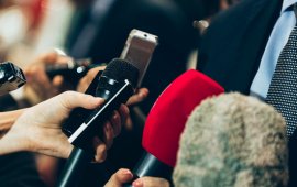 (ფოტო: sky news)


თანამედროვე სამყაროში ახალგაზრდები ხშირად ტრადიციულ მედიებს&nbsp;
(ტელევიზია, რადიო, გაზეთი), ინფორმაციის მიღების ახალი გზებით
ანაცვლებენ: ონლაინ გამოცემები, YouTube-არხები, პოდკასტები,
ნიუსლეთერები, თუ სოციალური მედიის ავტორები. მიუხედავად ზოგადი
სკეპტიციზმისა ტრადიციული მედიის მიმართ, დღევანდელ დღეს ჟურნალისტის
პროფესიას ისევ ირჩევენ და ხშირად მათ უფრო ძლიერი მოტივაცია და
ერთგვარი მისიის განცდაც აქვთ.
ჩვენს ქვეყანაში დამოუკიდებელი მედიისთვის სამუშაო
პირობები წლიდან წლამდე უარესდება. მტრული და სახიფათო გარემოს
გათვალისწინებით, რა გზას ირჩევენ ჟურნალისტიკის სტუდენტები სწავლის
დასრულების შემდეგ, რამდენიმე მათგანის ამბავს ჩვენ
მოგიყვებით.&nbsp;
„თამამად შემიძლია ვთქვა, რომ არამხოლოდ გასულ
წლებში, არამედ დღესაც სხვადასხვა მედიაში დასაქმებული საუკეთესო
ჟურნალისტები GIPA-ს კურსდამთავრებულები არიან“, - გვეუბნება ამ
თემაზე საუბრის დასაწყისში საზოგადოებრივ საქმეთა ინსტიტუტის
ჟურნალისტიკისა და მედია მენეჯმენტის კავკასიური სკოლის დეკანი
ნინა ივანიშვილი და აღნიშნავს, რომ მსურველთა
ნაკადის კლება დაახლოებით 2020 წლიდან დაიწყო.&nbsp;
„საქართველოს კონტექსტში, მე უფრო მგონია, რომ ამის
მთავარი მიზეზი ჟურნალისტების მიმართ დამოკიდებულებაა, რომელიც
უკანასკნელი წლების განმავლობაში თანდათან უფრო და უფრო უარესდება.
ასევე, სახელმწიფოს მიდგომა ზოგადად მედიის მიმართ და გამკაცრებული
კანონები, რომელიც კიდევ უფრო მეტად ზღუდავს
ჟურნალისტებს“.&nbsp;
როგორც ნინა ივანიშვილი ამბობს, GIPA ყოველწლიურად 20-25
მაღალკვალიფიციურ კადრს უშვებდა და მათი უმეტესობა ქართულ
მედიასაშუალებებში მუშაობდა, წელს კი ჟურნალისტიკისა და მედია
მენეჯმენტის ფაკულტეტს სულ 5 კურსდამთავრებული ეყოლება და მიუხედავად
იმისა, რომ მიღება ახლაც გამოცხადებულია, არ იციან, საერთოდ იქნებიან
თუ არა&nbsp; მსურველები.&nbsp;
„სამწუხაროდ, ეს არ არის მხოლოდ საქართველოსთვის
დამახასიათებელი. მაგალითად, ჩვენ ვხედავთ, როგორც ეპყრობა მისთვის
არასასურველ და მისთვის დისკომფორტის შემქმნელ ჟურნალისტებს ამერიკის
პრეზიდენტი, დონალდ ტრამპი. ასე რომ ამგვარი დამოკიდებულება უკვე
გლობალური ტრენდი გახდა, რამაც, ცხადია, ახალგაზრდები ამ პროფესიისგან
გააუცხოვა“.&nbsp;
პროფესია ჟურნალისტის მიმართ ინტერესის კლებაზე საუბრობს
მარიამ გერსამია, თბილისის სახელმწიფო უნივერსიტეტის
პროფესორი, რომელიც მომავალ ჟურნალისტებს 25 წელია ასწავლის. მარიამი
ფიქრობს, რომ უკანასკნელი რამდენიმე წლის განმავლობაში მიზანმიმართული
დისკრედიტაციის შედეგად, დღეს ჟურნალისტობა პრესტიჟულ პროფესიად აღარ
ითვლება. თუმცა ეს მისთვის ერთადერთი მიზეზი არ არის.
„თუ გავითვალისწინებთ იმ გარემოებას, რომ
საქართველოში უმეტესწილად მშობლები მონაწილეობენ მათი შვილების
პროფესიის შერჩევაში, ეს აღარ არის ის პროფესია, რომელსაც მშობელი
საკუთარ შვილს ურჩევს. ჩვენთან ჟურნალისტობა უფრო ქალების პროფესიად
აღიქმება, სამწუხაროდ, და დღეს ეს აღარ არის უსაფრთხო საქმიანობა.
გარდა დისკრედიტაციისა, აგენტის იარლიყისა, შენი უსაფრთხოებაც აღარ
არის დაცული. ამიტომაც დღეს ჟურნალისტობა აღარ არის მიმზიდველი, არც
ფინანსურად და არც ფიზიკური თუ ფსიქოლოგიური უსაფრთხოების
კუთხით“.&nbsp;
გერსამია ყურადღებას ამახვილებს იმაზეც, რომ დღითიდღე
მცირდება ისეთი დამოუკიდებელი მედიასაშუალებების რიცხვი, სადაც მისი
თქმით, მომავალ ჟურნალისტს, რომელიც საკუთარ პროფესიას პატივს სცემს,
მუშაობა შეიძლება მოუნდეს.&nbsp;
„მე ხშირად ვიმეორებ ხოლმე ნეპალელი ჟურნალისტის,
ბინოდ ბჰატარაის სიტყვებს: „თანამედროვე დიქტატორებმა იციან, რომ აღარ
არის საჭირო მოკლა ჟურნალისტი, საკმარისია მოკლა ჟურნალისტიკა“. ამას
ვგულისხმობ, რომ საქართველოში, მომავალი ჟურნალისტისთვის აღარ რჩება
დასაქმების სივრცე“.&nbsp;
მარიამ ტვილდიანმა და გიგა
ბერუაშვილმა GIPA-ს ჟურნალისტიკისა და მედია მენეჯმენტის
ფაკულტეტი წელს დაამთავრეს. ისინი სტუდენტობისას სხვადასხვა მედია
გამოცემასთანაც თანამშრომლობდნენ.&nbsp;
დასაწყისში, როდესაც მარიამი მომავალ პროფესიაზე
ფიქრობდა, 2019-2020 წლებში, საქართველოში საპროტესტო აქციები
მიმდინარეობდა, რომლის ეპიცენტრშიც ჟურნალისტები იყვნენ. „ვფიქრობ, იმ
მოვლენებმა გარკვეული გავლენა მოახდინა ჩემზე და კიდევ უფრო
გამიღრმავა ინტერესი ჟურნალისტიკის მიმართ. შესაბამისად, იმ დროს
საკუთარ თავს სწორედ ამ მიმართულებით ვხედავდი და წარმომედგინა, რომ
მომავალში მეც ვიქნებოდი ადამიანი, რომელიც მსგავს შემთხვევებზე
იმუშავებდა, მნიშვნელოვან მოვლენებს გააშუქებდა და საზოგადოებას
ინფორმაციას მიაწვდიდა“, - გვიხსნის მის არჩევანს და ამატებს:
„ვფიქრობ, მრავალფეროვნებისა და აქტიურობის მხრივ,
ის მოლოდინები, რაც მქონდა, გამიმართლდა და მართლაც ძალიან საინტერესო
პროფესიაა ჟურნალისტობა. თუმცა, ამავდროულად ძალიან ბევრი გამოწვევა
ახლავს თან, რაც ამ მოკლე პერიოდშიც დავინახე. ერთ-ერთი მნიშვნელოვანი
თუნდაც, ფინანსური მხარეა - ბევრ მედიასაშუალებას შეზღუდული
რესურსებით უწევს მუშაობა. გარდა ამისა, დღევანდელი გარემოს
გათვალისწინებით, ჟურნალისტებს ხშირად უწევთ პროფესიული თავისუფლებისა
და უსაფრთხოების საკითხებთან გამკლავებაც. ბოლო პერიოდში
განვითარებულმა მოვლენებმაც ნათლად დამანახა, რომ ზოგიერთ შემთხვევაში
ეს პროფესია გარკვეულ რისკებთანაც არის
დაკავშირებული“.&nbsp;
თუმცა, მარიამის თქმით, ამ ეტაპზე საკუთარ თავს აქტიურ
ჟურნალისტიკაში ვერ ხედავს. მისთვის უფრო საინტერესო საზოგადოებასთან
ურთიერთობისა და სტრატეგიული კომუნიკაციების მიმართულებაა და ამის
მიზეზი არამხოლოდ ქართულ მედიაში არსებული
გამოწვევებია.&nbsp;&nbsp;
„მომწონს, რომ ამ სფეროში შესაძლებელია არამხოლოდ
მიმდინარე მოვლენებზე რეაგირება, არამედ თვითონ კომუნიკაციის პროცესის
დაგეგმვა და მართვა. თუ ჟურნალისტიკაში ყველაზე მეტად ინფორმაციის
გავრცელების პროცესი მაინტერესებდა, PR-ში აღმოვაჩინე, რომ უფრო მეტად
მომწონს სტრატეგიის შექმნა და კომუნიკაციის დაგეგმვა. მიუხედავად
ამისა, ვფიქრობ იმასაც, რომ ჟურნალისტიკასა და PR-ს ერთმანეთთან
საკმაოდ ბევრი საერთო აქვს - ორივე სფეროში ძალიან მნიშვნელოვანია
ეფექტური კომუნიკაცია, ინფორმაციის სწორად გადაცემა და აუდიტორიის
აღქმა“.&nbsp;
მარიამისგან განსხვავებით, გამოწვევების მიუხედავად,
პროფესიის შეცვლაზე ჯერჯერობით არ ფიქრობს გიგა.
„მე ყველაზე მეტად ვრცელ, ანალიტიკურ სტატიებზე,
ე.წ. ფიჩერსებზე მიყვარს მუშაობა, მაგრამ ვინაიდან დღეს მედიის
სფეროში რთული მდგომარეობაა სხვაგანაც გადავიჭერი - ბიზნესი,
შემოქმედებითი წერა, ვიდეო და ა.შ. ბოლო წლებში სიტუაცია კიდევ უფრო
მეტად გართულდა, ვისთანაც ვთანამშრომლობდი ან ვიცნობდი, ყველა წნეხის
ქვეშ მოექცა, მათ შორის ფინანსური წნეხის. მხოლოდ ჟურნალისტიკიდან
შემოსავალი არანაირად არ არის საკმარისი. მიუხედავად იმისა, რომ
ჟურნალისტიკა მაინტერესებს ყველაზე მეტად და მხოლოდ ეს მანიჭებს
სიამოვნებას, ახლა მაგისტრატურაზეც ჩავაბარე, რომ საზოგადოებასთან
ურთიერთობა (PR) უკეთ შევისწავლო, რადგან მიმართულება, რომელიც მე
მაინტერესებს საქართველოში არ არის გაძლიერებული და არც მაქვს იმედი,
რომ გაძლიერდება. პირიქით, ამ წნეხის ფონზე ყველაფერი უკან წავიდა.
ამიტომ მიზნად დავისახე, თუ გამომივა, უცხოეთში გადავიდე სამუშაოდ და
მოგვიანებით, როდესაც ამის დრო იქნება, დავბრუნდე და ჩემი მედია
შევქმნა“, - გვიზიარებს გეგმებს.&nbsp;
თბილისის სახელმწიფო უნივერსიტეტში ჟურნალისტიკის
მიმართულებით სწავლა წელს დაასრულა მარიამ ყვავაძემ.
მას მყარად აქვს გადაწყვეტილი, რომ პროფესიაში დარჩეს. „რა თქმა
უნდა, პროფესიის არჩევისას გადამწყვეტი როლი, ალბათ, ოჯახმა ითამაშა,
ვინაიდან ჟურნალისტების გარემოცვაში გავიზარდე და პატარაობიდან მეც
ჟურნალისტობა მინდოდა, მაგრამ მნიშვნელოვანი გავლენა იქონიეს იმ
დამოუკიდებელმა ქართველმა ჟურნალისტებმაც, რომლებიც წლების
განმავლობაში თავდაუზოგავად ემსახურებოდნენ საზოგადოებასა და ქვეყნის
განვითარებას“, - გვეუბნება მარიამი, რომელიც სწავლის
პარალელურად „ჟურნალისტიკის რესურსცენტრში“ (JRC), ბეჭდური და ონლაინ
მედიის მიმართულებით მუშაობს. მისი თქმით, როდესაც ქვეყანაში ვითარება
კიდევ უფრო დაიძაბა და ჟურნალისტებისა და მოქალაქეების მიმართ
ძალადობის ფაქტები გახშირდა, მაშინ ყველაზე ნათლად დაინახა, რამდენად
რთული, საპასუხისმგებლო და სარისკოც კი შეიძლება ყოფილიყო ჟურნალისტის
პროფესია. „მიუხედავად ამისა, გადავწყვიტე, ჟურნალისტიკის
მიმართულებით სწავლა ბოლომდე გავაგრძელო და ამ პროფესიას არ ვუღალატო.
მიმაჩნია, რომ სწორედ რთულ პერიოდებში იკვეთება ჟურნალისტიკის რეალური
მნიშვნელობა და საზოგადოებისთვის მისი აუცილებლობის
როლი“.&nbsp;
მარიამი სწავლის გაგრძელებას ევროპაში აპირებს და
აღნიშნავს, რომ ეს მას საქართველოს და ქვეყანაში მიმდინარე მოვლენებს
არ დააშორებს. სადაც არ უნდა ვიყო, იმ საკითხებზე ვიმუშავებ, რომელიც
ჩემს ქვეყანასა და საზოგადოებას ეხებაო. „ვფიქრობ, თუ ქვეყანაში
არსებული მდგომარეობა კიდევ უფრო გაუარესდა და გამოხატვის
თავისუფლებაზე ზეწოლა გაგრძელდა, ჟურნალისტური საქმიანობა და
თავისუფალი აზრის გამოხატვა კიდევ უფრო და უფრო რთული გახდება.
მიუხედავად ამისა, დანამდვილებით ვიცი, რომ ჟურნალისტიკას არ
მივატოვებ“.&nbsp;
კავკასიის უნივერსიტეტის სტუდენტია მარიამ
ძიძარია, რომელიც უკვე 2 წელია „ნეტგაზეთში“ მუშაობს და ამ
ხნის განმავლობაში განვითარებულ მოვლენებს ყოველდღიურ რეჟიმში
აშუქებს. მას შსს პროფესიული მოვალეობის შესრულებისას „გზის
გადაკეტვასაც“ 
ედავებოდა.&nbsp;
„ბევრჯერ მიგვრძნია სისუსტე და ბევრჯერ მდომებია
დანებება, რადგან ეს ყველაფერი ძალიან მოქმედებს მენტალურ
ჯანმრთელობაზე. ამას, სამწუხაროდ, მაშინ მივხვდი, როდესაც კონკრეტულ
ხმებზე შფოთვა დამეწყო. როდესაც რაღაც კონკრეტული მაღალი ხმა უეცრად
მესმის, ვიძაბები და ვითიშები, მხოლოდ ხმას ვაკვირდები“, -
გვიყვება მარიამი ჩვენს პირობებში მუშაობის სირთულეებზე
საუბრისას.&nbsp;
მისი თქმით, ძალიან ბევრი მიზეზი აქვს საიმისოდ, რომ
ჟურნალისტობაზე უარი თქვას, მაგრამ გაცილებით მყარია ის მიზეზები, რის
გამოც გრძნობს პასუხისმგებლობას პროფესიაში დარჩეს.&nbsp;
„მთავარი მიზეზი არის ჩემი დიდი სურვილი ბრძოლისა.
ვხვდები, რომ დღეს საქართველოში ყველა ფლანგზე საჭიროა ბრძოლა
გადარჩენისთვის. იმის მიუხედავად, რომ ძალიან გვიჭირს ჟურნალისტიკაში
ვიარსებოთ, მთავარი მოტივი სიმართლე და მისი აღბეჭდვა თუ გავრცელებაა.
ასევე, მზია ამაღლობელი - სინათლის სიმბოლო, რომელიც უნდათ, რომ
ჩააქრონ და ვერ აქრობენ. ახლა არ არის სისუსტის და დანებების დრო.
ახლა ყველაზე მნიშვნელოვანია მყარად დგომა, რადგან ქვეყანა
საფრთხეშია, სინათლე არ უნდა ჩავაქროთ, ხალხი არ უნდა მივუშვათ იმ
ჭაობისკენ, რომლისკენაც ითრევენ. ბრძოლა უნდა იყოს ბოლომდე,
გამარჯვებამდე!“.



„ძალაუფლება და
მოძალადეები არასოდეს შეჩერდებიან, თუ მათ დანებდები“, - წერს ნობელის
პრემიის ლაურეატი, ფილიპინელი ჟურნალისტი, მარია რესა თავის წიგნში -
„როგორ დავამარცხოთ დიქტატორი“.&nbsp;

„ბათუმელები“/„ნეტგაზეთის“ დამფუძნებელი, მზია ამაღლობელი სასამართლო
პროცესზე, რომელზეც აღკვეთის ღონისძიების სახით წინასწარი პატიმრობა
შეუფარდეს, ამ წიგნით ხელში მივიდა. ამაღლობელი წელიწად-ნახევარზე
მეტია უკანონო პატიმარია.&nbsp;
