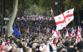 ფოტო: მარიამ ნიკურაძე

„პრესის საერთაშორისო ინსტიტუტი“ (IPI) და მედიის
უფლებადამცველი საერთაშორისო ორგანიზაციები „ქართული ოცნების“ მხრიდან
მედიის წინააღმდეგ გაძლიერებულ რეპრესიებს მკაცრად გმობენ და ერთობლივ
განცხადებას 
ავრცელებენ.
„ვინაიდან „ქართული ოცნების“ რეჟიმის პრემიერ-მინისტრი
აშკარად გვპირდება განსხვავებული აზრის ჩახშობას“, მედიის
უფლებადამცველი 6 საერთაშორისო ორგანიზაცია ევროკავშირსა და
საერთაშორისო საზოგადოებას მოუწოდებს მკაცრად უპასუხონ მმართველი
პარტიის მიერ მედიისა და სამოქალაქო საზოგადოების წინააღმდეგ
განხორციელებულ შეზღუდვებს:
„საქართველოში მედიის თავისუფლება კვლავ სავალალო
მდგომარეობაშია და მუდმივად უარესდება. 4 ოქტომბერს, როგორც
დამოუკიდებელი, ასევე მთავრობის მიერ კონტროლირებადი მედიის, სულ
მცირე, 14 ჟურნალისტი გახდა სამიზნე მთავრობის საწინააღმდეგო
დემონსტრაციის დროს, რომელიც ოპოზიციის მიერ ნაწილობრივ ბოიკოტირებულ
ადგილობრივ მუნიციპალურ არჩევნებთან ერთად გაიმართა
მიუხედავად იმისა, რომ პროკურატურამ, როგორც
ამბობენ, გამოძიება დაიწყო პროსამთავრობო საზოგადოებრივი მაუწყებლისა
და მთავრობის მიერ კონტროლირებადი ტელეკომპანია „იმედის“
ჟურნალისტების პროფესიულ საქმიანობაში ხელის შეშლის ფაქტზე,
დამოუკიდებელ მედიაზე თავდასხმებთან დაკავშირებით გამოძიება ჯერ არ
დაწყებულა. სამართლიანობისადმი ეს შერჩევითი მიდგომა უაღრესად
საგანგაშოა და აღრმავებს საქართველოში 
ჟურნალისტების წინააღმდეგ ჩადენილი დანაშაულების დიდი ხნის
დაუსჯელობას“.
განცხადებაზე ხელმომწერი ორგანიზაციები ანტიკორუფციული
ბიუროს მიერ ქართული მედიებისგან ინფორმაციის მოთხოვნის 
ფაქტსაც ეხმაურებიან და მიჩნევენ, რომ „ქართულმა
ოცნებამ“ გაზარდა ინსტიტუციური ზეწოლა და გაამკაცრა კონტროლი მედიასა
და სამოქალაქო საზოგადოებაზე, მათ შორის დამოუკიდებელი მედიის
მხარდამჭერ ჯგუფებზე. 
მედიის უფლებადამცველი საერთაშორისო ორგანიზაციები
მიესალმებიან ევროკავშირის უმაღლესი წარმომადგენლების, ევროკომისიის
ვიცე-პრეზიდენტ კაია კალასისა და გაფართოების საკითხებში ევროკავშირის
კომისარ მარტა კოსის განცხადებას, რომლითაც ისინი „ქართული ოცნების“
მიერ საქართველოს მედიისა და სამოქალაქო საზოგადოების წინააღმდეგ
განხორციელებულ ზეწოლას გმობენ.
„მოლოდინის მიუხედავად, რომ მედიის წინააღმდეგ
მკაცრი ზომები მომდევნო თვეებში გაძლიერდება, კიდევ ერთხელ ვიმეორებთ
ჩვენს მოწოდებას „ქართული ოცნების“ რეჟიმზე უფრო ძლიერი ზეწოლისკენ,
მათ შორის დამატებითი მიზნობრივი სანქციების დაწესებისკენ.
გარე მხარდაჭერისა და სოლიდარობის გარეშე ქართული მედია და
სამოქალაქო საზოგადოება ვერ გადარჩება“.

განცხადებაზე ხელმომწერი ორგანიზაციები:
International Press Institute (IPI) 
European Federation of Journalists (EFJ)
ARTICLE 19 Europe
European Centre for Press and Media Freedom
(ECPMF)
OBC Transeuropa
Free Press Unlimited
