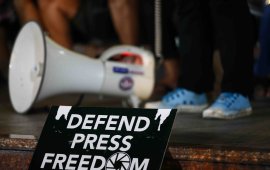 (ფოტო:EPA-EFE/Rolex Dela Pena)
„პრესის საერთაშორისო ინსტიტუტი“ (IPI) ჟურნალისტების
წინააღმდეგ ჩადენილ დანაშაულთა დაუსჯელობის აღმოფხვრის საერთაშორისო
დღეს 
ეხმაურება და საერთაშორისო საზოგადოებას მოუწოდებს,
გადადგას სწრაფი და კონკრეტული ნაბიჯები დაუსჯელობის გლობალური
კრიზისის დასასრულებლად და შეასრულოს საერთაშორისო სამართლის მიხედვით
გათვალისწინებული ვალდებულებები, მედიის წარმომადგენლების წინააღმდეგ
ჩადენილი დანაშაულების გამოსაძიებლად.
IPI-ის შეფასებით, მთელს მსოფლიოში თავისუფალი პრესა
საფრთხის ქვეშაა, ხოლო ჟურნალისტებსა და დამოუკიდებელ მედიაზე
თავდასხმები დღითიდღე ძლიერდება:
„სახელმწიფოების
უუნარობამ, არ მიიღონ რეალური ზომები დაუსჯელობის ამ კრიზისის
მოსაგვარებლად, დააჩქარა ადამიანის უფლებებისა და კანონის უზენაესობის
ეროზია, რადგან ავტორიტარიზმი ფეხს იკიდებს მსოფლიოს მრავალ
ნაწილში“.
„პრესის საერთაშორისო ინსტიტუტის“ განცხადებით, პრესაზე
თავდასხმები თავად დემოკრატიის გულს ურტყამს და ძირს უთხრის
დამოუკიდებელ ინსტიტუტებს, რომლებიც თავისუფალ საზოგადოებებს
ტირანიისა და უკონტროლო ძალაუფლებისგან იცავენ.
როგორც IPI-ი აღნიშნავს, ამ დანაშაულებისთვის დაუსჯელობა
გადამდებ დაავადებას ჰგავს: ძირს უთხრის კანონის უზენაესობას,
ასუსტებს ნდობას დემოკრატიული ინსტიტუტების მიმართ და ამწვავებს
ძალადობას:
„ცხადია, რომ
მხოლოდ კანონები და საერთაშორისო შეთანხმებები საკმარისი არ არის:
საჭიროა პოლიტიკური ნება და ისეთი პოლიტიკური ლიდერები, რომლებიც
ერთგულნი არიან კანონის უზენაესობის დაცვისადმი - სწამთ თავისუფალი
საზოგადოებისა და წესებსა და უფლებებზე დაფუძნებული წესრიგის - მზად
არიან პრაქტიკაში დაიცვან ეს ვალდებულებები და პრინციპები. ეს
ნიშნავს, რომ მათ უნდა გამოიძიონ, გაასამართლონ და დასაჯონ
ჟურნალისტების წინააღმდეგ ჩადენილი დანაშაულები, მაშინაც კი, როდესაც
სამართლიანობის მიღწევა პოლიტიკური მოკავშირეებისა და გავლენიანი
ელიტისთვის პასუხისმგებლობის დაკისრებას
გულისხმობს“. 
2 ნოემბერთან - ჟურნალისტების წინააღმდეგ ჩადენილ
დანაშაულთა დაუსჯელობის აღმოფხვრის საერთაშორისო დღესთან დაკავშირებით
„პრესის თავისუფლების მტაცებელთა“ 2025 წლის სია გამოაქვეყნა
„რეპორტიორები საზღვრებს გარეშემ“. RSF-მა ამ 34-კაციან სიაში
„ქართული ოცნების“ დამფუძნებელი და საპატიო თავმჯდომარე ბიძინა
ივანიშვილიც შეიყვანა. 
„პრესის თავისუფლების მტაცებელთა“ 2025 წლის სიის
შესახებ ვრცლად იხილეთ 
აქ.
 
 (ფოტო:EPA-EFE/Rolex Dela Pena)
„პრესის საერთაშორისო ინსტიტუტი“ (IPI) ჟურნალისტების
წინააღმდეგ ჩადენილ დანაშაულთა დაუსჯელობის აღმოფხვრის საერთაშორისო
დღეს 
ეხმაურება და საერთაშორისო საზოგადოებას მოუწოდებს,
გადადგას სწრაფი და კონკრეტული ნაბიჯები დაუსჯელობის გლობალური
კრიზისის დასასრულებლად და შეასრულოს საერთაშორისო სამართლის მიხედვით
გათვალისწინებული ვალდებულებები, მედიის წარმომადგენლების წინააღმდეგ
ჩადენილი დანაშაულების გამოსაძიებლად.
IPI-ის შეფასებით, მთელს მსოფლიოში თავისუფალი პრესა
საფრთხის ქვეშაა, ხოლო ჟურნალისტებსა და დამოუკიდებელ მედიაზე
თავდასხმები დღითიდღე ძლიერდება:
„სახელმწიფოების
უუნარობამ, არ მიიღონ რეალური ზომები დაუსჯელობის ამ კრიზისის
მოსაგვარებლად, დააჩქარა ადამიანის უფლებებისა და კანონის უზენაესობის
ეროზია, რადგან ავტორიტარიზმი ფეხს იკიდებს მსოფლიოს მრავალ
ნაწილში“.
„პრესის საერთაშორისო ინსტიტუტის“ განცხადებით, პრესაზე
თავდასხმები თავად დემოკრატიის გულს ურტყამს და ძირს უთხრის
დამოუკიდებელ ინსტიტუტებს, რომლებიც თავისუფალ საზოგადოებებს
ტირანიისა და უკონტროლო ძალაუფლებისგან იცავენ.
როგორც IPI-ი აღნიშნავს, ამ დანაშაულებისთვის დაუსჯელობა
გადამდებ დაავადებას ჰგავს: ძირს უთხრის კანონის უზენაესობას,
ასუსტებს ნდობას დემოკრატიული ინსტიტუტების მიმართ და ამწვავებს
ძალადობას:
„ცხადია, რომ
მხოლოდ კანონები და საერთაშორისო შეთანხმებები საკმარისი არ არის:
საჭიროა პოლიტიკური ნება და ისეთი პოლიტიკური ლიდერები, რომლებიც
ერთგულნი არიან კანონის უზენაესობის დაცვისადმი - სწამთ თავისუფალი
საზოგადოებისა და წესებსა და უფლებებზე დაფუძნებული წესრიგის - მზად
არიან პრაქტიკაში დაიცვან ეს ვალდებულებები და პრინციპები. ეს
ნიშნავს, რომ მათ უნდა გამოიძიონ, გაასამართლონ და დასაჯონ
ჟურნალისტების წინააღმდეგ ჩადენილი დანაშაულები, მაშინაც კი, როდესაც
სამართლიანობის მიღწევა პოლიტიკური მოკავშირეებისა და გავლენიანი
ელიტისთვის პასუხისმგებლობის დაკისრებას
გულისხმობს“. 
2 ნოემბერთან - ჟურნალისტების წინააღმდეგ ჩადენილ
დანაშაულთა დაუსჯელობის აღმოფხვრის საერთაშორისო დღესთან დაკავშირებით
„პრესის თავისუფლების მტაცებელთა“ 2025 წლის სია გამოაქვეყნა
„რეპორტიორები საზღვრებს გარეშემ“. RSF-მა ამ 34-კაციან სიაში
„ქართული ოცნების“ დამფუძნებელი და საპატიო თავმჯდომარე ბიძინა
ივანიშვილიც შეიყვანა. 
„პრესის თავისუფლების მტაცებელთა“ 2025 წლის სიის
შესახებ ვრცლად იხილეთ 
აქ.