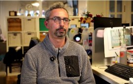 
21 მარტი ქართული ჟურნალისტიკის დღეა. საქართველოში დამოუკიდებელ
მედიას მუშაობა უკიდურესად რთულ პირობებში უწევს. 1 წელზე მეტია
უკანონო პატიმარია მზია ამაღლობელი. „ქართული ოცნება“ მედიის
შემზღუდავ საკანონმდებლო ცვლილებებს ერთიმეორის მიყოლებით იღებს.
დაფინანსების გზების გადაკეტვა ერთ-ერთი მეთოდია, რასაც მმართველი
პარტია მათ ჩასახშობად იყენებს. ჟურნალისტების წინააღმდეგ იწყება
ადმინისტრაციული სამართალდარღვევის საქმეებიც.

„როცა მზია ამაღლობელი, როგორც პირველი ქალი ჟურნალისტი, არის
პატიმრობაში, ეს არის დღეს სიმბოლო იმის, თუ რა მდგომარეობაშია
ქართული მედია და ამ დროს ყველა სხვა პრობლემა უკვე შედარებით ნაკლები
სიმძიმისაა“, - ჯაბა ანანიძე, „ბათუმელების“ ჟურნალისტი:



„ის, რაც გვირთულებს მუშაობას, რაც გვაზიანებს, აღმოჩნდა, რომ
გვაჯიუტებს კიდეც, რადგან ასეთი ორგანიზებული, ასეთი დიდი ძალისხმევით
შეტევა კრიტიკულ მედიაზე მის მნიშვნელობას და გავლენას თავისთავად
ადასტურებს“, - სალომე ლაბაძე, „ფორმულას“ ჟურნალისტი:



„არა მხოლოდ თავად გამამტყუნებელი განაჩენია გაუმართლებელი,
არამედ მთელი პროცესი მის წინააღმდეგ, დასაწყისიდან დასასრულამდე.
ჩემი აზრით, საქართველოს ხელისუფლებას უნდა რცხვენოდეს იმისა, რომ
ჟურნალისტის წინააღმდეგ ასეთი ქმედება ჩაიდინა“, - პულიცერის
პრემიის ლაურეატი ჟურნალისტი და Daphne Foundation-ის
თანადამფუძნებელი, Matthew Caruana Galizia მზია ამაღლობელზე:

