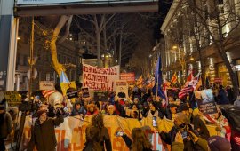 
12 იანვარს, თბილისში, „ბათუმელები“/„ნეტგაზეთის“
დამფუძნებლისა და დირექტორის, მზია ამაღლობელის პატიმრობიდან ერთი
წლის თავზე მისი გათავისუფლების მოთხოვნით მარში გაიმართა.
ამაღლობელის კოლეგები, ოჯახის წევრები და გულშემატკივრები
მარჯანიშვილის მოედანზე შეიკრიბნენ და მსვლელობით რუსთაველის გამზირზე
გადაინაცვლეს.


„ერთი წელი გავიდა, სამწუხაროდ, მას შემდეგ, რაც
საქართველოში ჟურნალისტი დაატყვევეს უკანონოდ, უსაფუძვლოდ, შეთითხნილი
ბრალებით. ერთი წლის თავზე გავიგეთ, რომ პოლიციელი, რომელმაც მზია
ამაღლობელზე იძალადა, დააწინაურეს. როგორც ჩანს, ეს არის რეჟიმის
ბუნება, მაგრამ მე მაინც იმედს ვიტოვებ, რომ რეჟიმს ეყოფა გონიერება
და გაათავისუფლებს ადამიანებს, რომლებიც ტყუილად ჰყავს გამოკეტილი“, -
თქვა მარშზე მყოფმა „ბათუმელების“ მთავარმა რედაქტორმა, ეთერ
თურაძემ.

მზია ამაღლობელის მხარდასაჭერად მარშზე მივიდნენ
სინდისის პატიმრების მშობლები და სასულიერო პირებიც. დოროთე
ყურაშვილის განცხადებით:&nbsp;
„მზიას პატიმრობა საქართველოს ტკივილიც არის და
ამავდროულად, საქართველოს სირცხვილიც არის, მზია ციხეში იყოს და
დგებუაძე - დაწინაურებული პოლიციელი. სამწუხაროდ, ჩვენ ვერ
მოვახერხეთ, ხალხმა ვერ დავიხსენით მზია, მაგრამ მადლობა ყველას, ვინც
იბრძვის და მინდა, ჩვენმა ბრძოლამ შედეგი გამოიღოს და მზია
თავისუფლებაზე იყოს, ამას რომ მივაღწიოთ“.
წინა დღეს, 11 იანვრის საღამოს, მზია ამაღლობელის
კოლეგები და მხარდამჭერები შეიკრიბნენ რუსთავის მე-5 ქალთა
პენიტენციურ დაწესებულებასთანაც.
„მთის ამბები“/„საქართველოს ამბების“ დამფუძნებლისა და
რედაქტორის, გელა მთივლიშვილის თქმით: „მზია რეჟიმის ტყვეებს შორის
იქცა სიმბოლოდ თავისუფლებისთვის ბრძოლაში, მათ შორის ჩვენთვის. თავისი
მტკიცე ხასიათით, თავისი უტეხობით გარეთ მყოფ კოლეგებს მოგვცა
მაგალითი იმისა, რომ არ უნდა გავტყდეთ დრაკონული და რეპრესიული
კანონების პირობებშიც კი“.

„ბათუმელები“/„ნეტგაზეთის“ დირექტორის მოადგილემ, თამარ
რუხაძემ კი აღნიშნა, რომ მზია ამაღლობელის პატიმრობით საქართველო
ისეთი სახელმწიფოების რიცხვში შეიყვანეს, რომელთა დიქტატორული
რეჟიმების შესახებ მსოფლიოში ეჭვი, სამწუხაროდ, აღარავის ეპარება:
„შევიკრიბეთ იმისთვის, რომ კიდევ ერთხელ მივაწვდინოთ
ხმა, კიდევ ერთხელ გავაგონოთ ხმა იმას, ვინც უნდა გაიგონოს, პირველ
რიგში, „ქართული ოცნების“ ხელისუფლებას და გავახსენოთ, რომ ერთი წელია
უკვე, რაც უკანონო ტყვეობაში ჰყავს „ბათუმელების“ და „ნეტგაზეთის“
დამფუძნებელი და დირექტორი, მზია ამაღლობელი - ევროკავშირის უმაღლესი
ჯილდოს, სახაროვის პრემიის და კიდევ არაერთი პროფესიული ჯილდოს
მფლობელი. ძალიან უნდა სრცხვენოდეს, ალბათ, საქართველოს ხელისუფლებას,
რომ მზიას პატიმრობით ეს ქვეყანა შეიყვანეს ისეთი სახელმწიფოების
რიცხვში, რომელთა დიქტატორული რეჟიმების შესახებ მსოფლიოში ეჭვი
აღარავის ეპარება, სამწუხაროდ“.
„ბათუმელები“/„ნეტგაზეთის“ დამფუძნებლისა და დირექტორის
დაკავებიდან ერთი წლის თავზე ერთობლივი განცხადება 
გააკეთეს პრესის თავისუფლების დამცველმა საერთაშორისო
ორგანიზაციებმა და საქართველოს ხელისუფლებას მზია ამაღლობელის
დაუყოვნებლივ გათავისუფლებისკენ კიდევ ერთხელ მოუწოდეს.
როგორც „პრესის საერთაშორისო ინსტიტუტი“ (IPI),
„ჟურნალისტთა დაცვის კომიტეტი“ (CPJ) და „რეპორტიორები საზღვრებს
გარეშე“ (RSF) აღნიშნავენ, მზია ამაღლობელის დაპატიმრება „ქართული
ოცნების“ მიერ ავტორიტარული პოლიტიკისკენ მკვეთრი შემობრუნებისა და
პრესის თავისუფლების შეზღუდვის ფონზე მოხდა, ამაღლობელი კი როგორც
სასამართლო პროცესზე, ისე ციხის საკნიდან აგრძელებს დემოკრატიისა და
თავისუფალი პრესისთვის პრინციპულ ბრძოლას.
მზია ამაღლობელის ერთწლიან პატიმრობას გამოეხმაურნენ
ადგილობრივი სამოქალაქო საზოგადოების ორგანიზაციებიც. „საქართველოს
ახალგაზრდა იურისტთა ასოციაციის“ 
განცხადებით, „ქართული მართლმსაჯულება აშკარად
უგულვებელყოფს მზია ამაღლობელის მიმართ პოლიტიკურად მოტივირებულ
ბრალდებასა და საქმესთან დაკავშირებულ სხვა დარღვევებს. მზიას საქმეში
სხვადასხვა დარღვევაზე სამართლებრივი ბრძოლა გრძელდება საერთაშორისო
დონეზე, მათ შორის, ადამიანის უფლებათა ევროპულ სასამართლოში. რეალური
მართლმსაჯულების აღსრულება მზიას გამარჯვებით უნდა
დასრულეს“.&nbsp;
„საქართველოს ჟურნალისტური ეთიკის ქარტიის“
შეფასებით
კი, მზია ამაღლობელის პატიმრობაში დატოვება განგრძობითი სირცხვილია
ქართული სახელმწიფოსთვის და იმ პოლიტიკური ძალისთვის, რომელიც მას
მართავს.&nbsp;
------------------------------------
მზია ამაღლობელი 1 წელია უკანონო პატიმარია. 2025
წლის 6 აგვისტოს, მას ბათუმის საქალაქო სასამართლოს მოსამართლე ნინო
სახელაშვილმა 2-წლიანი პატიმრობა 
მიუსაჯა. „ბათუმელები“/„ნეტგაზეთის” დამფუძნებელსა და
დირექტორს ბათუმის პოლიციის უფროსისთვის, ირაკლი დგებუაძისთვის სილის
გაწვნის გამო პოლიციელზე თავდასხმას ედავებოდნენ, თუმცა მოსამართლემ
ამაღლობელს ბრალი გადაუკვალიფიცირა და ის დამნაშავედ სისხლის
სამართლის კოდექსის 353-ე მუხლის პირველი ნაწილით ცნო. მზია
ამაღლობელისთვის გამოტანილი განაჩენი ძალაში 
დატოვა ქუთაისის სააპელაციო სასამართლომაც.
„ბათუმელებისა“ და „ნეტგაზეთის“ დამფუძნებელი და
დირექტორი 11-12 იანვრის ღამით, ბათუმის პოლიციის მთავარ
სამმართველოსთან ორჯერ დააკავეს. პირველად მზია ამაღლობელი პოლიციამ
კედელზე იმ სტიკერის გაკვრის გამო დააკავა, რომელზეც „გაიფიცე“ ეწერა,
ის მოგვიანებით ხელწერილის საფუძველზე გაათავისუფლეს, თუმცა მალევე
მეორედ, ირაკლი დგებუაძისთვის სილის გაწვნის გამო დააკავეს.
დაკავებისას მზია ამაღლობელს ღირსების შემლახავად მოექცნენ, თუმცა
პროკურატურას საქმის გამოძიება არ დაუწყია.
სასამართლომ მზია ამაღლობელი დააჯარიმა ორ
ადმინისტრაციულ საქმეზეც. მოსამართლე სალიხ შაინიძემ ამაღლობელი
პირველ ადმინისტრაციულ საქმეზე სამართალდამრღვევად 18 მარტს ცნო და 2
000 ლარით დააჯარიმა. 18 ივნისს კი, ის სამართალდამრღვევად მოსამართლე
მარიანა ფამოევამ ცნო და 1000 ლარით დააჯარიმა. შსს ამაღლობელს
პოლიციელების სიტყვიერ შეურაცხყოფასა და&nbsp; აჭარის პოლიციის
დეპარტამენტის წინ, დამხმარე ნაგებობაზე სტიკერის გაკვრის გამო
იერსახის დამახინჯებას ედავებოდა.&nbsp;
„ბათუმელები“/„ნეტგაზეთის“ დამფუძნებელი და
დირექტორი დაკავების დღიდან, 38 დღე შიმშილობდა. მზია ამაღლობელი ბოლო
თვეების განმავლობაში არაერთი საერთაშორისო ჯილდოს მფლობელი 
გახდა. მათ შორის, ამაღლობელმა მიიღო სახაროვის
პრემია - ევროკავშირის ადამიანის უფლებათა უმაღლესი ჯილდო.
&nbsp;
