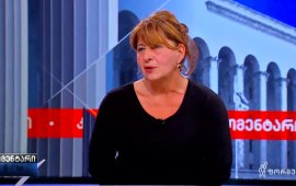 თბილისის საქალაქო სასამართლოს ადმინისტრაციულ საქმეთა კოლეგიის
მოსამართლე ნინო ენუქიძემ დღეს, 24 ოქტომბერს, საზოგადოებრივი
მაუწყებლის სამეურვეო საბჭოს წევრს, ლიკა ბასილაია-შავგულიძეს
5-დღიანი ადმინისტრაციული პატიმრობა შეუფარდა.
შინაგან საქმეთა სამინისტრო მას ადმინისტრაციულ
სამართალდარღვევათა კოდექსის 166(1)-ე და 173(2)-ე მუხლების დარღვევას
ედავება, რაც წვრილმან ხულიგნობასა და პოლიციის სიტყვიერ შეურაცხყოფას
გულისხმობს.  
საზოგადოებრივი მაუწყებლის სამეურვეო საბჭოს დღევანდელ
სხდომაზე ზაზა აბაშიძემ და ლაშა ტუღუშმა საბჭოს დაკავებული წევრის,
ლიკა ბასილაია-შავგულიძის მხარდამჭერი განცხადების ტექსტი 
წარადგინეს, თუმცა ის საბჭოს სხვა წევრებმა არ
გაიზიარეს.
სამეურვეო საბჭოს თავმჯდომარე, ვასილ მაღლაფერიძემ
სხდომის მიმდინარეობის დროსვე თქვა:
„მე, რა საკვირველია, არ შემოვუერთდები იმიტომ, რომ ჩემი
ინდივიდუალური მოსაზრებაა, ინდივიდუალური და მე არც მისაუბრია
კოლეგებთან, მე არც ქუჩის გადაკეტვის სოლიდარული ვარ, არც პოლიციის
მანქანებზე ასვლის მიმართ ვარ სოლიდარული და არც შეურაცხყოფების
მიმართ ვარ სოლიდარული, არც საჯაროდ და არც შიგნით, არც სხდომის
შიგნით…“.
ლიკა ბასილაია - შავგულიძე პოლიციამ 22 ოქტომბერს,
აქციის - „მედია რუსთაველზე“ მიმდინარეობის პარალელურად
დააკავა,
ბრალი ოფიციალურად კი ორი დღის შემდეგ წარუდგინეს.
23 ოქტომბერს, „მთის ამბები“/„საქართველოს ამბების“
დამფუძნებელმა, გელა მთივლიშვილმა გაავრცელა
ინფორმაცია, რომ ბასილაია-შავგულიძისთვის ადმინისტრაციული
სამართალდარღვევის ოქმი ჯერ გადაცემული არ ჰქონდათ. მთივლიშვილმა
გაავრცელა მისი წერილიც: 
„დაზუსტებით იმის თქმა, რას ედავებიან, ჯერ არ
შეგვიძლია, სავარაუდოდ, წვრილმან ხულიგნობას და პოლიციის
მოთხოვნისადმი დაუმორჩილებლობას. დაკავების დროს ტანსაცმელი აქვს
დაზიანებული. იზოლატორში მოთავსების შემდეგ მოპყრობაზე პრეტენზიები არ
გააჩნია. მხნედაა! ესეც მისი მოკლე წერილი:
„რუსული რეჟიმისგან სხვას რას უნდა ველოდოთ. უკანონოდ
დამაპატიმრეს, ტროტუარზე მდგომს პოლიციელი მწვდა კისერში. მე
ვაფრთხილებდი მათ, რომ თუ აქ რუსული რეჟიმი დამყარდება, მათ წაიყვანენ
უკრაინასთან ომში და დრონი დააფრინდებათ. ჩვენი თავისუფლების ხარჯზე
ვიცავთ იმ პოლიციელებს, რომლებიც უკანონოდ გვაკავებენ და
მოსამართლეებს, რომლებიც უკანონოდ გვაპატიმრებენ. თუ ჩვენი არ სჯერათ,
შეუძლიათ ნახონ რუსი პროპაგანდისტის, სალავიოვის განცხადება, რომელიც
ამბობს, „ჩვენ ქართველები გვჭირდება ომში“. ბრძოლას ვაგრძელებთ“„.
ბასილაია-შავგულიძეს დაკავებას გამოეხმაურა და მას
სოლიდარობა გამოუცხადა
„მედიის ადვოკატირების კოალიციამაც“. 
 
 
თბილისის საქალაქო სასამართლოს ადმინისტრაციულ საქმეთა კოლეგიის
მოსამართლე ნინო ენუქიძემ დღეს, 24 ოქტომბერს, საზოგადოებრივი
მაუწყებლის სამეურვეო საბჭოს წევრს, ლიკა ბასილაია-შავგულიძეს
5-დღიანი ადმინისტრაციული პატიმრობა შეუფარდა.
შინაგან საქმეთა სამინისტრო მას ადმინისტრაციულ
სამართალდარღვევათა კოდექსის 166(1)-ე და 173(2)-ე მუხლების დარღვევას
ედავება, რაც წვრილმან ხულიგნობასა და პოლიციის სიტყვიერ შეურაცხყოფას
გულისხმობს.  
საზოგადოებრივი მაუწყებლის სამეურვეო საბჭოს დღევანდელ
სხდომაზე ზაზა აბაშიძემ და ლაშა ტუღუშმა საბჭოს დაკავებული წევრის,
ლიკა ბასილაია-შავგულიძის მხარდამჭერი განცხადების ტექსტი 
წარადგინეს, თუმცა ის საბჭოს სხვა წევრებმა არ
გაიზიარეს.
სამეურვეო საბჭოს თავმჯდომარე, ვასილ მაღლაფერიძემ
სხდომის მიმდინარეობის დროსვე თქვა:
„მე, რა საკვირველია, არ შემოვუერთდები იმიტომ, რომ ჩემი
ინდივიდუალური მოსაზრებაა, ინდივიდუალური და მე არც მისაუბრია
კოლეგებთან, მე არც ქუჩის გადაკეტვის სოლიდარული ვარ, არც პოლიციის
მანქანებზე ასვლის მიმართ ვარ სოლიდარული და არც შეურაცხყოფების
მიმართ ვარ სოლიდარული, არც საჯაროდ და არც შიგნით, არც სხდომის
შიგნით…“.
ლიკა ბასილაია - შავგულიძე პოლიციამ 22 ოქტომბერს,
აქციის - „მედია რუსთაველზე“ მიმდინარეობის პარალელურად
დააკავა,
ბრალი ოფიციალურად კი ორი დღის შემდეგ წარუდგინეს.
23 ოქტომბერს, „მთის ამბები“/„საქართველოს ამბების“
დამფუძნებელმა, გელა მთივლიშვილმა გაავრცელა
ინფორმაცია, რომ ბასილაია-შავგულიძისთვის ადმინისტრაციული
სამართალდარღვევის ოქმი ჯერ გადაცემული არ ჰქონდათ. მთივლიშვილმა
გაავრცელა მისი წერილიც: 
„დაზუსტებით იმის თქმა, რას ედავებიან, ჯერ არ
შეგვიძლია, სავარაუდოდ, წვრილმან ხულიგნობას და პოლიციის
მოთხოვნისადმი დაუმორჩილებლობას. დაკავების დროს ტანსაცმელი აქვს
დაზიანებული. იზოლატორში მოთავსების შემდეგ მოპყრობაზე პრეტენზიები არ
გააჩნია. მხნედაა! ესეც მისი მოკლე წერილი:
„რუსული რეჟიმისგან სხვას რას უნდა ველოდოთ. უკანონოდ
დამაპატიმრეს, ტროტუარზე მდგომს პოლიციელი მწვდა კისერში. მე
ვაფრთხილებდი მათ, რომ თუ აქ რუსული რეჟიმი დამყარდება, მათ წაიყვანენ
უკრაინასთან ომში და დრონი დააფრინდებათ. ჩვენი თავისუფლების ხარჯზე
ვიცავთ იმ პოლიციელებს, რომლებიც უკანონოდ გვაკავებენ და
მოსამართლეებს, რომლებიც უკანონოდ გვაპატიმრებენ. თუ ჩვენი არ სჯერათ,
შეუძლიათ ნახონ რუსი პროპაგანდისტის, სალავიოვის განცხადება, რომელიც
ამბობს, „ჩვენ ქართველები გვჭირდება ომში“. ბრძოლას ვაგრძელებთ“„.
ბასილაია-შავგულიძეს დაკავებას გამოეხმაურა და მას
სოლიდარობა გამოუცხადა
„მედიის ადვოკატირების კოალიციამაც“.