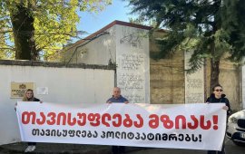 
18 ნოემბერს, ქუთაისის სააპელაციო სასამართლომ ბათუმის
საქალაქო სასამართლოს მიერ მზია ამაღლობელისთვის 
გამოტანილი განაჩენი, რომლითაც მას მოსამართლე ნინო
სახელაშვილმა 2-წლიანი პატიმრობა მიუსაჯა, ძალაში დატოვა. 
მზია ამაღლობელის ადვოკატები ნინო სახელაშვილის მიერ
გამოტანილი განაჩენის გაუქმებას და გამამართლებელი განაჩენის დადგენას
ითხოვდნენ.
ბათუმის საქალაქო სასამართლოს 6 აგვისტოს განაჩენს
ასაჩივრებდა პროკურატურაც და ისევ სისხლის სამართლის კოდექსის 353
მუხლის პირველი ნაწილით გათვალისწინებულ სასჯელს, 4-დან 7 წლამდე
თავისუფლების აღკვეთას, ითხოვდა.
---------------------------------
„ბათუმელები”/“ნეტგაზეთის” დამფუძნებელსა და
დირექტორს ბათუმის პოლიციის უფროსისთვის, ირაკლი დგებუაძისთვის სილის
გაწვნის გამო პოლიციელზე თავდასხმას ედავებოდნენ, თუმცა მოსამართლე
ნინო სახელაშვილმა მზია ამაღლობელს ბრალი გადაუკვალიფიცირა და ის
დამნაშავედ სისხლის სამართლის კოდექსის 353-ე მუხლის პირველი
ნაწილით 
ცნო: 
„პოლიციის მუშაკის, სპეციალური პენიტენციური
სამსახურის მოსამსახურის ან ხელისუფლების სხვა წარმომადგენლის მიმართ
წინააღმდეგობა საზოგადოებრივი წესრიგის დაცვისთვის ხელის შეშლის, მისი
საქმიანობის შეწყვეტის ან შეცვლის მიზნით, აგრეთვე აშკარად უკანონო
ქმედებისთვის მისი იძულება, ჩადენილი ძალადობით ან ძალადობის მუქარით
– ისჯება ჯარიმით ან შინაპატიმრობით ვადით ორ წლამდე ანდა
თავისუფლების აღკვეთით ვადით ორიდან ექვს წლამდე“.
------------------------------
ქუთაისის საააპელაციო სასამართლომ მზია ამაღლობელის
საჩივრის განხილვა 11 ნოემბერს 
დაიწყო. საქმის მომხსენებელი მოსამართლე ნიკოლოზ
მარგველაშვილი იყო, კოლეგიაში კი შედიოდნენ მოსამართლეები: მარინა
სირაძე და ნანა ჯოხაძე. 
18 ნოემბრის სხდომაზე დასკვნითი სიტყვა ამაღლობელის
დაცვის მხარემ წარმოთქვა. „ბათუმელები“/„ნეტგაზეთის“ დამფუძნებლისა და
დირექტორის ერთ-ერთმა ადვოკატმა, მაია მწარიაშვილმა პროცესზე თქვა,
რომ მზია ამაღლობელის საქმეს არაფერი აქვს საერთო სისხლის
სამართლებრივ ბრალდებასთან, არც თავდასხმასთან და არც
წინააღმდეგობასთან. მწარიაშვილმა მას სისტემური უკანონობისა და
სისტემური ძალადობის საქმე უწოდა:
„აღსანიშნავია, რომ სახელმწიფო ბრალდების როგორც
სააპელაციო საჩივარი, ისე დასკვნითი სიტყვა მხოლოდ პროკურორის
შეფასებები და მოსაზრებები იყო, რომლის უკან არ იდგა არც ერთი
მტკიცებულება და მას არც მიუთითებია არც ერთ მტკიცებულებაზე.
როგორ უნდა დამალო, გაათეთრო სისტემური უკანონობა? უნდა
შექმნა „დამტკიცებული დამნაშავეობა“, დანიშნო „დამნაშავედ“. სწორედ
ასე დანიშნეს მზია ამაღლობელი დამნაშავედ, თავდამსხმელად, მერე -
წინააღმდეგობის გამწევად. რა მნიშვნელობა აქვს, მთავარია დაზარალებული
იყოს პოლიცია და არა მზია. ასე დანიშნეს მსხვერპლი დამნაშავედ“.
თითქმის ხუთსაათიანი სიტყვის ბოლოს, მაია მწარიაშვილმა
მოსამართლეებსაც მიმართა:
„ბატონო მოსამართლეებო! პირველი ინსტანციის სასამართლომ
ყველაფერი ნახა, მოისმინა, არ შეიძლება იმაზე ცხადად ჩვენება, ვიდრე
ეს ჩვენ ვაჩვენთ სასამართლოს, მაგრამ მაინც დააკანონა უსამართლობა,
მაინც მწვანე შუქი აუნთო სისტემის ძალადობას მოქალაქეზე. მზია
სინდისის პატიმარია და სინდისის პატიმარი ვერ იქნება დამნაშავე.
დამნაშავეა სისტემა, რომელიც მწვანე შუქს აძლევს ინსტიტუციურ
ძალადობას. ნებისმიერი სისტემური ძალადობა წარმატებულია მხოლოდ მაშინ,
როდეაც სასამართლო ამის უფლებას იძლევა.
ბატონო მოსამართლეები, ზოგჯერ სამართლიანობის აღდგენა
ნიშნავს იმის აღიარებას, რომ სისტემამ შეწყვიტა სამართლიანობა. ეს
ამერიკელი მოსამართლის გადაწყვეტილებაში წავიკითხე და ძალიან
მომეწონა. დიახ, ამ ქვეყანაში სისტემამ დიდი ხანია შეწყვიტა
სამართლიანობა.
არსებობს სასამართლოს გადაწყვეტილება, რომელიც ქმნის
დოკუმენტს, მხოლოდ განაჩენია და არსებობს სასამართლოს გადაწყვეტილება,
რომელიც ქმნის ქვეყანას. ეს განაჩენი განაპირობებს, თუ როგორი იქნება
ეს ქვეყანა სავარაუდოდ ბევრი წლის განმავლობაში.
კანონი მარტივია, სადაც არ არის დანაშაული, არ უნდა იყოს
სასჯელი. მოვითხოვ არა შეწყალებას, არამედ გამართლებას - ეს არის
ერთადერთი სამართლებრივი და სამართლიანი გადაწყვეტილება. მინდა
მჯეროდეს, რომ კანონი თქვენთვის მხოლოდ ტექსტი არ არის“. 
ადვოკატების შემდეგ სასამართლოს დასკვნითი
სიტყვით მიმართა
მზია ამაღლობელმაც:
„პატიმრობა სასურველი არ არის, არც მარტივია, მაგრამ
საშიშიც არ არის. მე პატიმრობა კი არ მაშინებს, მაშინებს ის,
პატიმრობიდან როცა გამოვალ, რა დამხვდება გარეთ. დამხვდება ქვეყანა,
რომელიც თავისუფლებისთვის, დემოკრატიისთვის, ევროპული მომავლისთვის
იბრძვის, თუ დამხვდება ქვეყანა, რომელიც პროპაგანდამ ეკონომიკურმა
გამოწვევებმა … ტანკის გარეშე რუსეთის მიერ დაპყრობილი ქვეყანა
დამხვდება?!
ჩვენთვის, ყველასთვის, ვინც ამ დარბაზიშია, ღირსება
გადის საქართველოს კონსტიტუციის დაცვაზე. ამიტომ, მოგიწოდებთ ყველას,
ვიბრძოლოთ, სანამ გვიანი არ არის, იმიტომ, რომ კონსტიტუციის დაცვის
ვალდებულება გვაქვს. ბრძოლა ბოლომდე!“



ქუთაისის სააპელაციო სასამართლოს გადაწყვეტილება

დაგმო „პრესის საერთაშორისო ინსტიტუტმა“:
„სააპელაციო განაჩენით ძალაში დარჩა 2025 წლის აგვისტოში
გამოტანილი თავდაპირველი გამამტყუნებელი განაჩენი, რომელიც 200 დღეზე
მეტი ხნის განმავლობაში უსამართლო წინასწარი პატიმრობისა და უაღრესად
პოლიტიზებული სასამართლო პროცესის შემდეგ იქნა გამოტანილი, რა დროსაც
ჟურნალისტის ჯანმრთელობა და მხედველობა სერიოზულად გაუარესდა.
დაპატიმრებისა და პოლიტიკურად მოტივირებული დევნის შემდეგ, მზია,
რომელიც საქართველოს ორი ყველაზე ცნობილი დამოუკიდებელი
მედიასაშუალების, „ბათუმელების“ და „ნეტგაზეთისა“ თანადამფუძნებელი და
დირექტორია, პრესის თავისუფლებისა და დემოკრატიისთვის ბრძოლის
სიმბოლოდ იქცა საქართველოში, სადაც მმართველი პარტია „ქართული ოცნება“
დისიდენტების მიმართ ავტორიტარულ რეპრესიებს აღრმავებს“.
სააპელაციო სასამართლოს მიერ გამოტანილ განაჩენს უზენაეს
სასამართლოში გაასაჩივრებენ მზია ამაღლობელის ადვოკატები.
ქუთაისის სააპელაციო სასამართლოში გამართული სამივე
სხდომის დროს ეზოს ჭიშკარი დაკეტილი ხვდებოდათ პროცესზე დასასწრებლად
მისულ მზია ამაღლობელის კოლეგებსა და მხარდამჭერებს. სხდომები
24-კაციან დარბაზში ტარდებოდა და მასზე დასწრების საშუალება ყველა
მსურველს არ ჰქონდა.  



„ბათუმელებისა“ და „ნეტგაზეთის“ დამფუძნებელი და
დირექტორი 11-12 იანვარს, ბათუმის პოლიციის მთავარ სამმართველოსთან
ორჯერ დააკავეს. პირველად მზია ამაღლობელი პოლიციამ კედელზე იმ
სტიკერის გაკვრის გამო დააკავა, რომელზეც „გაიფიცე“ ეწერა, ის
მოგვიანებით ხელწერილის საფუძველზე გაათავისუფლეს, თუმცა მალევე
მეორედ, ირაკლი დგებუაძისთვის სილის გაწვნის გამო დააკავეს.
დაკავებისას მზია ამაღლობელს ღირსების შემლახავად მოექცნენ, თუმცა
პროკურატურას საქმის გამოძიება არ დაუწყია.
სასამართლომ მზია ამაღლობელი დააჯარიმა ორ
ადმინისტრაციულ საქმეზეც. მოსამართლე სალიხ შაინიძემ ამაღლობელი
პირველ ადმინისტრაციულ საქმეზე სამართალდამრღვევად 18 მარტს ცნო და 2
000 ლარით დააჯარიმა. 18 ივნისს კი, ის სამართალდამრღვევად მოსამართლე
მარიანა ფამოევამ ცნო და 1000 ლარით დააჯარიმა. შსს ამაღლობელს
პოლიციელების სიტყვიერ შეურაცხყოფასა და  აჭარის პოლიციის
დეპარტამენტის წინ, დამხმარე ნაგებობაზე სტიკერის გაკვრის გამო
იერსახის დამახინჯებას ედავებოდა. 
„ბათუმელები“/„ნეტგაზეთის“ დამფუძნებელი და
დირექტორი დაკავების დღიდან, 38 დღე შიმშილობდა. მზია ამაღლობელი ბოლო
თვეების განმავლობაში არაერთი საერთაშორისო ჯილდოს მფლობელი

გახდა. მათ შორის, ამაღლობელმა მიიღო სახაროვის
პრემია - ევროკავშირის ადამიანის უფლებათა უმაღლესი ჯილდო.
