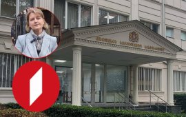 
დღეს, 8 დეკემბერს, თბილისის სააპელაციო სასამართლოს
მოსამართლე შალვა კაკაურიძემ საზოგადოებრივი მაუწყებლიდან
გათავისუფლებული „ახალი კვირის“ ჟურნალისტის, თამთა ჯანაძის სარჩელი
არსებითად განიხილა და სარეზოლუციო ნაწილის გამოცხადება 19
დეკემბრამდე გადადო.
თამთა ჯანაძემ სააპელაციოში თბილისის საქალაქო
სასამართლოს 2024 წლის 7 ნოემბრის გადაწყვეტილება გაასაჩივრა,
რომლითაც მოსამართლე სოსო ღურწკაიამ მისი სარჩელი არ დააკმაყოფილა.
ჯანაძე საზოგადოებრივი მაუწყებლიდან გათავისუფლების შესახებ ბრძანების
ბათილად ცნობას, სამუშაოზე აღდგენას და განაცდურის ანაზღაურებას
მოითხოვდა. 
-------------------------
საზოგადოებრივმა მაუწყებელმა გადაცემა „ახალი
კვირის“ ჟურნალისტები: თამთა ჯანაძე, სოფიო ზედელაშვილი და გადაცემის
წამყვანი, იმედა დარსალია სამსახურიდან 2022 წლის აპრილში
გაათავისუფლა. გათავისუფლებამდე 2 თვით ადრე მათ „პირველ არხზე“
არსებული ცენზურისა და ე.წ. „შავი სიების“ შესახებ 
ისაუბრეს. სოფიო ზედელაშვილის საქმის განხილვა თბილისის
საქალაქო სასამართლოს ჯერ არ დაუწყია, იმედა დარსალიას სარჩელი კი
არცერთი ინსტანციის სასამართლომ არ დააკმაყოფილა. 
------------------------
დღევანდელი პროცესის დასრულების შემდეგ თამთა ჯანაძემ
„მედიაჩეკერთან“ საუბრისას აღნიშნა, რომ თბილისის სააპელაციო
სასამართლოს გადაწყვეტილებას დიდი ინტერესით ელოდება, თუმცა დიდი
იმედი არ აქვს:
„როდესაც პროცესი საქალაქო სასამართლოში მიმდინარეობდა,
ჯერ კიდევ მქონდა იმედი, რომ სისტემაში არსებობენ მოსამართლეები,
რომლებიც უფრთხილდებიან საკუთარ პროფესიულ ღირსებას, ინარჩუნებენ
საკუთარ პროფესიულ რეპუტაციას. თუმცა, სამწუხაროდ, პირველი ინსტანციის
სასამართლოს მოსამართლე სოსო ღურწკაია ასეთი მოსამართლე არ აღმოჩნდა.
რაც შეეხება მეორე ინსტანციას, მე არ ვიცი, რა
გადაწყვეტილებას მიიღებს შალვა კაკაურიძე, თუმცა დარწმუნებული ვარ,
რომ სასამართლოზე ხელისუფლების მხრიდან ძალიან სერიოზული ზეწოლა
მიმდინარეობს, რადგან თუ სასამართლომ სამართლიანი განაჩენი გამოიტანა,
ეს იმას ნიშნავს, რომ დადასტურდება საზოგადოებრივ მაუწყებელზე
პოლიტიკური ზეწოლა, რაც ფაქტობრივად, სახელისუფლებო პროპაგანდას
მთლიანად ჩამოშლის. დარწმუნებული ვარ, რომ ამას ხელისუფლება არ
დაუშვებს. შესაბამისად, მე არ ვიცი სასამართლოს რამდენად
ეყოფა იმის გამბედაობა, რომ ხელისუფლებას დაუპირისპირდეს და
სამართლიანი განაჩენი გამოიტანოს. თუმცა, ის რომ აქ ბნელა, არ
ნიშნავს, რომ სტრასბურგშიც ასეთი მდგომარეობა იქნება. ამ ეტაპზე
შემიძლია ვთქვა, რომ სასამართლოს გადაწყვეტილებას დიდი ინტერესით
ველოდები, თუმცა დიდი იმედი არ მაქვს და ჩემი საბოლოო, ასე ვთქვათ,
სამართლიანობის აღდგენის პუნქტად სტრასბურგი მიმაჩნია“.



საზოგადოებრივი მაუწყებლის ყოფილი ჟურნალისტის ადვოკატის,
„საერთაშორისი გამჭვირვალობა - საქართველოს“ წარმომადგენლის, თეონა
ზაქარაშვილის შეფასებით, ამ საქმეში აუცილებელია, იმსჯელონ
საზოგადოებრივი მაუწყებლის სარედაქციო პოლიტიკის დამოუკიდებლობასა და
მასში ჩარევაზე:
„სამწუხაროდ, მაღალი მოლოდინი არ გვაქვს. თუმცა, იმედი
მაქვს, რომ ჯერ კიდევ შეიძლება სასამართლომ გამოასწოროს მის მიერ
დაშვებული შეცდომა და არსებითად სწორად განიხილოს საკითხი და
დააკმაყოფილოს მოთხოვნები, რომლებიც თამთა ჯანაძეს აქვს. პრაქტიკულად,
ამ საქმეში დასტურდება როგორც  შავი სიების არსებობა, ისე
სარედაქციო დამოუკიდებლობაში ჩარევა და ასევე, მთელი რიგი პრობლემები,
რომლებიც საზოგადოებრივ მაუწყებელს მიემართება“.



თეონა ზაქარაშვილმა მიუთითა საქმეში არსებულ სახალხო დამცველის
დასკვნაზეც, რომელმაც 2022 წელს, საზოგადოებრივი მაუწყებელიდან
გათავისუფლებული ჟურნალისტების საქმეზე არსებითი დარღვევა დაადგინა და
მაუწყებელს მათი სამსახურში აღდგენის მოთხოვნით 
მიმართა. 
„ჩვენც იგივე არგუმენტები გვქონდა. წარვადგინეთ სახალხო
დამცველის აღნიშნული დასკვნა და სამწუხაროდ, მეორე მხარის,
საზოგადოებრივი მაუწყებლის წარმომადგენლის საპირისპირო არგუმენტი იყო
ის, რომ ჩვენ შეცდომაში შევიყვანეთ სახალხო დამცველი, რაც პრაქტიკულად
ნიშნავს, რომ უბრალოდ, არ უნდა იცოდე, რა სახის ინსტიტუციასთან გაქვს
შეხება…“
მან ყურადღება გაამახვილა იმ ჟურნალისტთა საქმეებზეც,
რომლებიც „პირველმა არხმა“ თამთა ჯანაძესთან ერთად გაათავისუფლა:
„იმედას [დარსალია] საქმე სამივე ინსტანციის
სასამართლოში დასრულებულია. სამწუხაროდ, სასამართლოებმა პრაქტიკულად
გადაწერეს საზოგადოებრივი მაუწყებლის პოზიცია, რომელიც მათ სასამართლო
სხდომებზე გააჟღერეს და არ დააკმაყოფილეს ჩვენი მოთხოვნები… სოფიო
ზედელაშვილის საქმის განხილვა საერთოდ არ დაწყებულა, მიუხედავად
იმისა, რომ უკვე რამდენიმე წელი გავიდა, მას შემდეგ რაც სარჩელი
შევიტანეთ“. 
დღევანდელ პროცესთან დაკავშირებით „მედიაჩეკერმა“
კომენტარი სთხოვა საზოგადოებრივი მაუწყებლის წარმომადგენელსაც,
რომელმაც უარი განაცხადა.
საზოგადოებრივი მაუწყებლის 2025 წლის მესამე კვარტლის

ანგარიშის მიხედვით,  „პირველი არხის“
წინააღმდეგ საერთო სასამართლოებში 8 საქმეა, რომელიც სამსახურიდან
გათავისუფლების შესახებ ბრძანების ბათილად ცნობას შეეხება. თბილისის
საქალაქო სასამართლომ მარიამ სონიშვილისა და ვასილ ივანოვ-ჩიქოვანის
საჩივრები არ დააკმაყოფილა. სასამართლოს წარმოებაში კი არის: სოფიო
ზედელაშვილის, არაზ მაშოვის, ნიკოლოზ ცერცვაძის, ნინო ზაუტაშვილის და
გადაცემა „რეალური სივრცის“ გუნდის წევრების [ქეთევან კაპანაძე, იოსებ
კაციტაძე, თამარ მშვენიერაძე, ომარ წოწორია, ტუხა კვინიკაძე]
სარჩელები. 
საზოგადოებრივმა მაუწყებელმა ნინო ზაუტაშვილი და ვასილ
ივანოვ-ჩიქოვანი სამსახურიდან 2025 წლის აპრილში გაათავისუფლება,
მალევე დახურა გადაცემები „რეალური სივრცე“, „ამ შაბათ-კვირას“ და
მათი გუნდის წევრებს, რომლებმაც ახალ შეთავაზებაზე უარი თქვეს,
ხელშეკრულებები შეუწყვიტა. ისინი „პირველი არხის“ სარედაქციო
პოლიტიკას ღიად აკრიტიკებდნენ და პოლიტიკურ გავლენებზე
საუბრობდნენ.
„საერთაშორისო გამჭვირვალობა - საქართველოს“ 
შეფასებით, 2025 წელს კულმინაციური სახე მიიღო
და კიდევ უფრო მკაფიოდ გამოვლინდა საქართველოს საზოგადოებრივ
მაუწყებელში, რომელიც სახელმწიფო ბიუჯეტიდან ათეულობით მილიონი ლარით
ფინანსდება, სახელისუფლებო ინტერესებისა და გავლენების გაძლიერების
სწრაფი დინამიკა: „მიმდინარე წელს არხზე არსებული ცენზურის შესახებ
მაუწყებლის არაერთმა თანამშრომელმა ისაუბრა და მენეჯმენტი სარედაქციო
პოლიტიკაში ჩარევის მცდელობებში ამხილა, რის შემდეგაც მათი ღია დევნა
და შევიწროება დაიწყო“.
„რეპორტიორები საზღვრებს გარეშე“ კი 
მიიჩნევს, რომ საქართველოს საზოგადოებრივი მაუწყებელი,
რომელიც აქამდეც ხელისუფლების გავლენის ქვეშ იყო, მმართველი პარტიის
რუპორად იქცა და დევნის იმ ჟურნალისტებს, რომლებიც, მათი აზრით,
მაუწყებლის ღირებულებებს არ ეთანხმებიან. 
